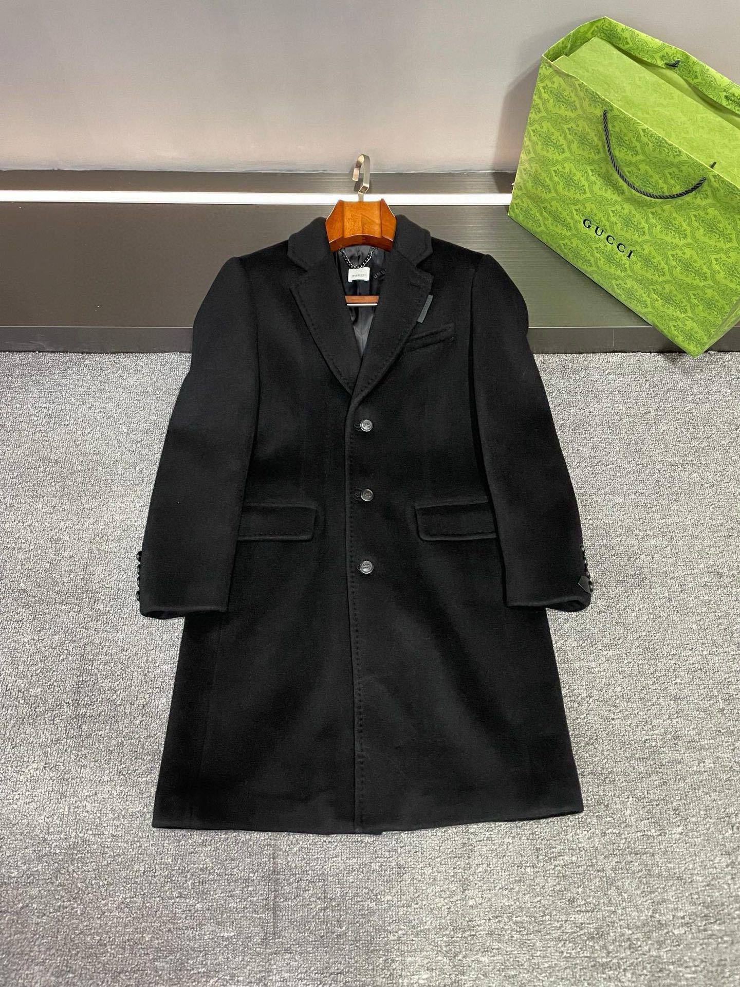 NO:674676,Burberry's new autumn and winter men's cashmere coat. Burberry's mid-length coat is carefully made of cashmere imported from Australia. It has excellent quality and is soft and delicate to the touch, as if you are touching clouds. The warmth and comfort of cashmere allow you to feel the ultimate care in the cold autumn and winter. Two classic colors, black and khaki, are available to meet different fashion tastes.  The design of the suit collar coat is fashionable and majestic. The mid-length version is full of aura, making you the center of attention wherever you go. It can be matched with formal wear to show your business charm, or with casual wear to create a fashionable casual style. The Burberry LOGO on the side seam of the collar is low-key and luxurious, highlighting the unique charm of the brand. The Burberry TB LOGO on the left sleeve  The embossed leather decoration adds fashion and personality to this coat. Every detail has been carefully designed to reflect the brand's exquisite craftsmanship. The Burberry jacquard lining inside is exquisite. When you wear this coat, the lining that is exposed inadvertently shows your taste and style to the world. Burberry  Men's cashmere coat is the perfect combination of fashion and quality. It is not only a piece of clothing, but also an attitude towards life. Choose it to make you the most dazzling gentleman in this autumn and winter. Let the people around you feel your strong aura. Must-have item for autumn and winter. Size S-XXL..,,burberry,burberry,business suit,Top Customize119860909Burberry 巴宝莉 秋冬新款男士羊绒大衣,  Burberry这款中长款大衣采用澳洲进口羊绒精心打造,品质卓越,触感柔软细腻,仿佛在触摸云朵一般.羊绒的温暖与舒适,让你在寒冷的秋冬季节也能感受到极致的呵护.黑色与卡其色两个经典颜色可选,满足不同的时尚品味.  西装领大衣的设计,时尚又大气.中长款的版型,更是气场十足,让你无论走到哪里都成为焦点.它既可以搭配正装,展现你的商务魅力,又能与休闲装搭配,营造出时尚的休闲风格.  领子侧缝处的 Burberry LOGO,低调而奢华,彰显着品牌的独特魅力.左袖子上的巴宝莉 TB LOGO 压花皮革装饰,更是为这件大衣增添了一份时尚与个性.每一个细节都经过精心设计,体现了品牌的精湛工艺.  内里的 Burberry 提花里布,精美绝伦.当你穿上这件大衣,不经意间露出的里布,都在向世界展示着你的品味与格调.  Burberry 男士羊绒大衣,是时尚与品质的完美结合.它不仅仅是一件衣服,更是一种生活态度.选择它,让你在这个秋冬季节成为最耀眼的绅士.让周围人群来感受你的强大气场吧秋冬必备单品  码数S-XXL..,,burberry,burberry,business suit,Top Customize1,Men's clothing