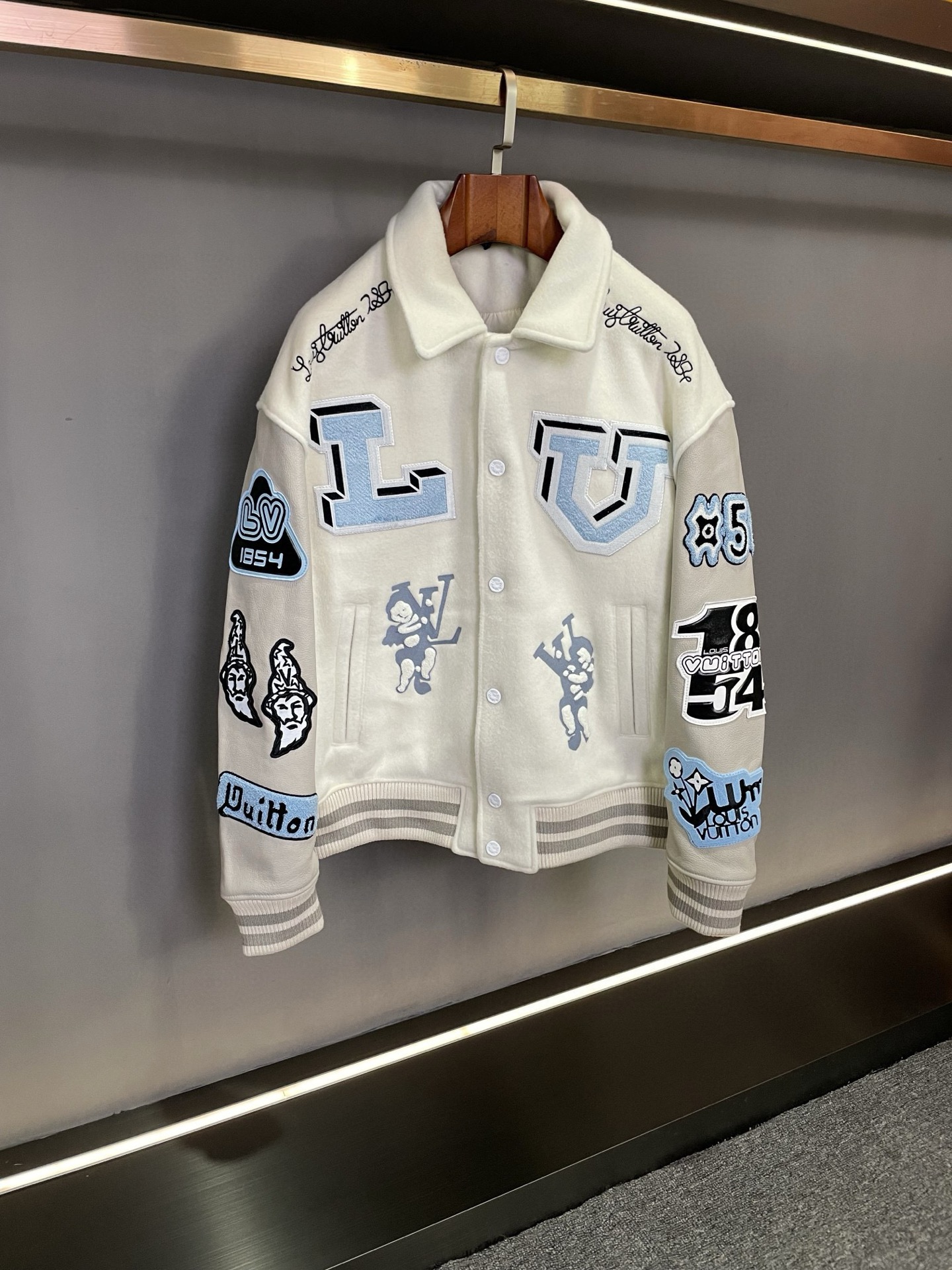 NO:674686,Louis Vuitton LV's new autumn and winter baseball uniforms, leather jackets for men and women. First of all, let's focus on its excellent materials. The body is made of white Australian cashmere, which is soft and delicate, giving the ultimate care to the skin and showing a luxurious texture. The sleeves are made of Spanish off-white first-layer calfskin, which is tough and durable and exudes a charming luster. The perfect combination of the two top materials gives this baseball uniform unparalleled quality and charm. In terms of design, it is even more original. The chest is made with towel embroidery.  The LV letter LOGO is exquisite and delicate, highlighting the iconic charm of the brand. The embroidery process on the second volume depicts two angels holding up the LV pattern, which is full of artistic sense and fantasy. The back uses towel embroidery technology to present a huge cartoon rabbit and LV LOGO pattern, which is lively and playful yet fashionable, adding a touch of smart color to the entire look. In addition, there are many LV elements on the sleeves and shoulders, and the details show the brand's exquisite craftsmanship and unique design. This LV  The new autumn and winter baseball uniform is not only a fashionable garment, but also a reflection of a life attitude. It combines classics and innovation, elegance and vitality. Whether it is paired with casual pants or jeans, it can easily create a fashionable look. Whether in daily travel, social occasions or travel, it can make you the focus of attention. Fashion never stops, Louis Vuitton always leads the trend. Choose this 25  The new autumn and winter baseball uniforms allow you to bloom your unique charm and show your confidence and style in the new season. Come and have your own fashion legend!   Size S-XXL,,louis vuitton,louis vuitton,jeans,jackets & coats,cowhide,Top Customize119860909路易威登 LV 秋冬新款棒球服,男女同款皮夹克 首先,让我们聚焦于其卓越的材质.身子采用白色澳洲羊绒,柔软细腻,给予肌肤极致的呵护,同时彰显出奢华的质感.袖子则由西班牙米白色头层小牛皮打造,坚韧耐用,散发着迷人的光泽.两种顶级材质的完美结合,为这款棒球服赋予了无与伦比的品质与魅力.  在设计方面,更是独具匠心.胸前采用毛巾绣工艺制成的 LV 字母 LOGO,精致细腻,凸显品牌的标志性魅力.下册绣花工艺刻画出两个天使举 LV 图案,充满了艺术感与奇幻色彩.后背则以毛巾绣工艺呈现巨大卡通兔及 LV LOGO 图案,活泼俏皮又不失时尚大气,为整个造型增添了一抹灵动的色彩.此外,袖子和肩膀处也有众多 LV 元素呈现,细节之处尽显品牌的精湛工艺与独特设计.  这款LV 秋冬新款棒球服,不仅是一件时尚的服饰,更是一种生活态度的体现.它融合了经典与创新,优雅与活力,无论是搭配休闲裤还是牛仔裤,都能轻松打造出时尚感十足的造型.无论是在日常出行、社交场合还是旅行中,它都能让你成为众人瞩目的焦点.  时尚永不止步,路易威登始终引领潮流.选择这款 25 秋冬新款棒球服,让你在新的季节里绽放独特的魅力,展现自信与风采.快来拥有属于你的时尚传奇吧！  码数S-XXL,,louis vuitton,louis vuitton,jeans,jackets & coats,cowhide,Top Customize1,Men's clothing