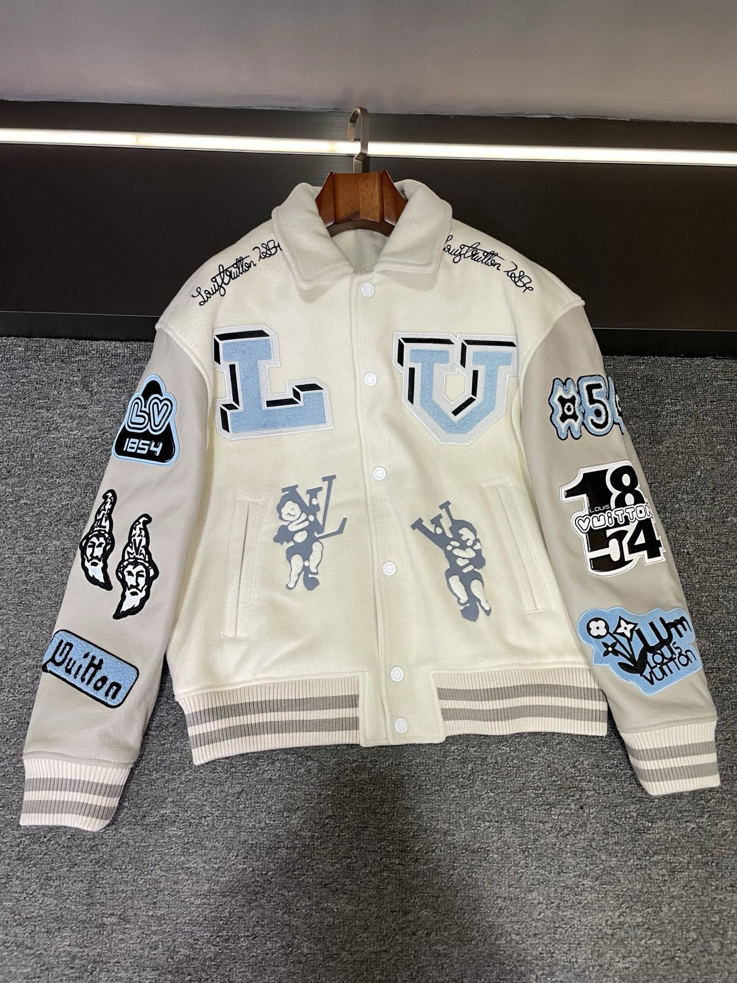 NO:674688,Louis Vuitton LV's new autumn and winter baseball uniforms are the same for men and women. LV's baseball uniforms are the same for men and women. Whether they are worn as a couple or alone, they can be easily worn. The material is made of white Australian cashmere, which is as soft as a cloud, skin-friendly and warm, and you don't want to take it off. The sleeves are made of Spanish off-white first-layer calfskin, which is full of texture and highlights luxury and quality. The collision of two high-end materials brings unparalleled visual and tactile enjoyment.  Look at the craftsmanship again. The LV letters LOGO on the chest are made with towel embroidery technology. It is full of three-dimensionality and is so exquisite that you can't take your eyes away. The embroidery technology in the second volume depicts two angels holding up the LV pattern, which seems to tell the legendary story of the brand and is full of artistic sense. The huge cartoon rabbit and LV LOGO pattern on the back are presented using towel embroidery technology. It is a perfect combination of cuteness and fashion, playful and elegant. There are also many LV on the sleeves and shoulders.  Elements are presented, and every detail demonstrates the brand's dedication and exquisite craftsmanship. Louis Vuitton has always been a leader in the fashion industry, and this new autumn and winter baseball uniform brings the brand's charm to the extreme. With it, you are the spokesperson of fashion and at the forefront of the trend. Size S-XXL,, louis vuitton, louis vuitton, cowhide, Top Customize19860909路易威登 LV 秋冬新款棒球服,男女同款棒球服  LV这款棒球服男女同款,无论是情侣穿搭还是独自美丽帅气,都能轻松驾驭.  先看材质,身子采用白色澳洲羊绒,那触感简直如云朵般柔软,亲肤又温暖,穿上就不想脱下来.而袖子则是由西班牙米白色头层小牛皮打造,质感十足,彰显着奢华与品质.两种高端材质的碰撞,带来无与伦比的视觉与触觉享受.  再瞧这工艺,胸前的 LV 字母 LOGO 采用毛巾绣工艺制成,立体感十足,精致得让人移不开眼.下册绣花工艺刻画出两个天使举着 LV 图案,仿佛在诉说着品牌的传奇故事,充满了艺术感.后背的巨大卡通兔及 LV LOGO 图案,运用毛巾绣工艺呈现,可爱与时尚完美结合,俏皮又不失大气.而且袖子和肩膀上也有很多 LV 元素呈现,处处细节都彰显着品牌的用心与精湛工艺.  路易威登一直都是时尚界的翘楚,这款 秋冬新款棒球服更是将品牌的魅力发挥到极致.拥有它,你就是时尚的代言人,走在潮流的最前沿.  码数S-XXL,,louis vuitton,louis vuitton,cowhide,Top Customize1,Men's clothing