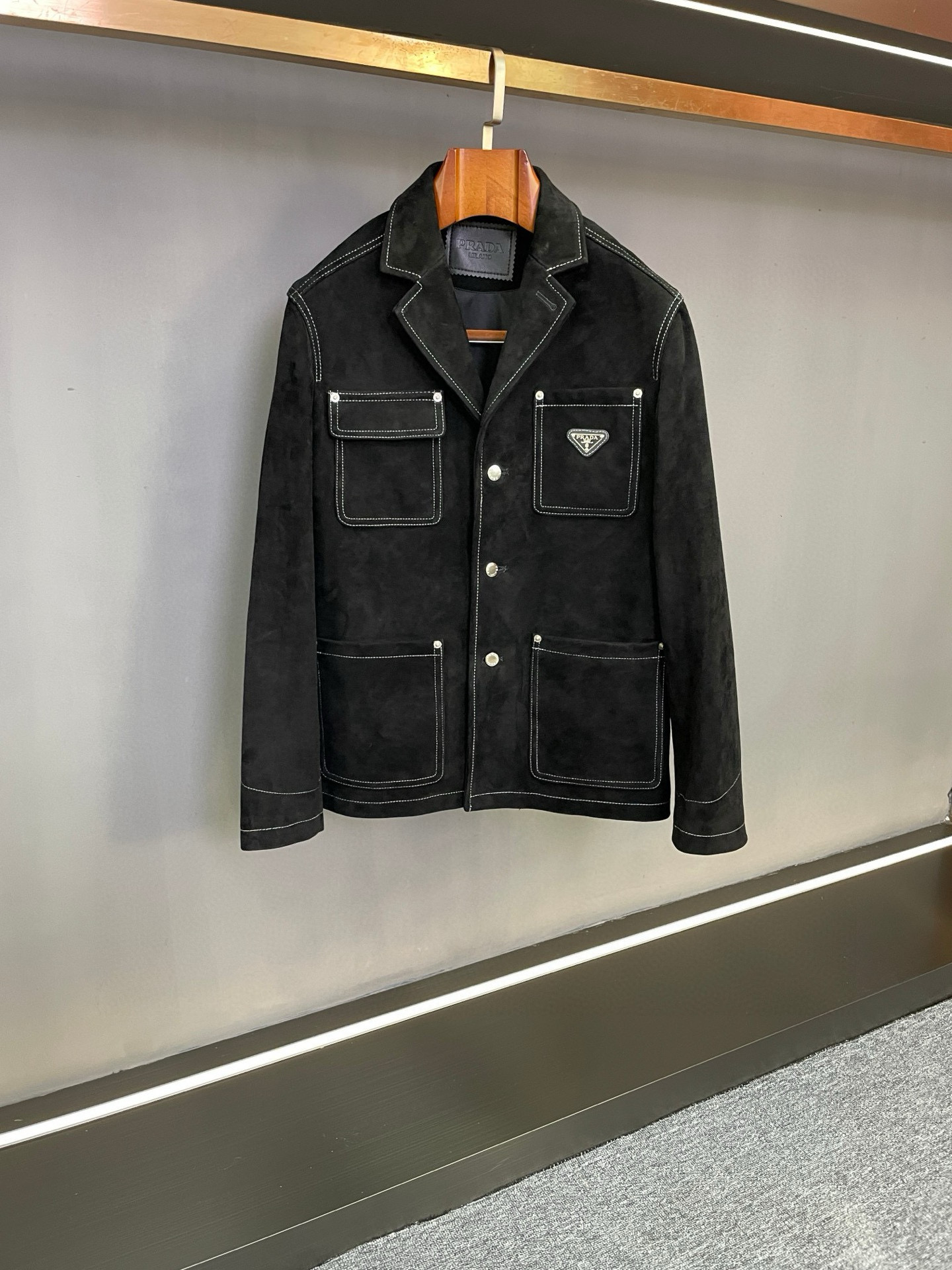 NO:674695,PRADA's new autumn and winter men's suede sheepskin jacket makes a shocking debut. Prada's new autumn and winter men's suede sheepskin jacket opens a new chapter in men's fashion with its extraordinary design and excellent quality. The jacket is made of New Zealand black suede sheepskin.  The classic suit collar design and neat lines modify the neck contour, adding a bit of sophistication and elegance to the overall look. Whether it is a business occasion or a casual gathering, it can be easily controlled and show the gentleman's demeanor. The unique white line outlines the outline of the jacket, forming a sharp visual contrast, breaking the dullness of black, giving the jacket a unique sense of layering and fashion, and demonstrating Prada's ultimate pursuit of details and design.  On the left breast pocket, Prada's iconic triangle LOGO is eye-catching and low-key. This classic logo carries the brand's profound history and excellent quality. It is a symbol of identity and taste, and inadvertently reveals the wearer's fashion attitude and high-end style. Prada's new autumn and winter men's suede sheepskin jacket perfectly integrates high-quality materials, unique design and brand connotation. It is an indispensable fashion item for your autumn and winter wardrobe. Size M-3XL,, prada, prada, jackets & coats, business  suit,sheepskin,Top Customize119860909PRADA 普拉达秋冬新款男士反绒羊皮外套震撼登场  Prada秋冬新款男士反绒羊皮外套,以非凡设计与卓越品质,开启男士时尚新篇.  外套精选新西兰黑色反绒羊皮,质地柔软且富有韧性,细腻的触感尽显奢华,同时具备出色的保暖性能,让您在秋冬季节无惧寒冷,温暖与风度兼得.  经典西装领设计,利落的线条修饰颈部轮廓,为整体造型增添几分干练与优雅,无论是商务场合还是休闲聚会,都能轻松驾驭,展现男士绅士风度.  别具匠心的白线勾勒出外套轮廓,形成鲜明视觉对比,打破黑色的沉闷,赋予外套独特的层次感与时尚感,彰显普拉达对细节与设计的极致追求.  左胸口袋上面,普拉达标志性三角板LOGO醒目而低调,这一经典标志承载着品牌的深厚历史与卓越品质,是身份与品味的象征,不经意间流露出穿着者的时尚态度与高端格调.  普拉达秋冬新款男士反绒羊皮外套,将优质选材、独特设计与品牌内涵完美融合,是您秋冬衣橱不可或缺的时尚单品.  码数M-3XL,,prada,prada,jackets & coats,business suit,sheepskin,Top Customize1,Men's clothing