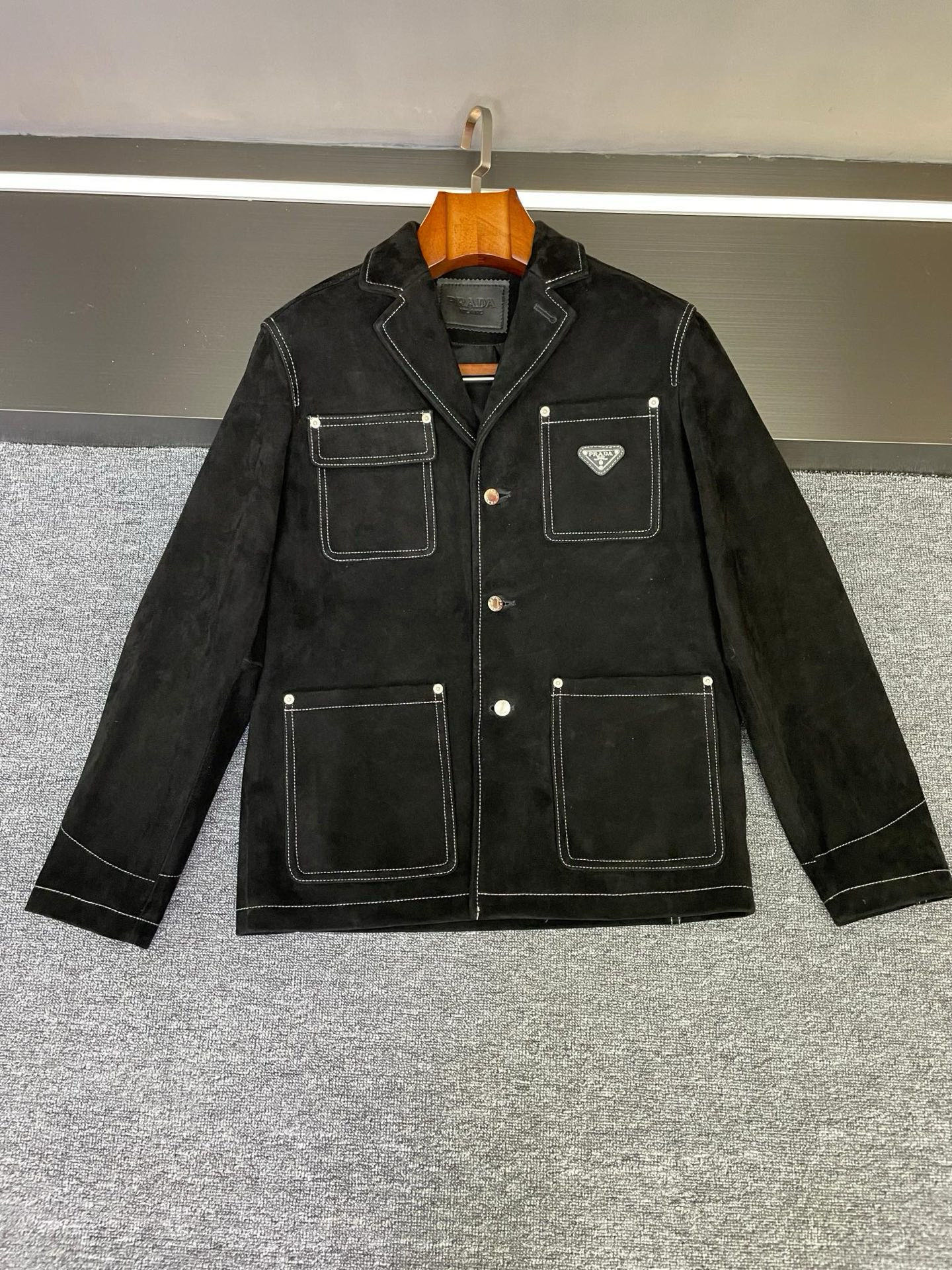 NO:674697,Prada's new autumn and winter style Fengshen Who knows, my dear friends, Prada has made a big move again in autumn and winter!  As soon as I put on this men's suede sheepskin jacket, I was so handsome that I was speechless. It is made of New Zealand black suede sheepskin, with a delicate texture and high-end luster. The upper body is instantly full of aura, and the unique white lines outline a neat outline. It is simple and yet has a sense of design. Every detail shows the craftsmanship.  The design of the suit collar adds elegance and sophistication, and is suitable for various occasions, making it suitable for commuting and dating. The iconic triangle logo on the left breast pocket inadvertently reveals the brand recognition, low-key and luxurious, who can refuse this!   Whether paired with casual jeans or formal trousers, it can be perfectly matched and easily create different styles of looks. With it, you no longer have to worry about your outfit being overturned. If you only plan to buy one coat this autumn and winter, it must be it!  Just close your eyes and make a profit, then rush and you're done!   Size M-3XL.,,prada,jeans,jackets & coats,business suit,sheepskin,Top Customize119860909Prada 秋冬新款封神  谁懂啊家人们,Prada 秋冬又又又放大招了！这件男士反绒羊皮外套一上身,我直接被帅到失语.  采用新西兰黑色反绒羊皮,细腻的质感和高级的光泽,上身瞬间气场拉满,独特的白线勾勒出利落的轮廓,简约又不失设计感,每一处细节都彰显着匠心工艺.  西装领的设计,增添了一份优雅与干练,适配各种场合,通勤约会两不误.左胸口袋上标志性的三角板LOGO,不经意间透露出品牌辨识度,低调又奢华,这谁能拒绝啊！  无论是搭配休闲牛仔裤,还是正式西裤,它都能完美驾驭,轻松打造出不同风格的造型.有了它,再也不用担心穿搭翻车.  如果今年秋冬你只打算入手一件外套,那一定是它！闭眼入不亏,冲就完事了！  码数M-3XL.,,prada,jeans,jackets & coats,business suit,sheepskin,Top Customize1,Men's clothing