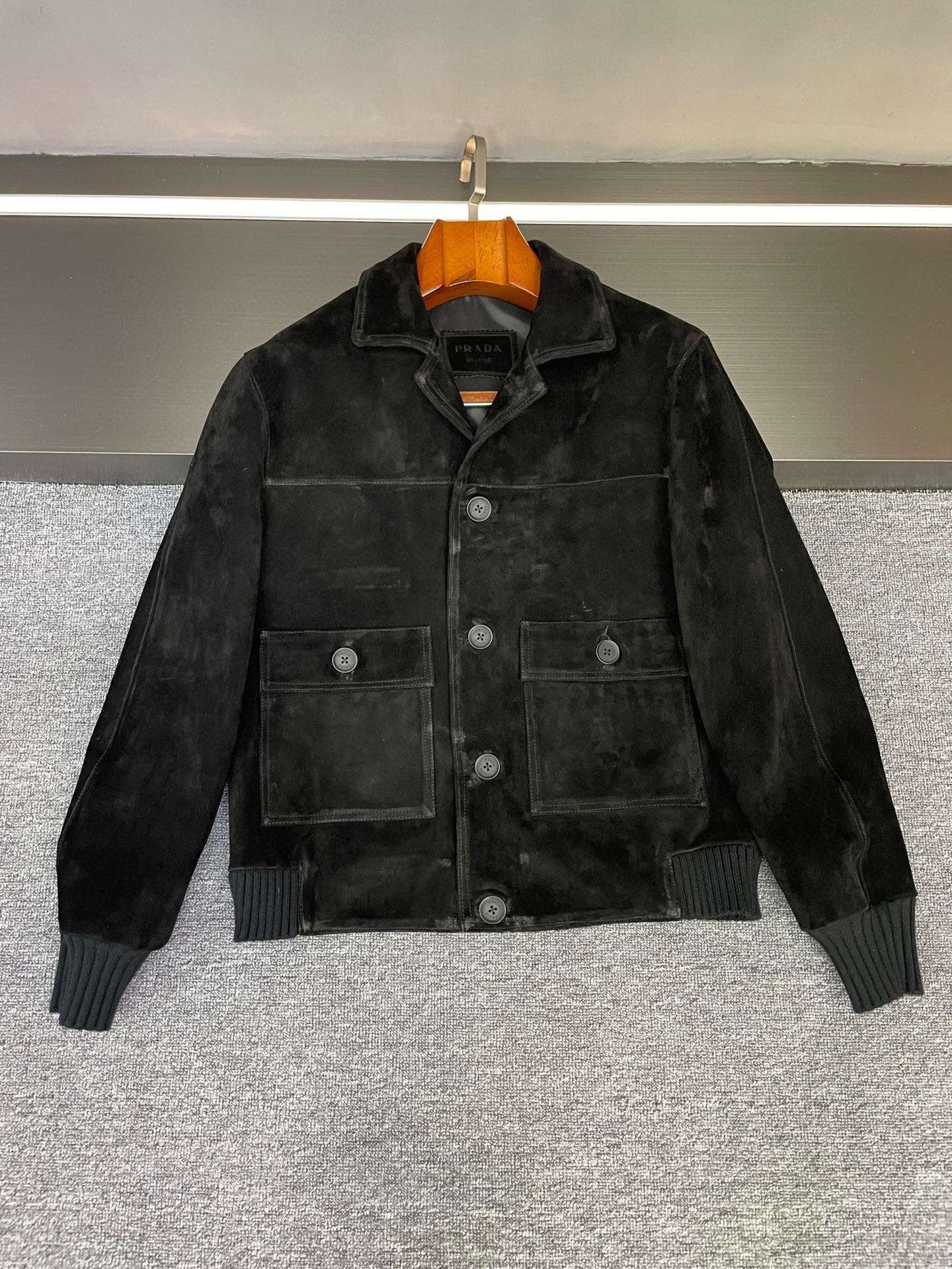 NO:674687,This Prada suede sheepskin jacket is the 'gentle armor' of autumn and winter style. Among Prada's new men's models for autumn and winter, this suede sheepskin jacket hides an ingenuity that makes people's hearts flutter at first glance - it combines the neatness of work clothes with the warmth of sheepskin, showing texture without lacking the daily relaxation.  The selected suede sheepskin imported from New Zealand has a delicate velvet feel that you can remember, as if it has been gently polished by time. The brown color has a retro filter, and the upper body is low-key and yuppie; the black color exudes a calm aura, not picky in style but with a sense of luxury. Both colors avoid exaggeration, but can easily wear a unique style.  The small lapel design of the work clothes is very skillful. It does not deliberately emphasize toughness, but adds a casual and comfortable everyday feel. Whether it is worn open or buttoned up, it can highlight the neat silhouette and is also very tolerant to various body shapes.  The iconic triangle logo on the lower back of the collar is a tacit understanding of Prada hidden in the details - it is not straightforward and eye-catching, but when you raise your hand and turn around, it quietly reveals its own recognizable texture, like a tacit little signal between people who understand.  Boys wear it with jeans for a casual street look, with khaki overalls they can wear a retro workwear style, and even with dark trousers they can hold up to light business occasions. This kind of design that hides 'high-end' in daily life and balances 'practical' and 'fashionable' just right is probably what fascinates Prada ~ Friends who like low-key textures, you may want to pay more attention ~ Size 48-66,, prada, prada, jeans, jackets &  coats,sheepskin,Top Customize119860909这件Prada反绒羊皮外套,是秋冬型格的「温柔铠甲」～ 普拉达秋冬的男士新款里,这件反绒羊皮外套藏着让人一眼心动的巧思——它把工装的利落和羊皮的温润揉得刚好,既显质感,又不缺日常的松弛感. 精选的新西兰进口反绒羊皮,摸上去是能记住的细腻绒感,像被时光轻轻打磨过的温润.棕色自带复古滤镜,上身是低调的雅痞气；黑色则透着沉稳气场,不挑风格却自带高级感,两个颜色都避开了浮夸,却能轻松穿出独有的格调. 工装小翻领设计很见功力,没有刻意强调硬朗,反而多了份随性自在的日常感,无论是敞开穿还是扣起领口,都能衬出利落轮廓,对各种身形的包容度也很友好.后衣领下方的标志性三角标贴皮,是Prada藏在细节里的默契——不直白抢眼,却在抬手转身时悄悄露出自带辨识度的质感,像懂的人之间心照不宣的小信号. 男生穿它,搭牛仔裤是随性的街头感,配卡其色工装裤又能穿出复古工装风,甚至搭深色西裤也能hold住轻商务场合.这种把「高级」藏在日常里,把「实用」和「时髦」平衡得恰到好处的设计,大概就是Prada让人着迷的地方吧～ 喜欢低调质感的朋友,不妨多留意一眼呀～ 码数48-66,,prada,prada,jeans,jackets & coats,sheepskin,Top Customize1,Men's clothing