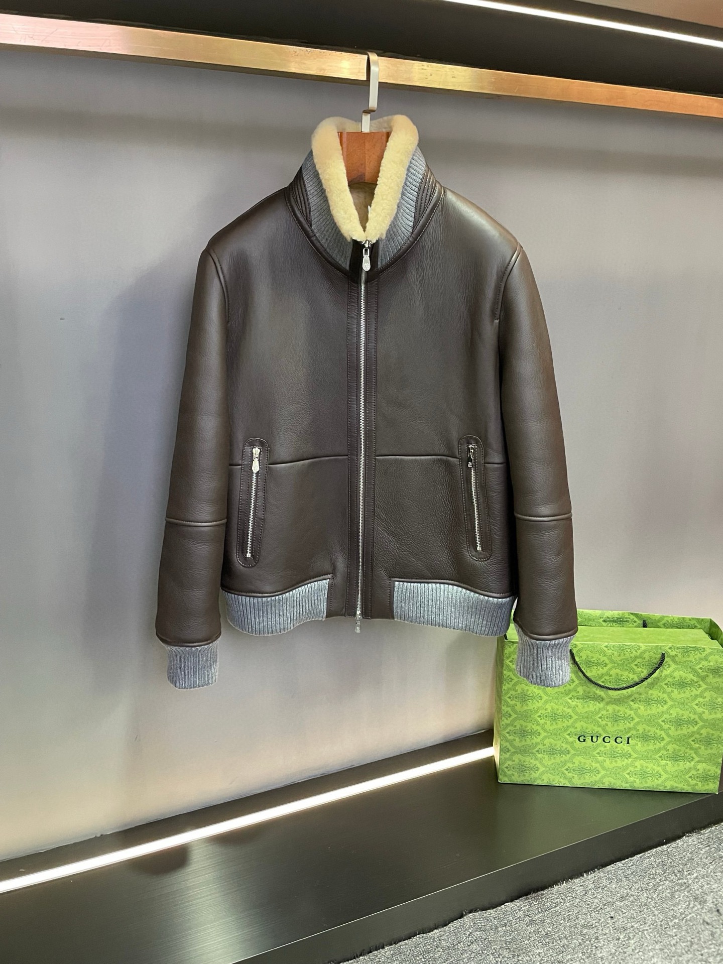 NO:674705,BC BRUNELLO CUCINELLI's new fall and winter men's fur collection is here!   Exquisite craftsmanship, quality choice. This men's fur coat is carefully crafted with imported merino fur, showing a luxurious texture. Old money style!   The leather surface is mellow brown, low-key yet elegant, showing the calm charm of men. The fur is off-white, soft and delicate, bringing ultimate warmth and comfort. The high-neck design not only effectively resists the cold wind, but also uses wool on the collar to provide all-round care for the neck. The clever combination of contrasting gray threads adds a sense of fashion and layering to the whole, finding a perfect balance between formality and leisure. Whether it is a business occasion or leisure time, BC  The new autumn and winter men's fur can make you the center of attention. Choosing it means choosing the perfect fusion of quality and fashion. Come and experience this exclusive warmth and charm!  Size 48-56.,,brunello cucinelli,jackets & coats,Top Customize119860909BC BRUNELLO CUCINELLI 秋冬新款男士皮毛一体重磅来袭！  精湛工艺,品质之选.这款男士皮毛一体外套,采用进口美利奴皮毛一体精心打造,尽显奢华质感.老钱风！  皮面呈现醇厚的棕色,低调而不失大气,彰显男性沉稳魅力.毛里为米白色,柔软细腻,带来极致的温暖与舒适.高领版型设计,不仅有效抵御寒风侵袭,且领子上面同样采用羊毛材质,给予颈部全方位的呵护.撞色灰色螺纹的巧妙搭配,为整体增添了时尚感与层次感,在正式与休闲之间找到完美平衡.  无论是商务场合还是休闲时光,BC 秋冬新款男士皮毛一体都能让你成为焦点.选择它,就是选择品质与时尚的完美融合.快来体验这份专属的温暖与魅力吧！ 码数48-56.,,brunello cucinelli,jackets & coats,Top Customize1,Men's clothing