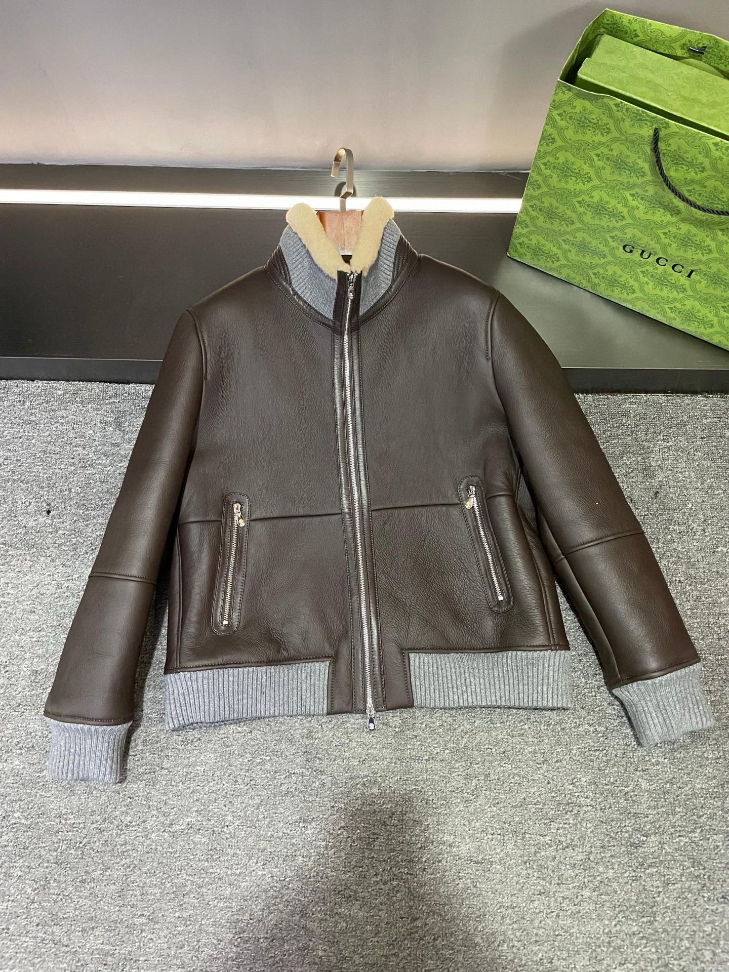 NO:674709,BC's new men's fur all-in-one tiling details are carefully crafted with imported merino fur, and the quality is top notch. The leather surface is a calm and atmospheric brown, full of high-end feeling, and it instantly becomes the focus when walking on the street. The fur is soft off-white, just like a touch of warm sunshine in winter, giving people endless warmth.  The high-neck style is so considerate, and the collar is also made of soft wool, which not only doubles the warmth, but also highlights the elegance of men. The contrasting gray thread design adds fashion and unique charm to this dress, making you stand out from the crowd. This fur-integrated piece can easily create different styles whether it is paired with casual pants or jeans. It is perfectly suitable for daily travel or business occasions.  It is an excellent choice as a gift for your boyfriend, husband or father. Use a high-quality fur piece to express your full love and care. Size 48-56.,,jeans,Top Customize119860909BC 年新款男士皮毛一体 平铺细节图  进口美利奴皮毛一体精心打造,品质那叫一个绝.皮面是沉稳大气的棕色,满满的高级感,走在街头,瞬间成为焦点.毛里是温柔的米白色,就像冬日里的一抹暖阳,给人无尽的温暖.  高领版型简直太贴心了,领子上面也是柔软的羊毛,不仅保暖加倍,还能凸显男士的优雅气质.撞色灰色螺纹的设计,更是为这件衣服增添了时尚感和独特魅力,让你在人群中脱颖而出.  这款皮毛一体,无论是搭配休闲裤还是牛仔裤,都能轻松打造出不同的风格.无论是日常出行还是商务场合,它都能完美适配.  送男友、送老公、送父亲,都是绝佳的选择.用一件高品质的皮毛一体,表达你满满的爱意和关心吧.  码数48-56.,,jeans,Top Customize1,Men's clothing