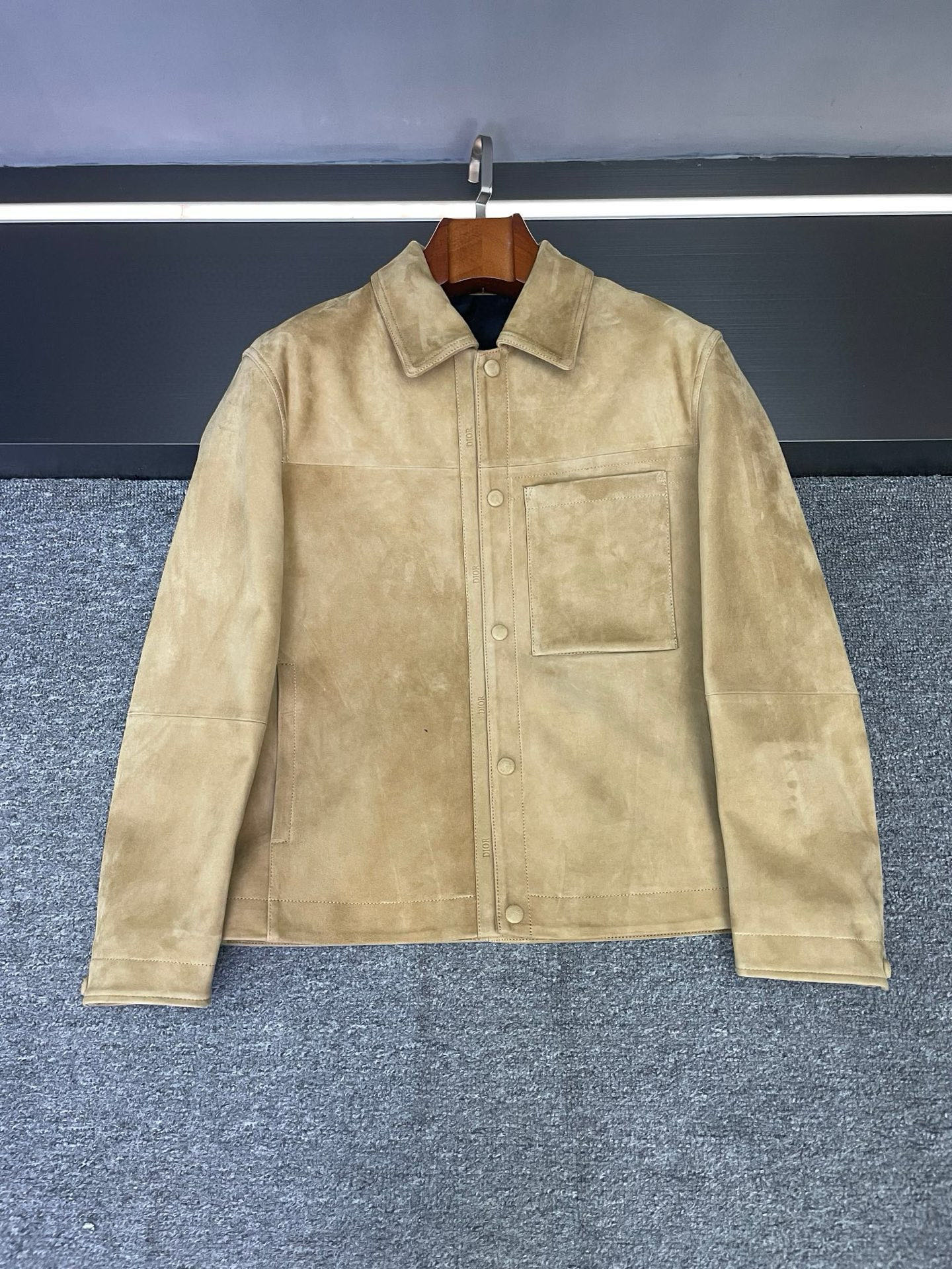 NO:674718,DIOR Dior Autumn and Winter | Unlock the fashionable attitude of upstart men Dior is making another big move!  As soon as I put on the new autumn and winter men's sheepskin jacket, I knew that I had found the code for this season's stylish men's style. It is made of sheepskin imported from New Zealand, which is delicate and smooth to the touch. Every inch exudes natural luster. It is the kind of high-end texture that can be recognized at a glance. As the wear time increases, it will develop its own unique texture, which will become more and more tasteful with time. Two-color aesthetics  Khaki has a warm atmosphere of autumn and winter. It is classic and versatile. It represents the relaxation of old money style and can easily achieve a low-key and luxurious tone. Blue is more individual, deep and yet energetic. It stands out from the crowd of autumn and winter coats and shows its unique taste. The details are ingenious.  The DIOR logo embossed on the leather strip at the placket runs through the top and bottom, which is simple and powerful, inadvertently highlighting the brand recognition and full of high-end sense; the DIOR jacquard lining inside reveals exquisite details every time it is opened and closed, as if it is its own fashion secret language, showing attentiveness everywhere.  Whether it is worn with formal attire for business occasions or with casual attire for daily enjoyment, this jacket can be perfectly matched and add points to the overall look. Wear it and you will be the focus of the crowd, easily showing off the elegance and uninhibitedness of Dior~— Size M-4XL,,dior,dior,jackets & coats,jackets & coats,sheepskin,Top Customize119860909DIOR 迪奥秋冬 | 解锁男士新贵的时髦态度  Dior 又又又放大招啦！秋冬新款男士羊皮夹克一上身,我就知道,这季的型男穿搭密码被我找到了 选用新西兰进口羊皮,触感细腻柔滑,每一寸都散发着自然光泽,是那种一眼就能被认出的高级质感,随着穿着时间增长,还会养出专属的独特纹理,越穿越有味道.  双色美学 卡其色,自带秋冬的温暖氛围,经典又百搭,穿上就是老钱风的松弛感代表,轻松拿捏低调奢华的腔调；蓝色则更具个性,深邃又不失活力,在一众秋冬外套里脱颖而出,彰显独特品味.  细节巧思 门襟处皮条压印DIOR标识贯穿上下,简洁有力,不经意间彰显品牌辨识度,高级感拉满；内里的DIOR提花里布,每次开合都能露出精致细节,仿佛是只属于自己的时尚暗语,处处透着用心.  不管是搭配正装出席商务场合,还是配休闲装享受日常时光,这件夹克都能完美适配,为整体造型加分.穿上它,你就是人群中的焦点,轻松展现迪奥式的优雅与不羁~—  码数M-4XL,,dior,dior,jackets & coats,jackets & coats,sheepskin,Top Customize1,Men's clothing