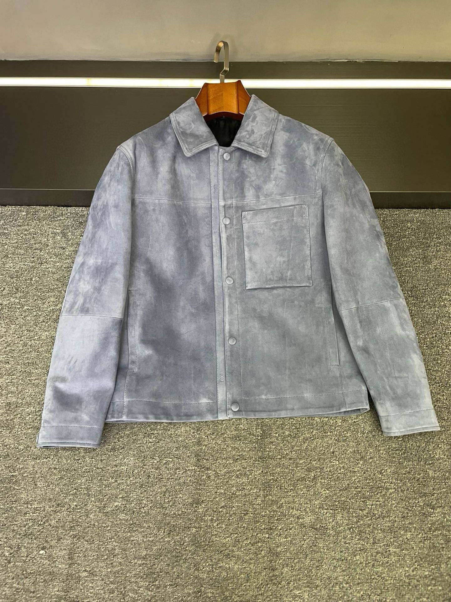 NO:674721,DIOR Dior's new autumn and winter men's sheepskin jacket unlocks a new realm of fashion. On the stage of fashion, Dior has always been synonymous with pioneers. This season, Dior's new autumn and winter men's sheepskin jacket makes a shocking debut. It is not only a piece of clothing, but also the crystallization of art and craftsmanship, demonstrating extraordinary taste and style.  This Dior jacket is made of sheepskin imported from New Zealand. Its delicate texture and excellent quality are amazing. The unique texture and softness of sheepskin give the jacket an unparalleled wearing experience. Every touch is like an intimate dialogue with nature, warm and comfortable.  In terms of color selection, khaki exudes a low-key and calm charm, easily creating a gentleman-like elegance, which can be easily controlled whether it is a business occasion or a casual gathering, showing the mature charm of men; blue is full of depth and mystery, providing a unique choice for men who pursue individuality, showing a unique fashion attitude in the crowd, making people unforgettable.  The design of the placket is the finishing touch. The DIOR logo embossed on the leather strip runs through the top and bottom. It is simple and eye-catching, showing the classic elements of the brand without losing the sense of fashion. Every opening and closing is a manifestation of the brand spirit. The DIOR jacquard lining inside, with its delicate texture and exquisite pattern, inadvertently reveals a luxurious texture. Even the wearer himself can feel this unique nobility every time he wears it.  Dior's new men's sheepskin jacket for autumn and winter uses exquisite craftsmanship and unique design to create a quality and fashionable outfit choice for men, making it a fashion item not to be missed this autumn and winter. Size M-4XL,,dior,dior,jackets & coats,sheepskin,Top Customize119860909DIOR 迪奥秋冬新款男士羊皮夹克,解锁时尚新境界  在时尚的舞台上,Dior始终是先锋的代名词.今季,迪奥秋冬新款男士羊皮夹克震撼登场,它不仅仅是一件衣物,更是艺术与工艺的结晶,彰显着不凡的品味与格调.  迪奥这款夹克精选新西兰进口羊皮,细腻的质感与卓越的品质令人赞叹.羊皮独特的纹理和柔软度,赋予了夹克无与伦比的穿着体验,每一次触摸都像是与自然亲密对话,温暖且舒适.  在色彩的选择上,卡其色散发着低调而沉稳的魅力,轻松营造出绅士般的优雅气质,无论是商务场合还是休闲聚会,都能轻松驾驭,尽显男士的成熟魅力；蓝色则充满了深邃与神秘,为追求个性的男士提供了别具一格的选择,在人群中展现出独特的时尚态度,让人过目难忘.  门襟处的设计更是点睛之笔,皮条压印的DIOR标志贯穿上下,简洁而醒目,既展现了品牌的经典元素,又不失时尚感,每一次开合,都是品牌精神的彰显.而内里的DIOR提花里布,细腻的纹理与精致的图案,在不经意间透露出奢华质感,即使是穿着者自己,也能在每一次穿着中感受到这份独特的尊贵.  Dior秋冬新款男士羊皮夹克,以精湛工艺与独特设计,为男士们打造出兼具品质与时尚的穿搭选择,成为这个秋冬不容错过的时尚单品. 码数M-4XL,,dior,dior,jackets & coats,sheepskin,Top Customize1,Men's clothing