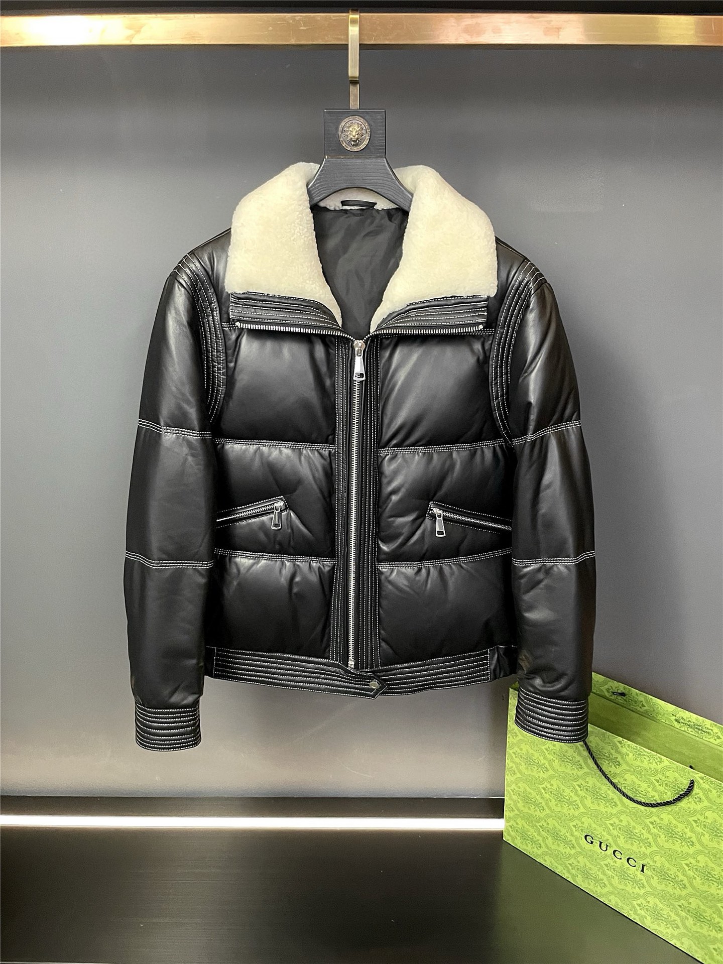 NO:674727,Hermes' new autumn and winter sheepskin down jacket is a perfect fusion of fashion and warmth. Hermès's sheepskin down jacket is carefully crafted from sheepskin imported from Australia, showing its unparalleled quality. Australian sheepskin is famous for its delicate texture, soft touch and excellent durability, giving this new work of Hermès a top-notch texture. Every inch of sheepskin has been strictly selected and finely processed to ensure the perfect quality of the clothing.  The goose down filling brings the ultimate thermal insulation performance to this down jacket. High-quality goose down is light and fluffy, which can effectively block the cold and let you feel warm care in autumn and winter. Hermès is extremely strict in the selection of goose down, and only uses the purest and highest quality goose down to ensure its excellent thermal insulation effect and comfortable wearing experience.  The choice of two classic colors, black and orange, adds fashionable charm to this sheepskin down jacket. Black is calm and elegant, suitable for various occasions, showing low-key luxury; orange is full of vitality and personality, bringing a bright color to autumn and winter. No matter which color you choose, you can show your unique fashion taste.  The white lambswool collar extends from the placket to the hem, adding a sense of tenderness and romance to this down jacket. The soft touch and warm texture of lambswool complement the sheepskin and goose down, creating a comfortable and luxurious wearing atmosphere. This unique design detail not only increases the beauty of the clothing, but also brings more warmth and care to the wearer.  Hermes' new autumn and winter sheepskin down jacket is not only a piece of clothing, but also a work of art. It combines the brand's exquisite craftsmanship, top quality and fashionable design, showing Hermès' persistent pursuit of fashion and strict requirements for quality. Whether on the cold winter streets or in important social occasions, this sheepskin down jacket can make you the focus of attention, showing confidence and elegance. Choose Hermès  The new autumn and winter sheepskin down jacket is to choose a luxurious lifestyle, a pursuit of quality and fashion. Let us feel the warmth and fashion brought by Hermès in this autumn and winter season, and show our own unique charm. Size 48-56,,hermes,hermes,down jacket,sheepskin,Top Customize119860909爱马仕 HERMESA 秋冬新款羊皮羽绒服时尚与温暖的完美融合  爱马仕这款羊皮羽绒服采用澳洲进口羊皮精心打造,彰显出无与伦比的品质.澳洲羊皮以其细腻的纹理、柔软的触感和卓越的耐用性而闻名,为爱马仕的这款新作赋予了顶级的质感.每一寸羊皮都经过严格挑选和精细处理,确保了服装的完美品质.  鹅绒填充为这款羽绒服带来了极致的保暖性能.优质的鹅绒轻盈而蓬松,能够有效地阻挡寒冷,让你在秋冬季节感受到温暖的呵护.爱马仕对鹅绒的选择极为严格,只选用最纯净、最优质的鹅绒,以确保其卓越的保暖效果和舒适的穿着体验.  黑色和橙色两个经典颜色的选择,为这款羊皮羽绒服增添了时尚的魅力.黑色沉稳大气,适合各种场合的穿着,展现出低调的奢华；橙色则充满活力与个性,为秋冬季节带来一抹亮丽的色彩.无论你选择哪种颜色,都能彰显出独特的时尚品味.  白色羊羔毛领沿门襟一直延伸到下摆,为这款羽绒服增添了一份温柔与浪漫.羊羔毛的柔软触感和温暖质感,与羊皮和鹅绒相得益彰,营造出舒适而奢华的穿着氛围.这个独特的设计细节不仅增加了服装的美观度,还为穿着者带来了更多的温暖和呵护.  爱马仕秋冬新款羊皮羽绒服,不仅仅是一件服装,更是一件艺术品.它融合了品牌的精湛工艺、顶级品质和时尚设计,展现出爱马仕对时尚的执着追求和对品质的严格要求.无论是在寒冷的冬日街头,还是在重要的社交场合,这款羊皮羽绒服都能让你成为众人瞩目的焦点,展现出自信与优雅的魅力.  选择爱马仕 秋冬新款羊皮羽绒服,就是选择一种奢华的生活方式,一种对品质和时尚的追求.让我们在这个秋冬季节,一起感受爱马仕带来的温暖与时尚,展现出属于自己的独特魅力. 码数48-56,,hermes,hermes,down jacket,sheepskin,Top Customize1,Men's clothing