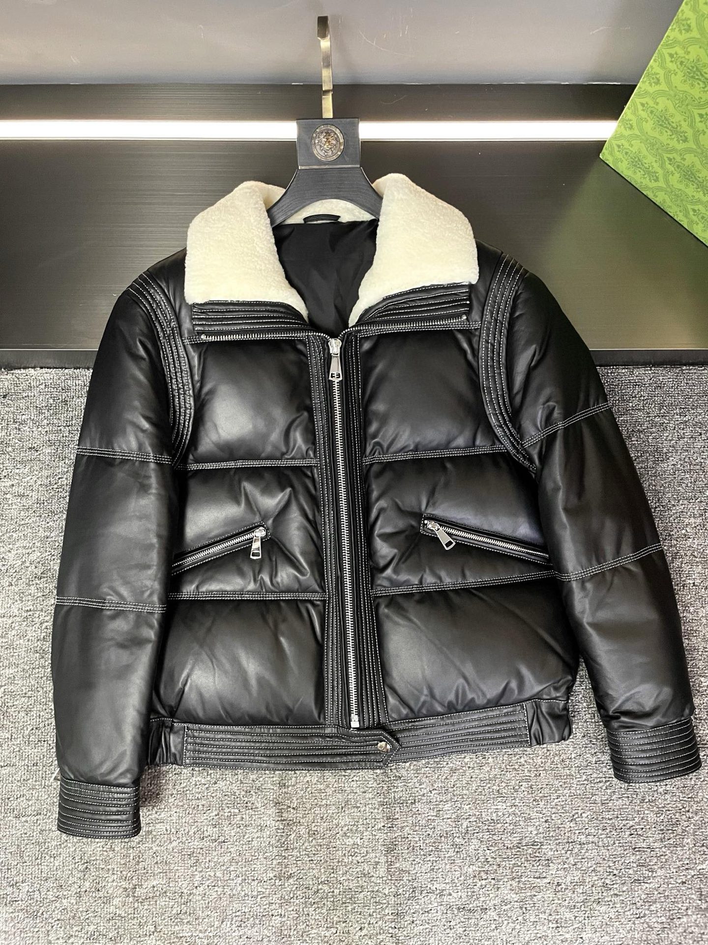 NO:674729,Hermès new autumn and winter sheepskin down jacket, tile detail Hermès, a brand with a century-old legendary history. Since its founding in 1837, Hermès has always been a leader in the fashion industry with its exquisite craftsmanship, top quality and unique design style. Every Hermès work carries the heritage and innovation of the brand, and is a perfect fusion of fashion and classics.  This sheepskin down jacket is carefully made of sheepskin imported from Australia and has an extraordinary texture. Filled with goose down, it is light and warm, allowing you to feel the ultimate warmth and comfort in the cold autumn and winter. It is available in two fashionable colors, black and orange, to meet different fashion tastes. The white lambskin collar extends along the placket to the hem, which not only adds warmth and softness, but also adds a touch of playfulness and cuteness to the overall look.  The details show the brand's ingenuity. Exquisite stitching, high-quality zippers, every detail demonstrates Hermès' persistent pursuit of quality. Wearing this Hermès sheepskin down jacket, you will become the fashion focus on the street, exuding confidence and elegance. Whether paired with casual pants or a skirt, you can easily create a fashionable and comfortable autumn and winter look. Don't hesitate anymore, come and experience the luxurious experience brought by Hermès' new autumn and winter sheepskin down jacket.  Size 48-56,,hermes,hermes,skirts,down jacket,sheepskin,Top Customize119860909爱马仕 HERMES 秋冬新款羊皮羽绒服,平铺细节图  爱马仕,一个拥有着百年传奇历史的品牌.自 1837 年创立以来,爱马仕始终以精湛的工艺、顶级的品质和独特的设计风格,成为时尚界的翘楚.每一件爱马仕的作品都承载着品牌的传承与创新,是时尚与经典的完美融合.  这款羊皮羽绒服采用澳洲进口羊皮精心打造,质感非凡.鹅绒填充,轻盈又保暖,让你在寒冷的秋冬季节也能感受到极致的温暖与舒适.有黑色和橙色两个时尚颜色可供选择,满足不同的时尚品味.而白色羊羔毛领沿门襟一直延伸到下摆,不仅增添了一份温暖与柔软,更是为整体造型增添了一抹俏皮与可爱.  细节之处尽显品牌的匠心独运.精致的缝线、高品质的拉链,每一个细节都彰显着爱马仕对品质的执着追求.  穿上这款爱马仕羊皮羽绒服,你将成为街头的时尚焦点,散发着自信与优雅的魅力.无论是搭配休闲裤还是裙装,都能轻松打造出时尚又舒适的秋冬造型.  别再犹豫了,快来感受爱马仕 秋冬新款羊皮羽绒服带来的奢华体验吧.  码数48-56,,hermes,hermes,skirts,down jacket,sheepskin,Top Customize1,Men's clothing