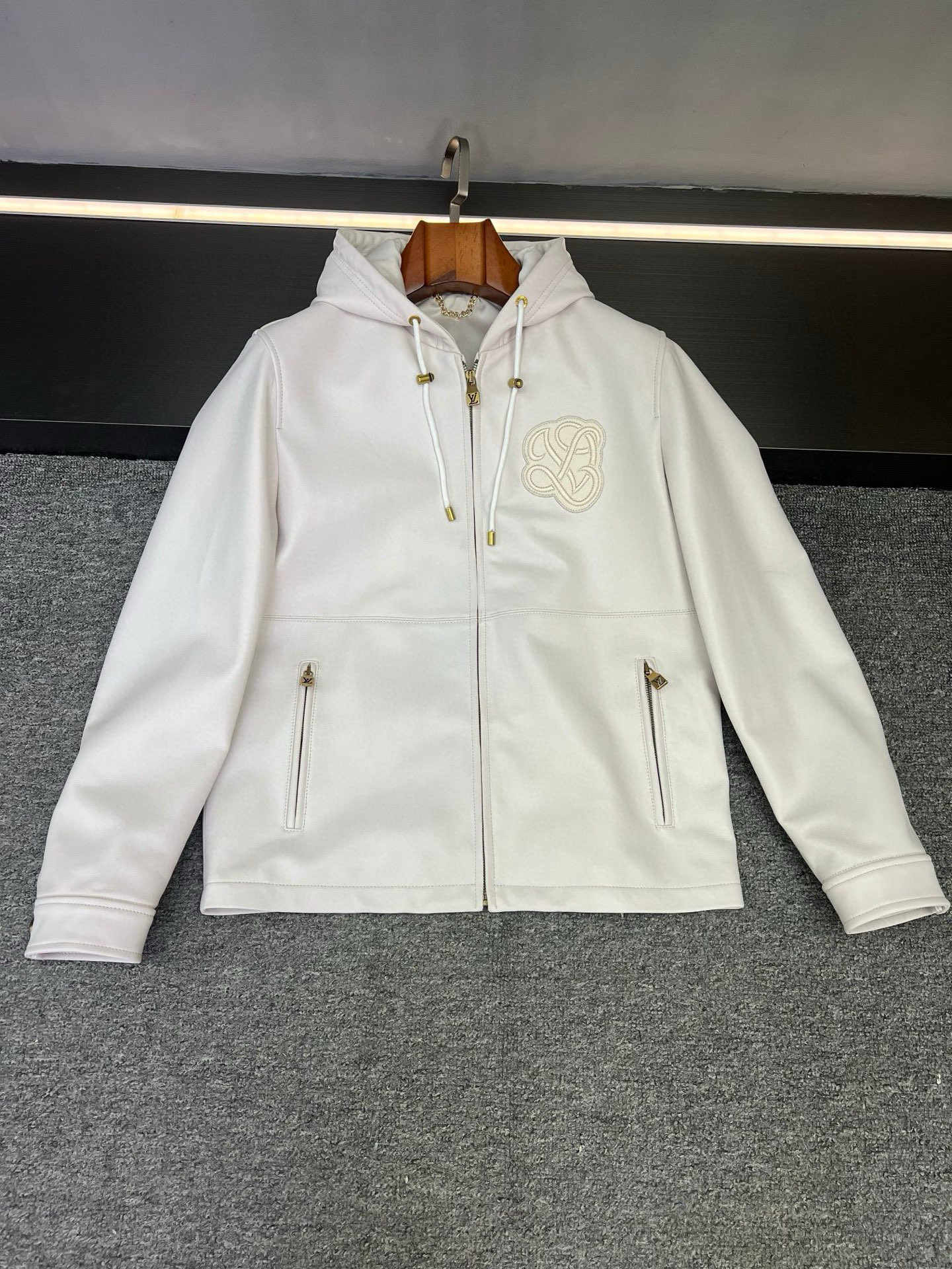 NO:674726,Wearing this Louis Vuitton sheepskin jacket in autumn and winter will directly add a sense of atmosphere. LV's new sheepskin jacket for autumn and winter 25 is like a gentle armor tailor-made for the season, with just the right balance between texture and practicality.  It is made of carefully selected sheepskin imported from Australia. It feels soft to the core and is comfortable to wear. You can feel the warm and moist luster of the leather when you move around. There is an indescribable luxury hidden in the low-key. The black is calm and neat, while the white is clear and eye-catching. The two colors have their own charm, but they can be easily integrated into different styles of outfits.  The hooded version is an thoughtful design for autumn and winter. It can keep out the wind and keep you warm, and it also has a casual and relaxed aura. It looks stylish without having to worry about matching it. The brand LOGO on the left sleeve is presented with exquisite embroidery technology. The stitching is so fine that it seems to be hiding little thoughts. It is not eye-catching but is recognizable enough. It is a sense of detail that only those who know how to do it will understand.  Whether you wear it for your daily commute to catch the early morning shift, or you go shopping with friends on the weekends, you can wear it effortlessly fashionable. This autumn and winter, use a warm sheepskin jacket to live your life the way you want. Size M-3XL,, louis vuitton, louis vuitton, jackets & coats, sheepskin, hats, Top Customize19860909秋冬穿这件路易威登羊皮外套,氛围感直接拉满  LV 25年秋冬新款羊皮外套,像是为季节量身定做的温柔铠甲,把质感与实穿性平衡得刚刚好.  精选澳洲进口羊皮打造,触感是那种细腻到心坎里的软,贴身穿也毫无负担,走动间能感受到皮革自带的温润光泽,低调中藏着说不尽的高级.黑色沉稳利落,白色清透亮眼,两个颜色各有韵味,却都能轻松融入不同风格的穿搭.  连帽版型是秋冬的贴心设计,既能挡风保暖,又自带几分随性松弛的气场,不用费心搭配就很有范儿.左袖的品牌LOGO用精致绣花工艺呈现,针脚细密得像藏着小心思,不抢眼却足够有辨识度,是懂行人才懂的细节感.  无论是日常通勤裹着它赶早班,还是周末和朋友逛街压马路,都能穿出毫不费力的时髦感.这个秋冬,用一件有温度的羊皮外套,把日子过成想要的样子吧.  码数M-3XL,,louis vuitton,louis vuitton,jackets & coats,sheepskin,hats,Top Customize1,Men's clothing