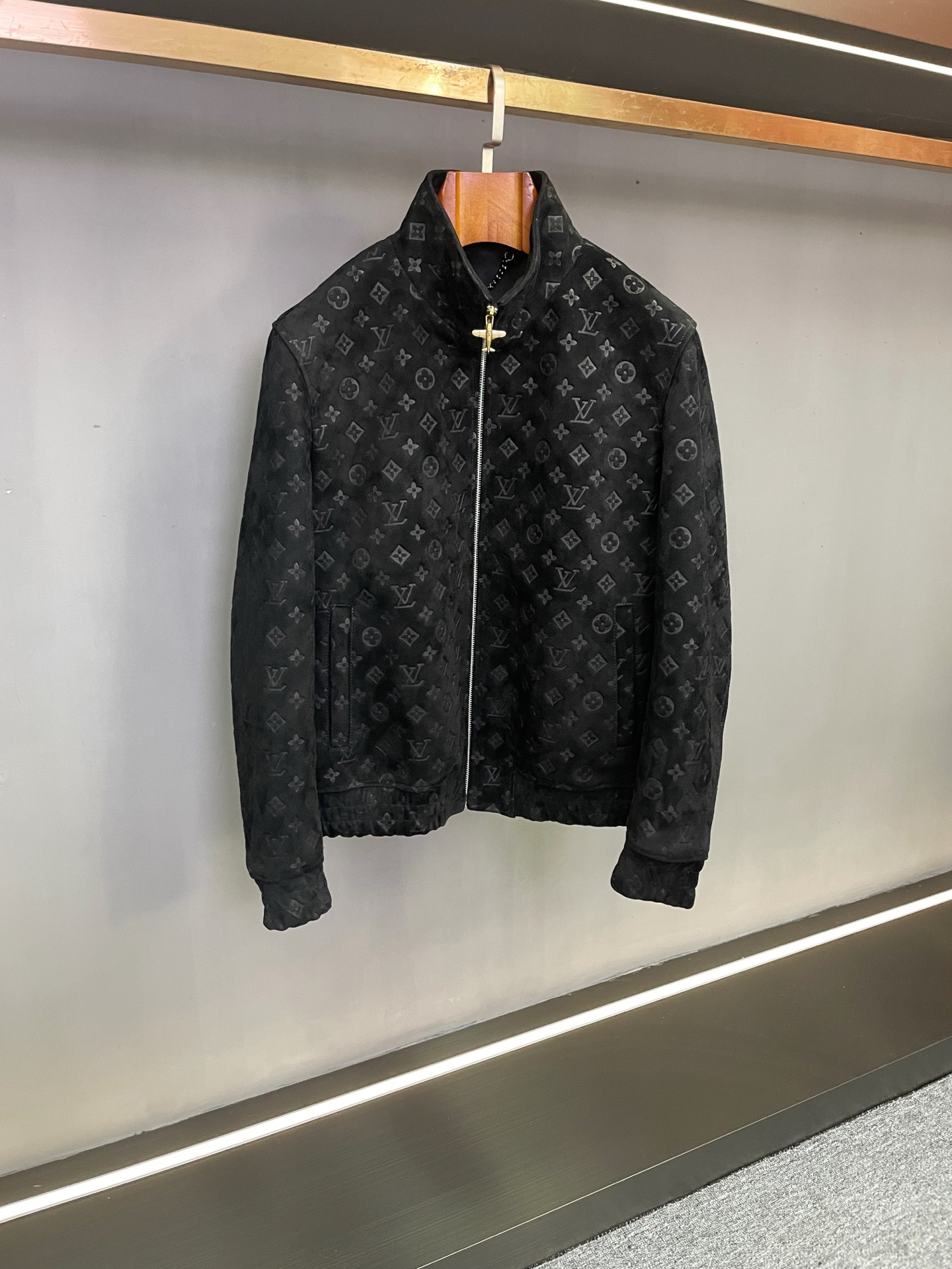 NO:674710,A contemporary interpretation of the classic totem of the LV Louis Vuitton autumn and winter men's suede sheepskin jacket. In the design context of the Louis Vuitton autumn and winter men's wear series of 'symbiosis of classics and innovation', this men's suede sheepskin jacket uses the collision of materials and symbols to interpret the textured aesthetics of high-end men's clothing. As the core item of the series, it accurately integrates the brand's century-old craftsmanship and modern design language, making it a stylish choice for the autumn and winter wardrobe.  The jacket is made of black suede sheepskin imported from New Zealand. Relying on the local high-quality breeding environment and fine tanning process, the leather shows a delicate and smooth touch and a uniform and natural color. Its excellent breathability and warmth provide a balance, which can not only build a warm barrier in the low temperatures of autumn and winter, but also keep the wearer dry and comfortable. At the same time, the specially treated leather is durable and can retain the texture and luster for a long time.  In terms of design, the modern reconstruction of the brand's iconic elements has become the finishing touch. The embossed LV five-flower LOGO spread all over the body is based on the classic totem born in 1896. The 'LV' letters and four-leaf flowers and other elements are three-dimensionally presented through the embossing process, which not only continues the highly recognizable brand  The identity symbol attribute, and the texture of suede sheepskin weakens the sense of publicity, achieving a balance between classic and restrained. In the details, the addition of metal airplane pullers hides ingenuity, and the smooth lines echo the brand's travel spirit rooted in genes, injecting a sense of agility into the neat silhouette, and making the putting on and taking off process more ritualistic.  From daily commuting to social occasions, this jacket redefines autumn and winter wear with its diverse adaptability. Its simple silhouette can easily connect formal and casual styles, and the black tone and textured leather give the style a high-end look. Every craft detail carries Louis Vuitton's ultimate pursuit of quality, becoming a low-key luxury product that demonstrates taste. Size 48-56,, louis vuitton, louis vuitton, jackets & coats, sheepskin, Top Customize19860909LV 路易威登秋冬男士反绒羊皮外套经典图腾的当代演绎 在路易威登秋冬男装系列“经典与革新共生”的设计脉络中,这款男士反绒羊皮外套以材质与符号的碰撞,诠释高端男装的质感美学.作为系列核心单品,它将品牌百年工艺积淀与现代设计语言精准融合,成为秋冬衣橱的格调之选. 外套甄选新西兰进口黑色反绒羊皮打造,依托当地优质饲养环境与精细鞣制工艺,皮质呈现出细腻柔滑的触感与均匀自然的色泽.其卓越的透气性与保暖性形成平衡,既能在秋冬低温中构筑温暖屏障,又能保持穿着的干爽舒适,同时经特殊处理的皮质兼具耐用性,可长久留存质感光泽. 设计上,品牌标志性元素的现代重构成为点睛之笔.全身铺陈的LV五花LOGO压花,以1896年诞生的经典图腾为蓝本,将“LV”字母与四叶花等元素通过压花工艺立体呈现,既延续了品牌辨识度极高的身份符号属性,又以反绒羊皮的肌理弱化张扬感,达成经典与内敛的平衡.细节处,金属飞机拉头的加入暗藏巧思,流畅线条呼应品牌根植于基因的旅行精神,为利落廓形注入灵动气息,也让穿脱过程更具仪式感. 从日常通勤到社交场合,这款外套以多元适配性重新定义秋冬穿搭.其简约廓形可轻松衔接正装与休闲风格,黑色调与质感皮质则赋予造型高级底蕴,每一处工艺细节都承载着路易威登对品质的极致追求,成为彰显品位的低调奢品. 码数48-56,,louis vuitton,louis vuitton,jackets & coats,sheepskin,Top Customize1,Men's clothing