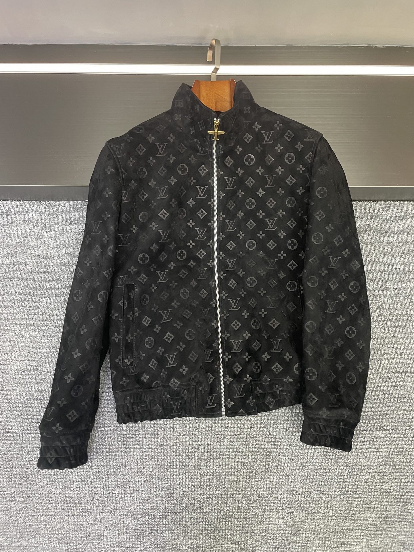 NO:674713,The LV suede sheepskin jacket, the most iconic item in the autumn and winter wardrobe, is a man who understands texture very well. This men’s jacket from LV in autumn and winter hits the aesthetic mark!  The real sense of high-end is never flamboyant, but the texture and weight that you can understand the moment you get it. The selection of black suede sheepskin imported from New Zealand is so telling - the leather bred in the pure pastures there feels fine and silky velvet, with a natural matte matte luster, and is soft and skin-friendly when worn next to the skin. Moreover, this kind of leather has a taste as it ages, and the retro feeling accumulated over time is more stylish than new clothes.  The embossed LV five-flower LOGO all over the body is the finishing touch. It is not a pile of exaggerated big logos, but a low-key and restrained texture. From a distance, it looks like a high-end solid color texture. Only when you get closer can you find the brand heritage in the details. This 'everyone knows it' design is really impressive. The most surprising thing is the metal aircraft puller, which has both gloss and texture. The smooth feel when pulling it, fully embodies the details of luxury goods.  For matching, wear a white T-shirt under the universal brand and jeans for a casual and fashionable daily feel. Change a shirt and trousers for commuting and show class. Layer a sweater in cold weather and it is not bulky at all. A classic style that can be worn for several years is the best investment for autumn and winter. Size M-3XL,, louis vuitton, jeans, jackets & coats, shirts, sheepskin, Top Customize19860909秋冬衣柜封神单品LV反绒羊皮外套太懂质感男人了 被LV 秋冬这款男士外套戳中审美！真正的高级感从不是张扬,而是上手那一刻就懂的质感分量. 精选新西兰进口的黑色反绒羊皮太有说法了——那里的纯净牧场孕育出的皮质,摸起来是细腻丝滑的绒感,带着自然的哑光雾面光泽,贴身穿都软糯亲肤.而且这种皮质越穿越有味道,岁月沉淀出的复古感比新衣服更有格调. 全身的LV五花LOGO压花是点睛之笔,不是浮夸的大logo堆砌,而是低调内敛的肌理感,远处看是高级的纯色质感,走近才能发现细节里的品牌底蕴,这种“懂的都懂”的设计真的很戳人. 最惊喜的是金属飞机拉头,光泽度和质感都在线,拉合时的顺滑手感,把奢侈品的细节把控体现得淋漓尽致. 搭配上更是万能牌内搭白T配牛仔裤就是随性时髦的日常感,换件衬衫配西裤通勤又显品位,天冷叠穿针织衫也完全不臃肿.一件能穿好几年的经典款,才是对秋冬最好的投资. 码数M-3XL,,louis vuitton,jeans,jackets & coats,shirts,sheepskin,Top Customize1,Men's clothing