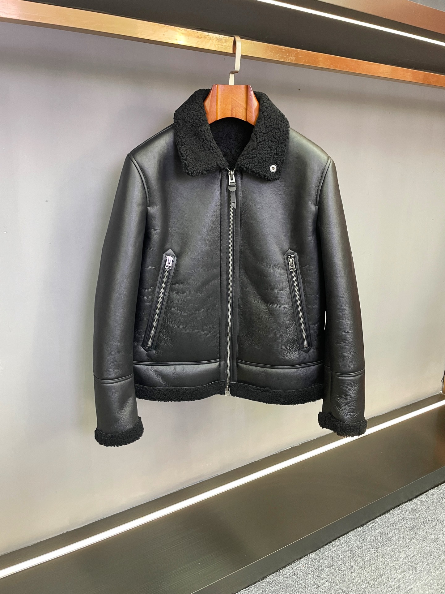 NO:674716,A winter interpretation of the texture and style of TF Tom Ford's autumn and winter men's fur coats. In the design narrative of autumn and winter, Tom Ford uses the aesthetic concept of 'hardness and softness' to integrate the brand's iconic exquisite tailoring with rare materials to create men's fur coats with both thermal performance and modern style, injecting timeless charm into urban men's winter wardrobes.  The selection of materials is the soul of the work. This jacket is made of black sheep fur imported from New Zealand. Thanks to the local pleasant climate and strict animal husbandry regulations, the leather shows extraordinary softness, fineness and elasticity. The fiber structure is tight and has natural luster. The natural properties of fur symbiosis allow the jacket to retain the crisp texture of leather and the warmth and warmth of wool. Every inch of touch highlights the rare value of high-end materials.  The detailed design hides ingenuity. The iconic lambswool collar outlines the neck line, and the fluffy and soft texture not only enhances the overall warm atmosphere, but also creates a layered aesthetic with material contrast; while the double-pull hardware components continue the brand's dual pursuit of practicality and refinement. The smooth opening and closing experience and metallic luster become the finishing touch to interpret the luxurious details.  From daily commuting to social occasions, this jacket is versatile and suitable for various scenes. Its slim and neat silhouette follows ergonomic principles, which not only fits the body curve but also optimizes proportions. The black tone gives the shape strong adaptability, making it easy to control various combinations from casual to formal.  Tom Ford has always believed that true luxury comes from the perfect balance of materials, craftsmanship and functionality. This autumn and winter men's fur coat is made of carefully selected raw materials and exquisite craftsmanship, making it a must-have winter item for urban men to express their confident style. Size M-3XL,, tom ford,jackets & coats,sheepskin,Top Customize119860909TF汤姆福特秋冬男士皮毛一体外套质感与格调的冬日诠释 在秋冬的设计叙事中,汤姆福特以“刚柔博弈”的美学理念,将品牌标志性的精致剪裁与珍稀材质相融,打造出兼具保暖性能与摩登格调的男士皮毛一体外套,为都市男性的冬季衣橱注入隽永魅力. 材质的甄选是作品的灵魂所在.本款外套采用新西兰进口黑色绵羊皮毛一体,得益于当地宜人气候与严苛的畜牧业规范,皮质呈现出非凡的柔软细腻与弹性张力,纤维结构紧密且带有自然光泽.皮毛共生的天然属性,让外套既保有皮革的挺括质感,又兼具羊毛的温润保暖,每一寸触感都彰显着高端材质的珍稀价值. 细节设计暗藏巧思.标志性的羊羔毛领勾勒颈部线条,蓬松柔软的质感不仅增强了整体的温暖氛围,更以材质对比营造出层次美学；而双拉头五金部件则延续了品牌对实用与精致的双重追求,开合间的顺滑体验与金属光泽,成为诠释细节奢华的点睛之笔. 从日常通勤到社交场合,这款外套以百搭属性适配多元场景.其修身利落的廓形遵循人体工学原理,既贴合身形曲线又能优化比例,黑色基调则赋予造型极强的适配性,轻松驾驭从休闲到正式的各类搭配. 汤姆福特始终坚信,真正的奢华源于材质、工艺与功能的完美平衡.这款秋冬男士皮毛一体外套,正是以臻选原料与精湛工艺,成为都市男性表达自信格调的冬季必备单品. 码数M-3XL,,tom ford,jackets & coats,sheepskin,Top Customize1,Men's clothing