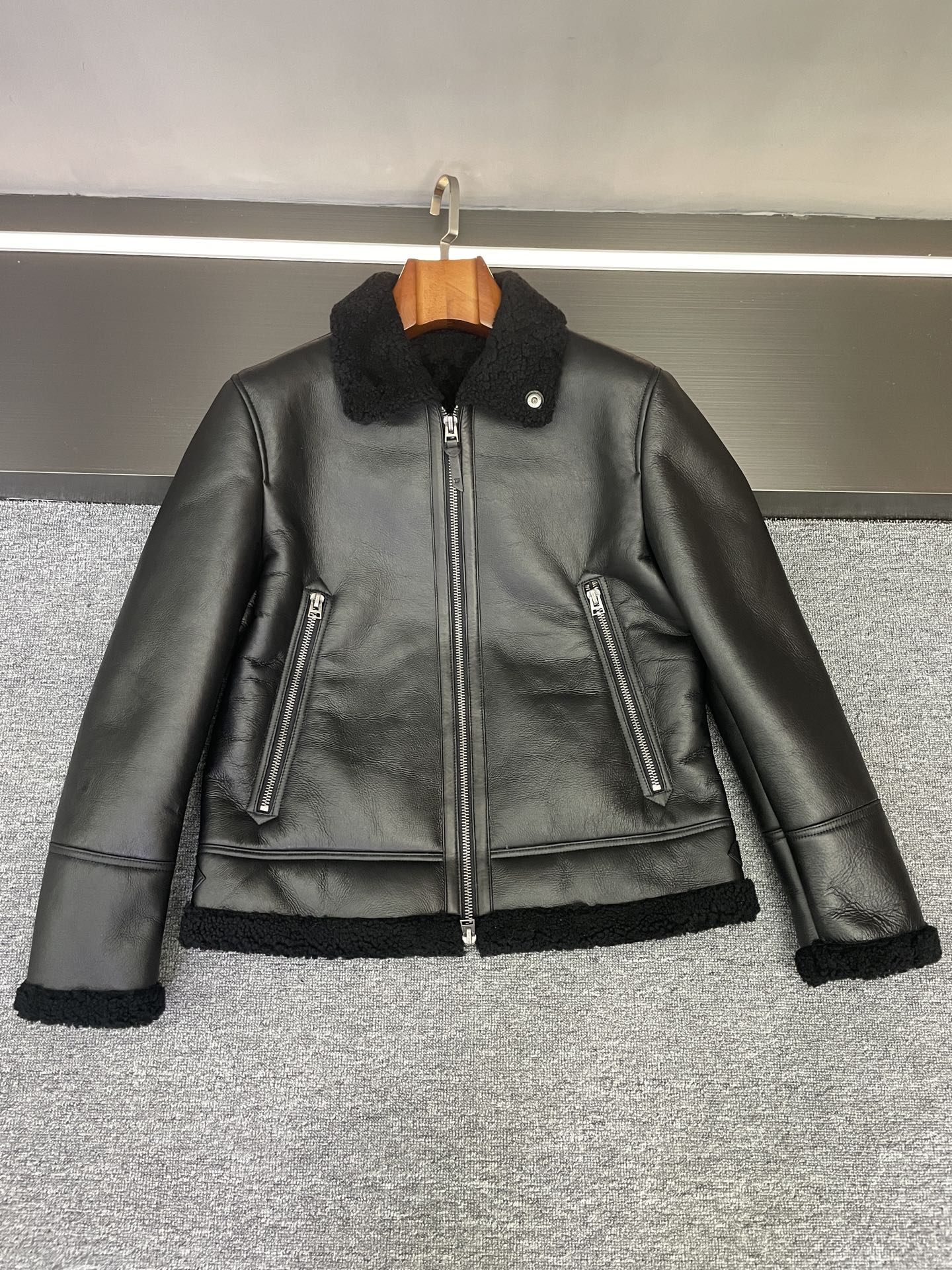 NO:674719,TF Tom Ford's autumn and winter Fengshen style is all-in-one fur that welds a sense of luxury to your body. Anyone who knows how to be manly can't avoid Tom Ford!  This all-in-one fur coat for autumn and winter hit the aesthetic mark when it first debuted. The true luxury texture is always apparent when you pick it up.  The material is really convincing - the black sheep fur imported from New Zealand is selected, the leather is so fine that you can touch the natural texture, and the velvet inside is dense and fluffy, just like wearing warm clouds on your body. The most amazing thing is that it has built-in temperature control properties, and the air pockets in the velvet can firmly lock in the heat. It will keep you warm even when you go out in sub-zero weather, but it will not feel heavy at all.  The finishing touch must be the lambswool collar, which is soft and attached to the neck. It not only neutralizes the toughness of the leather, but also adds a sense of casual nobility. When you lower your head, the gently swaying curvature of the fur is exquisite. Those who are detail-conscious will love the double-pull design. The metallic luster is warm and not exaggerated, and the smooth feel when pulling it hides the most luxurious sophistication in every touch.  The matching is a universal brand white shirt and trousers, which is a low-key winner in business situations. A black turtleneck and jeans have become the focus of the street. A classic style that can be worn for several years is the most worthwhile investment in autumn and winter. Size M-3XL,, tom ford, tom ford, jeans, jackets & coats, shirts, sheepskin, Top Customize19860909TF汤姆福特秋冬封神款这件皮毛一体把高级感焊在身上 懂男人味的都绕不开Tom Ford！秋冬这款皮毛一体外套刚亮相就戳中审美,真正的顶奢质感从来都是上手即知. 材质真的太有说服力了——精选新西兰进口的黑色绵羊皮毛一体,皮质细腻得能摸到自然肌理,内里的绒毛密实又蓬松,就像把暖乎乎的云朵穿在身上.最绝的是它自带温控属性,绒毛里的空气囊能牢牢锁住热量,零下天出门也暖得扎实,却完全不会有厚重压身的感觉. 点睛之笔必须是那个羊羔毛领,柔软地贴在脖颈间,既中和了皮质的硬朗感,又添了份不经意的贵气,低头时绒毛轻轻晃动的弧度都透着精致.细节控一定会爱惨双拉头设计,金属光泽温润不浮夸,拉合时的顺滑手感,把顶奢的考究藏在了每一次触碰里. 搭配更是万能牌内搭白衬衫配西裤是商务场合的低调赢家,换件黑色高领配牛仔裤又成了街头焦点.一件能穿好几年的经典款,才是秋冬最值得的投资. 码数M-3XL,,tom ford,tom ford,jeans,jackets & coats,shirts,sheepskin,Top Customize1,Men's clothing