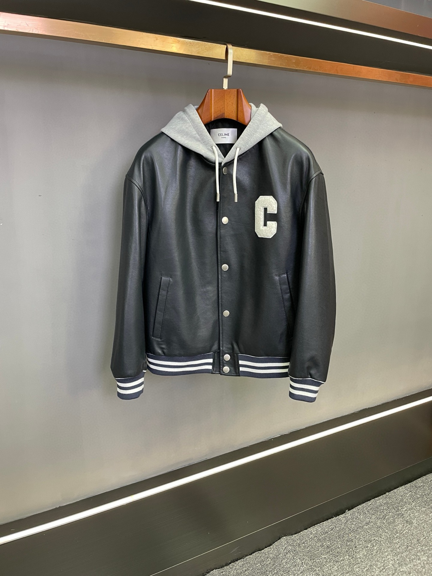 NO:674722,Celine's new unisex sheepskin hooded jacket for autumn and winter Celine presents another masterpiece in its autumn and winter series. It launches this unisex sheepskin jacket with both texture and design. It reconstructs modern style with classic elements and injects high-end inspiration for autumn and winter wear.  The main body of the jacket is carefully made of black sheepskin imported from Australia. The leather is delicate and flexible, warm to the touch and full of luster. It has been treated with fine tanning techniques, which not only retains the natural texture of the sheepskin, but also ensures the stiffness and durability of the style, highlighting the brand's ultimate pursuit of materials in every detail.  In terms of design, the gray hooded element of pure cotton is innovatively incorporated. The soft and skin-friendly cotton and the crisp sheepskin form a material collision, which is both warm and casual, adapting to the needs of various occasions. The iconic 'C' letter is presented on the chest with three-dimensional towel embroidery technology, and the Celine brand LOGO is outlined with the same technology on the back. The stitching is full and three-dimensional, and the lines are neat and clear. It not only strengthens the brand recognition, but also adds layers and texture to the overall shape, showing ingenuity in simplicity.  As a design for both men and women, the jacket has a loose fit and is compatible with different body shapes and styles. Whether it is paired with casual trousers for a casual daily life, or combined with sharp-cut trousers to create a modern urban feel, it can be easily controlled. Celine's new sheepskin jacket for autumn and winter 25 is based on high-quality materials and has ingenious design as its soul. It is both a tribute to classics and an echo of modern lifestyles. It provides both practical and iconic wearing options for urban people who pursue quality and style.  Size M-3XL,,celine,celine,jackets & coats,sheepskin,hats,Top Customize119860909赛琳 年秋冬新款男女同款羊皮连帽外套  赛琳（Celine）年秋冬系列再献佳作,推出这款兼具质感与设计巧思的男女同款羊皮外套,以经典元素重构现代风尚,为秋冬穿搭注入高阶灵感.  外套主体甄选澳洲进口黑色羊皮精心打造,皮质细腻柔韧,触感温润且富有光泽,历经精细鞣制工艺处理,既保留了羊皮的天然肌理,又确保了版型的挺括与耐穿性,于细节处彰显品牌对材质的极致追求.  设计上,创新融入纯棉灰色连帽元素,柔软亲肤的棉质与挺括的羊皮形成材质碰撞,兼具保暖性与休闲感,适配多元场合需求.胸前以立体毛巾绣工艺呈现标志性“C”字母,后背则采用同工艺勾勒赛琳品牌LOGO,针法饱满立体,线条利落清晰,既强化了品牌辨识度,又为整体造型增添层次与质感,于简约中见巧思.  作为男女同款设计,外套版型宽松有度,兼容不同身形与穿搭风格,无论是搭配休闲裤打造随性日常,还是与剪裁利落的裤装组合营造都市摩登感,皆能轻松驾驭.  赛琳25年秋冬新款羊皮外套,以优质材质为基,以匠心设计为魂,既是对经典的致敬,亦是对现代生活方式的呼应,为追求品质与风格的都市人群提供了兼具实用性与标志性的穿搭选择. 码数M-3XL,,celine,celine,jackets & coats,sheepskin,hats,Top Customize1,Men's clothing