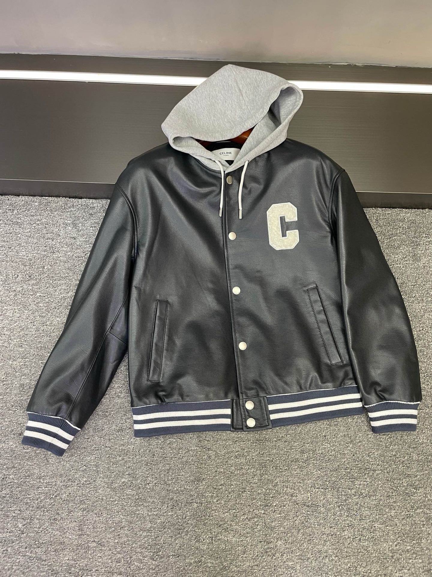 NO:674725,CELINE's men's and women's designs for autumn and winter always make people feel the right balance - both texture and weight, but also with a relaxed attitude. This sheepskin jacket is a good example.  The selected black sheepskin imported from Australia has a texture that becomes more and more interesting the more you look at it. It feels delicate and crisp. The black color itself has a calm aura, but because of the luster of the sheepskin, it has a low-key nobility. Whether it is worn by boys or girls, it can bring out a neat silhouette.  What I like the most is the ingenious pure cotton gray hooded design in the details, which softens the toughness of the sheepskin and adds a sense of daily relaxation; the towel embroidered with the C letter on the chest and the brand LOGO on the back are not eye-catching piles, but have a soft and furry texture. The brand logo is hidden in the delicate craftsmanship. At first glance, it feels comfortable and coordinated. If you look closer, you can see the care.  The advantage of having the same style for men and women is that they can wear their own styles - jeans for boys are casual and uninhibited, while skirts for girls are cool and soft. Even if you and your friends make a couple's style, it will not be deliberately sweet, but has a tacit fashion. Celine can always make 'high-end' unobtrusive. This jacket is probably so easy to wear and durable, and it also has details and surprises that people can slowly discover. It is very suitable for you who like low-key texture~  Size M-3XL,,celine,celine,skirts,jeans,jackets & coats,sheepskin,hats,Top Customize119860909赛琳 CELINE 秋冬的男女同款设计,总能让人感受到那份恰到好处的平衡——既有质感的分量,又带着轻松自在的态度,这件羊皮外套就是很好的例子.  精选的澳洲进口黑色羊皮,是那种越看越有味道的质感.摸上去细腻又挺括,黑色本身自带沉稳气场,却因为羊皮的光泽感,多了份低调的贵气,不管是男生穿还是女生穿,都能衬出利落的轮廓.  最让人喜欢的是细节里的巧思纯棉灰色连帽设计,柔和了羊皮的硬朗,多了份日常的松弛感；胸前的毛巾绣C字母和后背的品牌LOGO,不是抢眼的堆砌,而是带着毛茸茸的温柔质感,把品牌标识藏在细腻的工艺里,一眼望去是舒服的协调感,凑近看又能发现那份用心.  男女同款的好处,就是能穿出各自的风格——男生搭牛仔裤是随性不羁,女生配半身裙是酷中带柔,甚至和朋友凑成情侣款,也不会有刻意的甜腻,反而有种默契的时髦.  赛琳总能把「高级」做得不张扬,这件外套大概就是这样好穿、耐看,还藏着让人慢慢发现的细节惊喜,很适合喜欢低调质感的你呀～ 码数M-3XL,,celine,celine,skirts,jeans,jackets & coats,sheepskin,hats,Top Customize1,Men's clothing