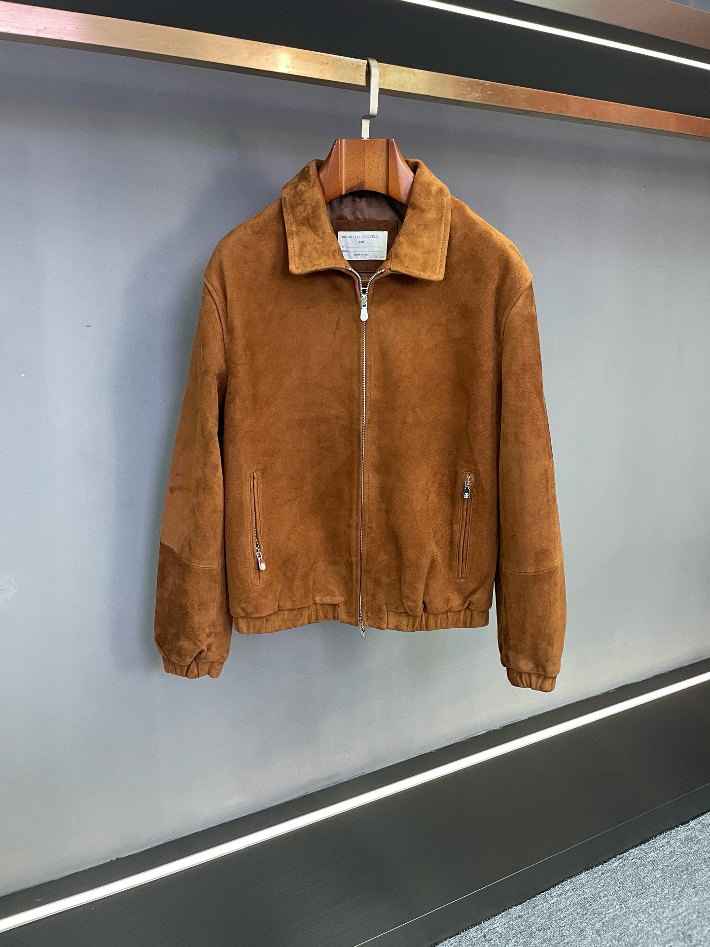 NO:674743,Brunello Cucinelli's autumn and winter men's suede sheepskin jacket has a warm texture in old money style. When it comes to the elegance of old money style, Brunello Cucinelli can always accurately hit the 'unintentional sophistication' - just like this new autumn and winter men's suede sheepskin jacket, which combines the warmth of brown suede sheepskin imported from New Zealand into the ease of daily wear and tear. At first glance, it gives a comfortable and high-end feel.  That touch of brown really understands the essence of the old money style. It is not a bright off-color, but a mellow tone that has been slowly precipitated by time. It is paired with the unique delicate velvet feel of suede sheepskin. It feels soft but not collapsed. When worn close to the body, you can feel the gentleness of the leather, but it has just the right amount of stiffness hidden in the silhouette. Walking on the streets in autumn, when the sun falls on the hem of the clothes, the suede will have a faint luster. It is not eye-catching, but people can't help but look at it twice.  The lapel style is a classic ingenuity that doesn't pick on body shape or occasion - when worn open, it can accentuate the neat lines of the neck. Paired with a light-colored sweater, it gives a casual gentlemanly feel; the collar is slightly raised, adding a low-key neatness, whether it is for a casual look.  Whether you are meeting clients frequently or taking a walk with your family on weekends, it will not look out of place. The most considerate thing is the double-pull design. Pull it to the top to wrap in the warmth, and pull it to the middle to reveal the inner details. The temperature and style of autumn and winter can be balanced just right with this small design.  There is no exaggerated logo or complicated decoration. Brunello Cucinelli only uses a piece of good leather and a good fit to hide the core of the old money style of 'dress well and live comfortably'. Such a jacket that can be worn for many years and tastes timeless is probably the most reassuring thing in the autumn and winter wardrobe. Size M-3XL,, brunello cucinelli, jackets & coats, sheepskin, Top Customize19860909Brunello Cucinelli 秋冬男士反绒羊皮外套老钱风里的温润质感 提到老钱风的优雅,Brunello Cucinelli总能精准踩中那份“不刻意的精致”——就像这件秋冬新款男士反绒羊皮外套,把新西兰进口棕色反绒羊皮的温润,揉进了日常穿脱的自在里,一眼望去就是让人舒服的高级感. 那抹棕色太懂老钱风的精髓了,不是鲜亮的跳脱色,而是像被时光慢慢沉淀过的醇厚色调,配上反绒羊皮独有的细腻绒感,摸上去软而不塌,贴身穿时能感受到皮质的温柔,却又在版型上藏着恰到好处的挺括.走在秋日街头,阳光落在衣摆上,绒面会泛出淡淡的光泽,不抢眼,却让人忍不住多看两眼. 翻领版型是经典里的巧思,不挑身形也不挑场合——敞开穿时,能衬得脖颈线条利落,内搭一件浅色系针织衫,就是随性的绅士感；微微立起领口,又多了份低调的利落,不管是通勤见客户,还是周末陪家人散步,都不会显得突兀.最贴心的是双拉头设计,拉到顶能裹住暖意,拉到中间又能露出内搭细节,秋冬的温度与风度,靠这一个小设计就平衡得刚好. 没有浮夸的logo,也没有复杂的装饰,Brunello Cucinelli只用一块好皮料、一个好版型,就把老钱风“穿得讲究,活得自在”的内核藏了进去.这样一件能穿很多年、越穿越有味道的外套,大概就是秋冬衣橱里最让人安心的存在吧. 码数M-3XL,,brunello cucinelli,jackets & coats,sheepskin,Top Customize1,Men's clothing