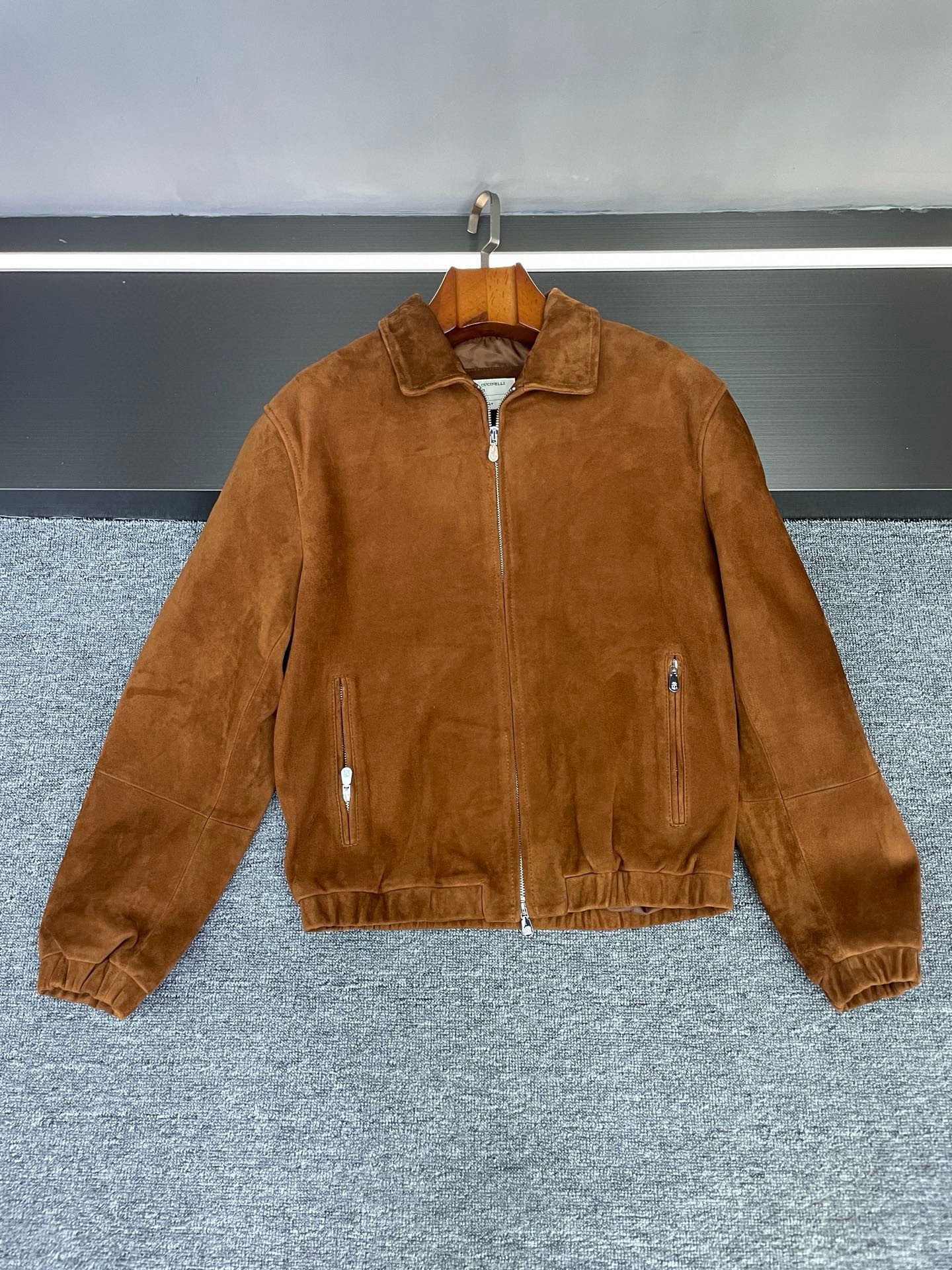 NO:674744,This BC suede sheepskin jacket brings the warmth of old money style into autumn and winter~ Brunello Cucinelli's new men's style for autumn and winter 25 can always impress those who like low-key texture with details. This suede sheepskin jacket is like this - it has no deliberate design sense, but it hides the calmness and sophistication of 'old money style' in every material and pattern.  The selected brown suede sheepskin imported from New Zealand has a story-telling texture. The suede surface looks like it has been gently rubbed by time. It is warm and not rough. The brown color is the kind of mellow color that has been deposited. It is unobtrusive but has its own nobility. It feels soft and sinewy, and the upper body has the aura of 'well-dressed but effortless'.  The lapel style is a classic choice in the old money style. It is neither tight nor collapsed. The right collar shape can not only make the body neat and neat, but also not feel restrictive. It can be worn open to reveal the inner layer in daily life, or lightly buttoned with two buttons, which can give a calm and gentlemanly look. The design of the double pull head hides practical ingenuity. Pull it to different positions to adjust the tightness of the body. Whether it is worn with a sweater or a shirt, it can fit the body shape without being bloated, taking into account both good-looking and easy-to-wear.  Boys wear it with khaki casual pants for a gentle and elegant everyday look, with dark trousers it can hold up to light business occasions, and even with jeans it can give a yuppie-like relaxed feel. This kind of design that blends 'high-end' into the material and hides 'practical' in the details is probably what fascinates BC~ Friends who like the low-key texture of old money style may wish to pay more attention to the size M-3XL, brunello cucinelli, jeans, jackets &  coats,sweaters,shirts,sheepskin,Top Customize119860909这件BC反绒羊皮外套,把老钱风的温润穿进秋冬里～ Brunello Cucinelli 25秋冬的男士新款,总能用细节戳中喜欢低调质感的人,这件反绒羊皮外套就是如此——它没有刻意的设计感,却把「老钱风」的从容与精致,藏在了每一处材质和版型里. 精选的新西兰进口棕色反绒羊皮,是自带故事感的质感细腻的绒面像被时光轻轻揉过,温润不粗糙,棕色是那种沉淀过的醇厚色调,不张扬却自带贵气,摸上去柔软有筋骨,上身自带「穿得很讲究却不费力」的气场. 翻领版型是老钱风的经典选择,不紧绷也不垮塌,恰到好处的领型既能衬得身形利落,又不会有束缚感,日常敞开穿露出内搭,或是轻轻扣起两颗扣子,都能穿出从容的绅士感.双拉头的设计藏着实用的巧思,拉到不同位置能调整衣身松紧,不管是搭毛衣还是衬衫,都能贴合身形不臃肿,兼顾了好看与好穿. 男生穿它,配卡其色休闲裤是温文尔雅的日常感,搭深色西裤又能hold住轻商务场合,甚至配牛仔裤也能穿出雅痞的松弛感.这种把「高级」融在材质里,把「实用」藏在细节中的设计,大概就是BC让人着迷的地方吧～ 喜欢老钱风低调质感的朋友,不妨多留意一眼 码数M-3XL,,brunello cucinelli,jeans,jackets & coats,sweaters,shirts,sheepskin,Top Customize1,Men's clothing