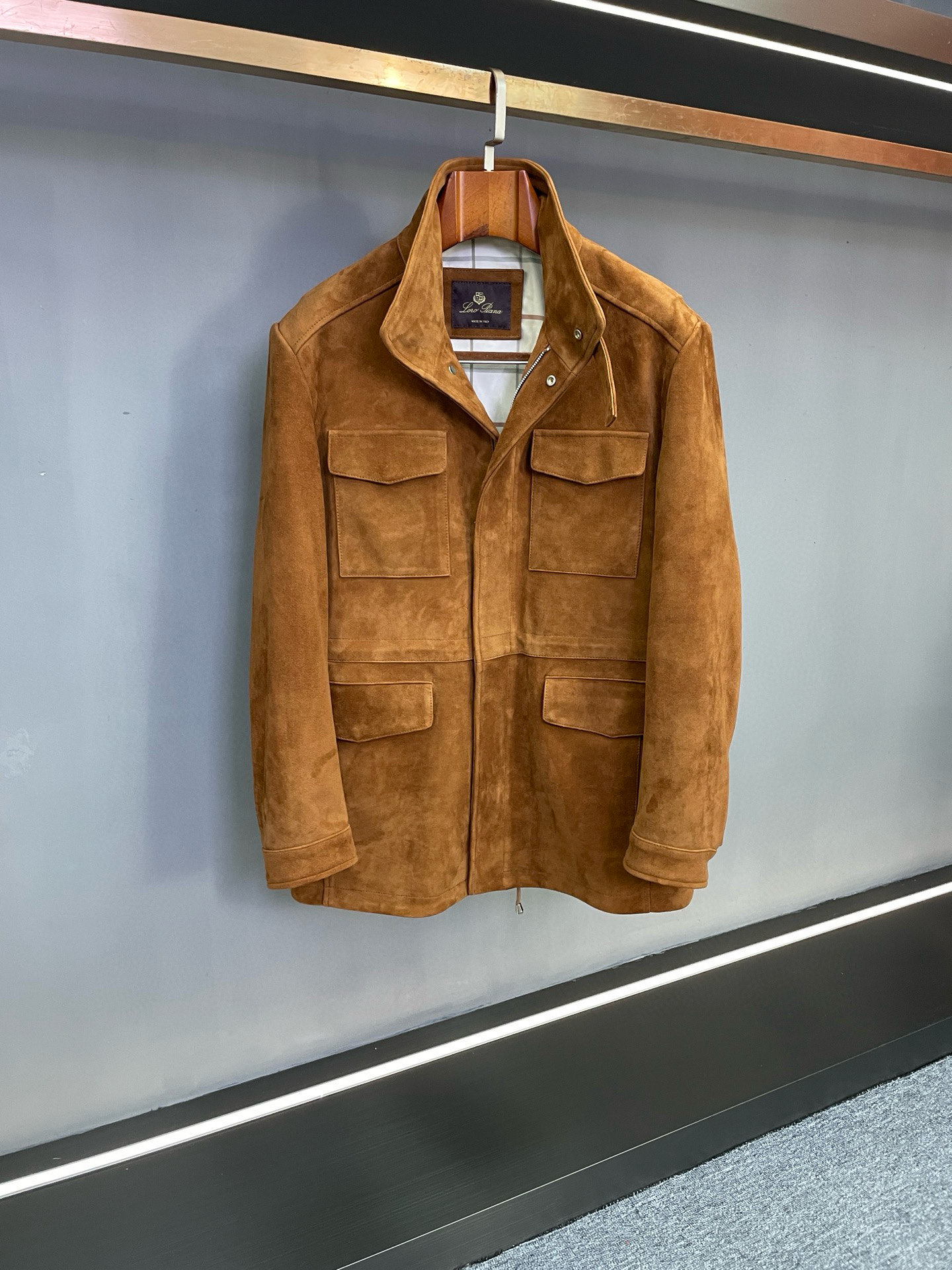 NO:674733,LP Loro Piana autumn and winter men's sheepskin jacket is an elegant fusion of old-money style aesthetics and practical design. Loro Piana's autumn and winter series revisits classics and launches men's mid-length sheepskin jackets. With top-quality materials, retro silhouettes and thoughtful details, it interprets contemporary men's pursuit of 'low-key luxury' in dressing, and has become a core item in the autumn and winter wardrobe that combines style and practicality.  This jacket is carefully made of brown suede sheepskin imported from New Zealand. The leather is delicate and flexible, with a warm and mellow touch. The unique suede texture has a retro texture. The brown color reflects the elegance of time, is unassuming but highly recognizable. The upper body shows the unique calm aura of old money style, and as time goes by, it can develop its own warm and moist luster.  The version adopts a classic mid-length hunting suit design, with just the right length to cover the waist and hips, which not only ensures warmth in autumn and winter, but also modifies the proportions of the body, making it appear neat and straight. The body is equipped with a four-pocket layout, continuing the practical genes of the hunting suit, taking into account daily storage needs, while using symmetrical lines to enhance the retro beauty, and highlighting the design ingenuity in the details.  The inner details also show the brand's ingenuity. The waist cord design is hidden on the inside, and the elasticity can be flexibly adjusted according to the body shape. It can not only create a neat waistline, but also adapt to different inner layer thicknesses. The placket is equipped with a windproof buckle to effectively resist the cold winds in autumn and winter. While ensuring practicality, the body is embellished with metallic texture, showing exquisiteness in a low-key manner.  Whether worn with casual pants for daily commuting, interpreting a relaxed and comfortable life attitude, or worn with trousers for informal occasions, showing an elegant and decent gentleman's style, this jacket can be easily controlled. With a century of material craftsmanship, Noyo Piana perfectly combines the classic aesthetics of old money style with modern dressing needs, presenting contemporary men with an autumn and winter collection that 'the longer you wear it, the more stylish it becomes'. Size M-3XL,,loro piana,loro piana,jackets &  coats,sheepskin,Top Customize119860909LP 诺优翩雅秋冬男士羊皮外套老钱风美学与实用设计的优雅融合 诺优翩雅（Loro Piana）秋冬系列再献经典,推出男士中长款羊皮外套,以顶级材质、复古廓形与贴心细节,诠释当代男士对“低调奢华”的着装追求,成为秋冬衣橱中兼具格调与实穿性的核心单品. 该外套甄选新西兰进口咖色反绒羊皮精心打造,皮质细腻柔韧,触感温润醇厚,独特的绒面肌理自带复古质感；咖色调沉淀着时光的雅致,不张扬却极具辨识度,上身即显老钱风独有的从容气场,且随穿着时间推移,更能养出专属的温润光泽. 版型上采用经典中长款猎装设计,长度恰到好处覆盖腰臀,既保障秋冬保暖需求,又能修饰身形比例,尽显利落挺拔；衣身配置四口袋布局,延续猎装的实用基因,兼顾日常置物需求的同时,以对称线条强化复古美感,细节处彰显设计巧思. 内在细节更见品牌匠心内侧暗藏收腰绳设计,可根据身形灵活调整松紧,既能打造利落腰线,又能适配不同内搭厚度；门襟处搭配防风扣,有效抵御秋冬寒风,在保障实用性的同时,以金属质感点缀衣身,低调中流露精致. 无论是日常通勤搭配休闲裤,诠释松弛自在的生活态度,还是出席非正式场合搭配西裤,展现优雅得体的绅士风范,这款外套皆能轻松驾驭.诺优翩雅以百年材质工艺积淀,将老钱风的经典美学与现代着装需求完美结合,为当代男士呈现一件“穿得越久,越显格调”的秋冬珍藏单品. 码数M-3XL,,loro piana,loro piana,jackets & coats,sheepskin,Top Customize1,Men's clothing