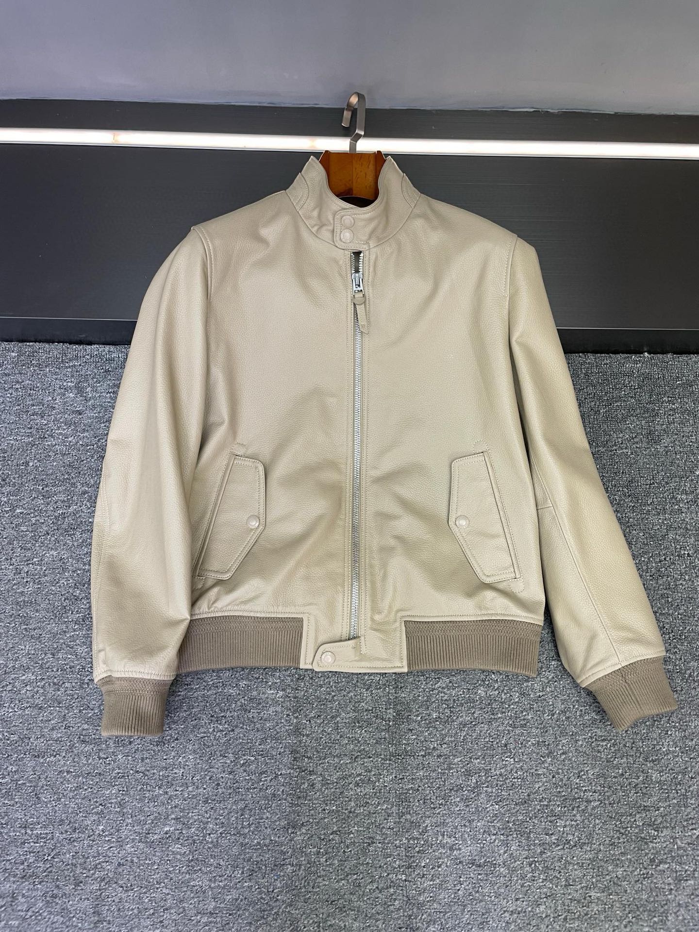 NO:674858,Families, it’s time for the annual wardrobe overhaul again. This autumn and winter, I was directly attracted by this TF Tom Ford lapel sheepskin jacket. Simple fashion never goes out of style, and this sentence is vividly reflected in it!  The overall shape is slim and simple, and the neat lines are instantly drawn when worn, and the whole person's energy is lifted up. Whether it is for daily outings or business occasions, there is no pressure, and the adaptability is perfect.  There are hidden surprises in the details. The accessories are dark black, unobtrusive but full of high-end texture. Isn't this the legendary 'hidden in the city, simple but not simple'? Every stitch and every button is just right, which makes people have to sigh TF's ultimate pursuit of quality. The most important thing is that it uses lambskin imported from New Zealand. The texture of this leather is simply invincible, soft and delicate, and it feels like stroking a docile little sheep.  Moreover, the breathability and wear resistance are also very good, so it will not be a problem to wear it for several years. It is a perfect 'heirloom-level' item. If you are like me and like this simple and high-end style, then close your eyes and buy this TF lapel sheepskin jacket!  It’s not a waste to buy it, it will definitely become the “ace player” in your wardrobe. Size: M-3XL.,,tom ford,jackets & coats,sheepskin,Top Customize119860909家人们,又到了一年一度衣柜大换血的时候,今年秋冬,我直接被这件TF 汤姆福特翻领绵羊皮夹克拿捏住了  简约的时尚永不过时,这句话在它身上体现得淋漓尽致！整体造型修身又简约,穿上身瞬间勾勒出利落的线条,整个人的精气神都被提起来了,无论是日常出街还是商务场合,都毫无压力,适配度满分  细节之处更是暗藏惊喜,辅料采用暗黑色系,不张扬却处处彰显高级质感,这不就是传说中的“大隐隐于市,简约但不简单”嘛~每一处缝线、每一颗纽扣,都恰到好处,让人不得不感叹TF对品质的极致追求  最最关键的,是它选用了新西兰进口小羊皮,这种皮料的质感简直无敌,柔软细腻,摸起来就像在撸一只温顺的小绵羊 而且透气性和耐磨性也都非常出色,穿个几年都不成问题,妥妥的“传家级”单品.  要是你也和我一样,喜欢这种简约又高级的风格,那这件TF翻领绵羊皮夹克闭眼入！入手不亏,绝对会成为你衣柜里的“王牌选手”  码数M-3XL.,,tom ford,jackets & coats,sheepskin,Top Customize1,Men's clothing