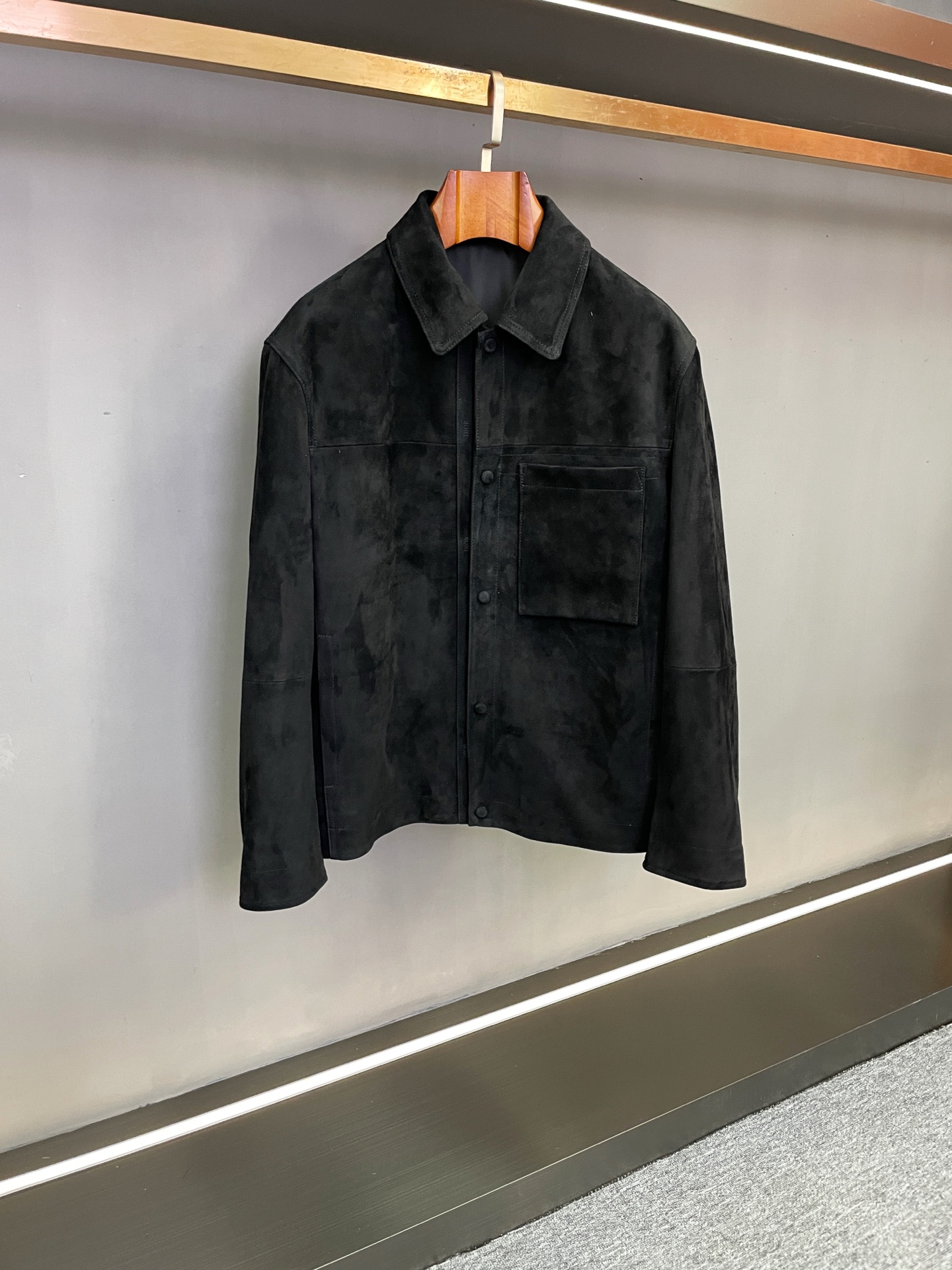 NO:674854,DIOR Dior's new autumn and winter men's sheepskin jacket unlocks a new realm of fashion. On the stage of fashion, Dior has always been synonymous with pioneers. This season, Dior's new autumn and winter men's sheepskin jacket makes a shocking debut. It is not only a piece of clothing, but also the crystallization of art and craftsmanship, demonstrating extraordinary taste and style.  This Dior jacket is made of sheepskin imported from New Zealand. Its delicate texture and excellent quality are amazing. The unique texture and softness of sheepskin give the jacket an unparalleled wearing experience. Every touch is like an intimate dialogue with nature, warm and comfortable.  The design of the placket is the finishing touch. The DIOR logo embossed on the leather strip runs through the top and bottom. It is simple and eye-catching, showing the classic elements of the brand without losing the sense of fashion. Every opening and closing is a manifestation of the brand spirit. The DIOR jacquard lining inside, with its delicate texture and exquisite pattern, inadvertently reveals a luxurious texture. Even the wearer himself can feel this unique nobility every time he wears it.  Dior's new men's sheepskin jacket for autumn and winter uses exquisite craftsmanship and unique design to create a quality and fashionable outfit choice for men, making it a fashion item not to be missed this autumn and winter. Size M-4XL,,dior,dior,jackets & coats,sheepskin,Top Customize119860909DIOR 迪奥秋冬新款男士羊皮夹克,解锁时尚新境界  在时尚的舞台上,Dior始终是先锋的代名词.今季,迪奥秋冬新款男士羊皮夹克震撼登场,它不仅仅是一件衣物,更是艺术与工艺的结晶,彰显着不凡的品味与格调.  迪奥这款夹克精选新西兰进口羊皮,细腻的质感与卓越的品质令人赞叹.羊皮独特的纹理和柔软度,赋予了夹克无与伦比的穿着体验,每一次触摸都像是与自然亲密对话,温暖且舒适.  门襟处的设计更是点睛之笔,皮条压印的DIOR标志贯穿上下,简洁而醒目,既展现了品牌的经典元素,又不失时尚感,每一次开合,都是品牌精神的彰显.而内里的DIOR提花里布,细腻的纹理与精致的图案,在不经意间透露出奢华质感,即使是穿着者自己,也能在每一次穿着中感受到这份独特的尊贵.  Dior秋冬新款男士羊皮夹克,以精湛工艺与独特设计,为男士们打造出兼具品质与时尚的穿搭选择,成为这个秋冬不容错过的时尚单品. 码数M-4XL,,dior,dior,jackets & coats,sheepskin,Top Customize1,Men's clothing