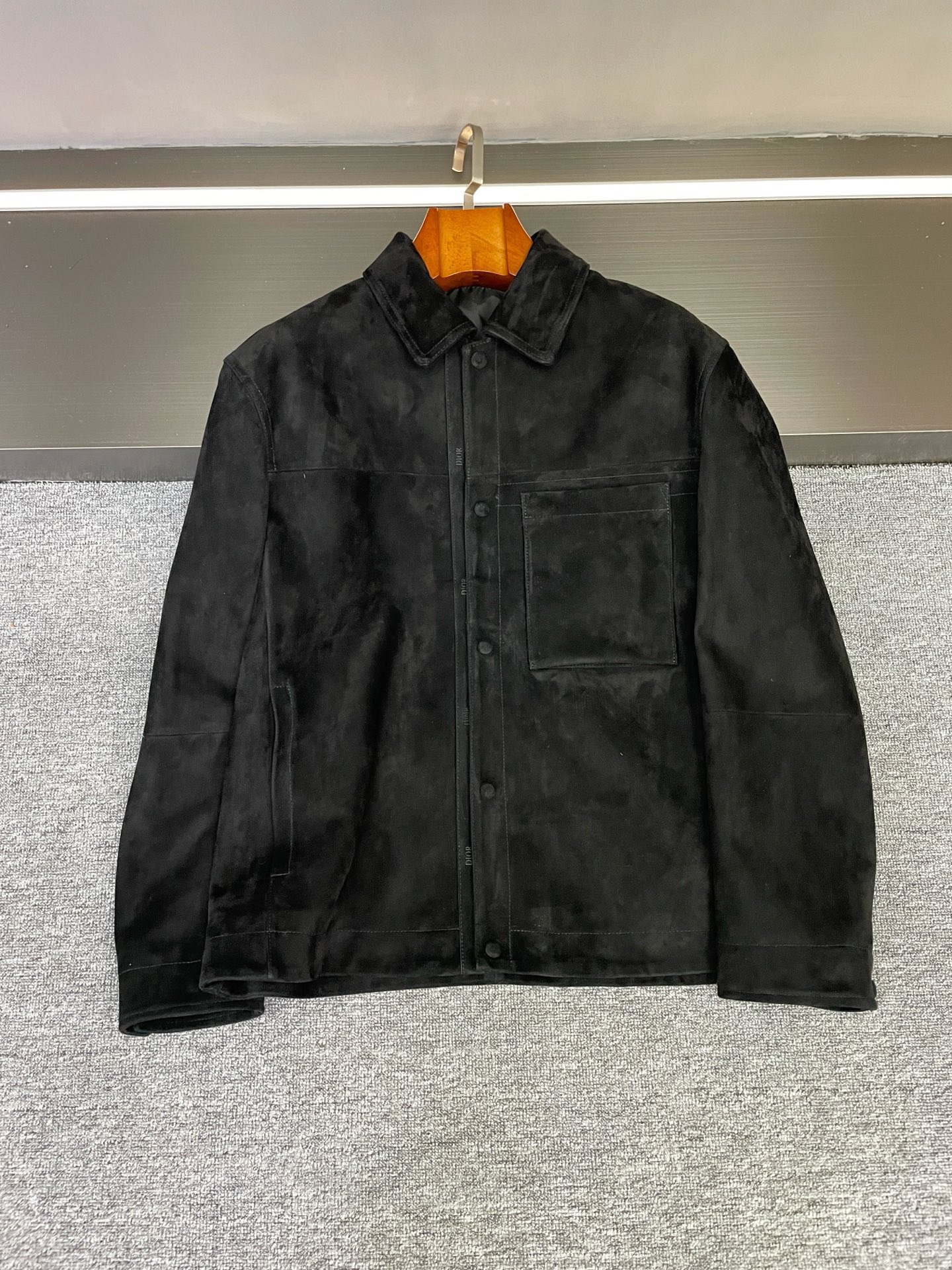 NO:674857,DIOR Dior Autumn and Winter | Unlocking the fashionable attitude of upstart men Dior is making another big move!  As soon as I put on the new autumn and winter men's sheepskin jacket, I knew that I had found the code for this season's stylish men's style. The fabric texture is made of sheepskin imported from New Zealand, which is delicate and smooth to the touch. Every inch exudes natural luster. It is the kind of high-end texture that can be recognized at a glance. As the wear time increases, it will develop its own unique texture, which will become more and more tasteful with time. Ingenious details  The DIOR logo embossed on the leather strip at the placket runs through the top and bottom, which is simple and powerful, inadvertently highlighting the brand recognition and full of high-end sense; the DIOR jacquard lining inside reveals exquisite details every time it is opened and closed, as if it is its own fashion secret language, showing attentiveness everywhere.  Whether it is paired with formal wear for business occasions or casual wear for daily enjoyment, this jacket can be perfectly matched and add points to the overall look. Wear it and you will be the focus of the crowd, easily showing Dior elegance and uninhibitedness~— Size 48-58,, dior, dior, jackets & coats, sheepskin, Top Customize19860909DIOR 迪奥秋冬 | 解锁男士新贵的时髦态度  Dior又又又放大招啦！秋冬新款男士羊皮夹克一上身,我就知道,这季的型男穿搭密码被我找到了  面料质感 选用新西兰进口羊皮,触感细腻柔滑,每一寸都散发着自然光泽,是那种一眼就能被认出的高级质感,随着穿着时间增长,还会养出专属的独特纹理,越穿越有味道.  细节巧思 门襟处皮条压印DIOR标识贯穿上下,简洁有力,不经意间彰显品牌辨识度,高级感拉满；内里的DIOR提花里布,每次开合都能露出精致细节,仿佛是只属于自己的时尚暗语,处处透着用心.  不管是搭配正装出席商务场合,还是配休闲装享受日常时光,这件夹克都能完美适配,为整体造型加分.穿上它,你就是人群中的焦点,轻松展现迪奥式的优雅与不羁~—  码数48-58,,dior,dior,jackets & coats,sheepskin,Top Customize1,Men's clothing