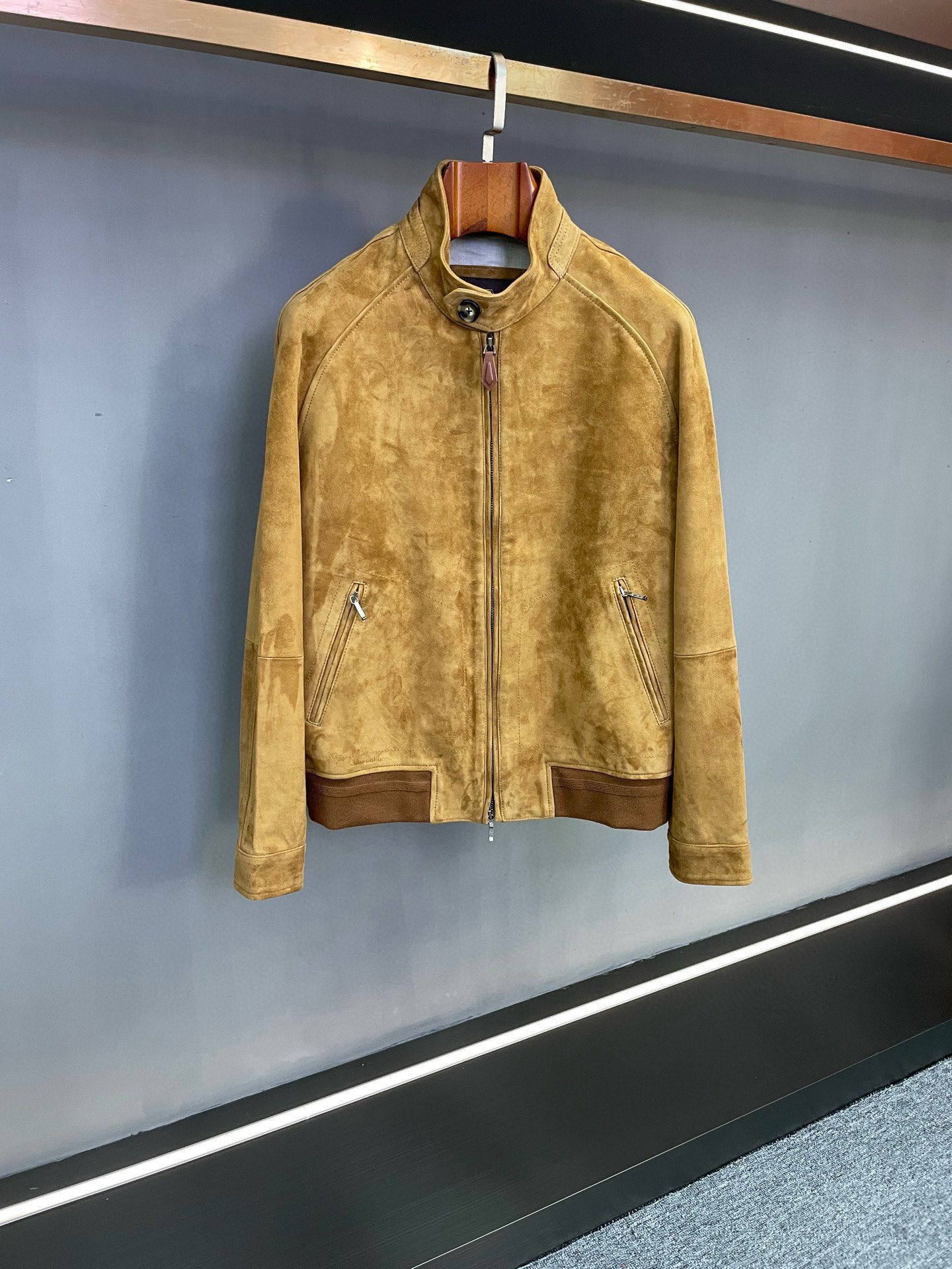 NO:674860,Lp Noyou Pianya's new autumn and winter men's sheepskin jacket is a textured interpretation of old money style. When the autumn and winter winds bring coolness, a jacket that combines style and practicality becomes the core of men's wardrobe. Noyou Panya's new autumn and winter men's sheepskin jacket is based on New Zealand high-quality leather and takes old money style aesthetics as its soul, redefining the low-key luxury of autumn and winter wear.  The jacket is crafted from New Zealand khaki suede sheepskin. Thanks to the unique local natural environment, the sheepskin fiber here is dense and fine, and the leather is soft, tough and durable. The suede process gives the fabric a warm and matte texture, and the khaki color has an elegance accumulated over time. It shows high-end taste without unnecessary decoration, which is the essence of the old money style of 'valuing texture over symbols'.  The pattern design takes both aesthetics and practicality into consideration. The high-neck tailoring can not only resist the invasion of cold wind, but also modify the neck line and create a calm aura. The custom-made double-pull zipper is suitable for various wearing scenarios, and the opening and closing height can be adjusted freely, taking into account both warmth and style. The lining is made of natural linen material, which feels refreshing and breathable. Combined with the excellent temperature regulation of sheepskin, it can achieve a comfortable experience of keeping warm in autumn and winter without stuffiness and sweating.  From commuting meetings to daily outings, this jacket is suitable for various occasions with its classic silhouette and can be easily integrated into various outfits. It abandons exaggerated design and uses high-quality materials and fine craftsmanship to interpret the calmness and sophistication of old money style, making it an autumn and winter item worthy of long-term collection. Lp 1825 new autumn and winter men's sheepskin jacket makes every wear a dual expression of texture and style. Size M-3XL.,,loro piana,jackets &  coats,sheepskin,Top Customize119860909Lp 诺优翩雅 秋冬新款男士羊皮外套老钱格调的质感演绎. 当秋冬的风裹挟凉意而至,一件兼具格调与实穿性的外套成为男士衣橱的核心.诺优翩雅秋冬新款男士羊皮外套,以新西兰优质皮革为基,以老钱风美学为魂,重新定义秋冬穿搭的低调奢华. 外套甄选新西兰卡其色反绒羊皮匠心打造,得益于当地得天独厚的自然环境,这里的羊皮纤维致密细腻,皮质柔软且坚韧耐用.反绒工艺赋予面料温润哑光的质感,卡其色调自带岁月沉淀的雅致,无需多余装饰便彰显高级品味,恰是老钱风'重质感轻符号'的精髓所在. 版型设计兼顾美学与实穿高领剪裁既能抵御寒风侵袭,又能修饰颈部线条,营造沉稳气场；定制双拉头拉链适配多样穿搭场景,可自由调节开合高度,兼顾保暖性与造型感.内里甄选天然亚麻材质,触感清爽透气,配合羊皮本身优异的温度调节性,实现秋冬保暖不闷汗的舒适体验. 从通勤会晤到日常出行,这件外套以经典廓形适配多种场合,轻松融入各式穿搭.它摒弃浮夸设计,以优质材质与精细工艺,诠释老钱风的从容与考究,成为值得长久珍藏的秋冬单品. Lp 1825秋冬新款男士羊皮外套,让每一次穿着都成为质感与格调的双重表达. 码数M-3XL.,,loro piana,jackets & coats,sheepskin,Top Customize1,Men's clothing