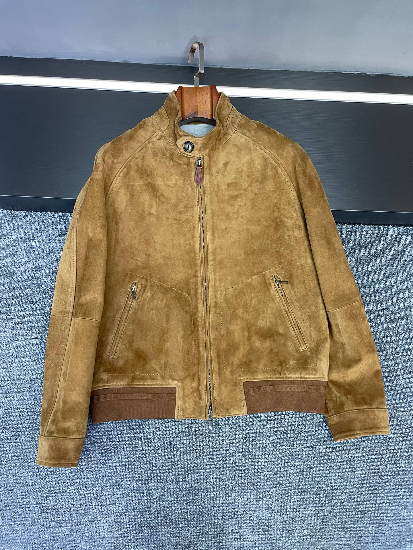 NO:674863,The old-money style sheepskin jacket that has been popularly asked about will be a winner if you wear it in the autumn and winter of 2025. Who knows!  True quality dressing never requires too much effort. The right jacket can directly transform your temperament. This 2025 autumn and winter men's sheepskin jacket from Noyo Panya is simply tailor-made for a low-key and noble style.  The material selection is stunning at first sight. It is made of New Zealand khaki suede sheepskin. It feels delicate and soft with a grainy feel, unlike ordinary leather that is hard and bulky. The khaki color itself has its own old-money filter, which shows texture regardless of skin color. It looks relaxed and luxurious when paired with jeans. It can instantly transform into a refined gentleman when paired with trousers. You can’t go wrong no matter how you wear it.  The version hits the pain point. The high-neck design is very suitable for autumn and winter. It is windproof and makes your face smaller. It can also quietly modify the neck line. There is no need to bother with the inner layer. It is very layered when worn alone. The most considerate thing is the double-pull design. It can be pulled to the top to keep warm, and half of it is pulled to reveal the neckline. It is easy to put on and take off and adds a sense of detail. The linen lining inside is even more surprising. It will not make you sweat when worn next to the body, and there will be no static electricity when putting it on and off in autumn and winter. The comfort level is directly improved.  There is no need to pile up logos or pursue exaggerated designs. The texture of this jacket is hidden in every detail - the sheen of the suede sheepskin, the neatness of the high collar, and the practicality of the double pulls. It gives you the kind of low-key elegance that 'you know how to wear it at first sight'. Whether it is commuting or a weekend date, you can easily hold the scene. Want to buy a durable and textured jacket for the autumn and winter of 2025?  This Lp sheepskin jacket can’t be wrong if you wear it with your eyes closed!  Size M-3XL,,loro piana,jeans,jackets & coats,sheepskin,Top Customize119860909被问爆的老钱风羊皮外套,2025秋冬穿它赢麻了. 谁懂啊！真正的质感穿搭从不用力,一件对的外套就能让气质直接封神——诺优翩雅这件2025秋冬男士羊皮外套,简直是为低调显贵的型格量身定制. 选料第一眼就惊艳,用的是新西兰卡其色反绒羊皮,摸上去是那种细腻又带着颗粒感的软,不像普通皮质硬邦邦显笨重.卡其色本身就自带老钱滤镜,不挑肤色还特显质感,搭牛仔裤是松弛的贵气,配西裤又能秒变精致绅士,怎么穿都不会出错. 版型更是戳中痛点,高领设计太懂秋冬了,防风又显脸小,还能悄悄修饰颈部线条,完全不用费心搭内搭,单穿就很有层次感.最贴心的是双拉头设计,拉到顶保暖,拉一半露领口,穿脱方便还多了份细节感；里面的亚麻内里更是惊喜,贴身穿不闷汗,秋冬穿脱也不会有静电尴尬,舒适度直接拉满. 不用堆砌logo,也不用追求夸张设计,这件外套的质感就藏在每一处细节里——反绒羊皮的光泽、高领的利落、双拉头的实用,穿上就是那种“一看就很会穿”的低调贵气,不管是通勤还是周末约会,都能轻松hold住场面. 2025秋冬想入一件耐穿又显质感的外套？这件Lp 羊皮外套,闭眼入都不会错！ 码数M-3XL,,loro piana,jeans,jackets & coats,sheepskin,Top Customize1,Men's clothing