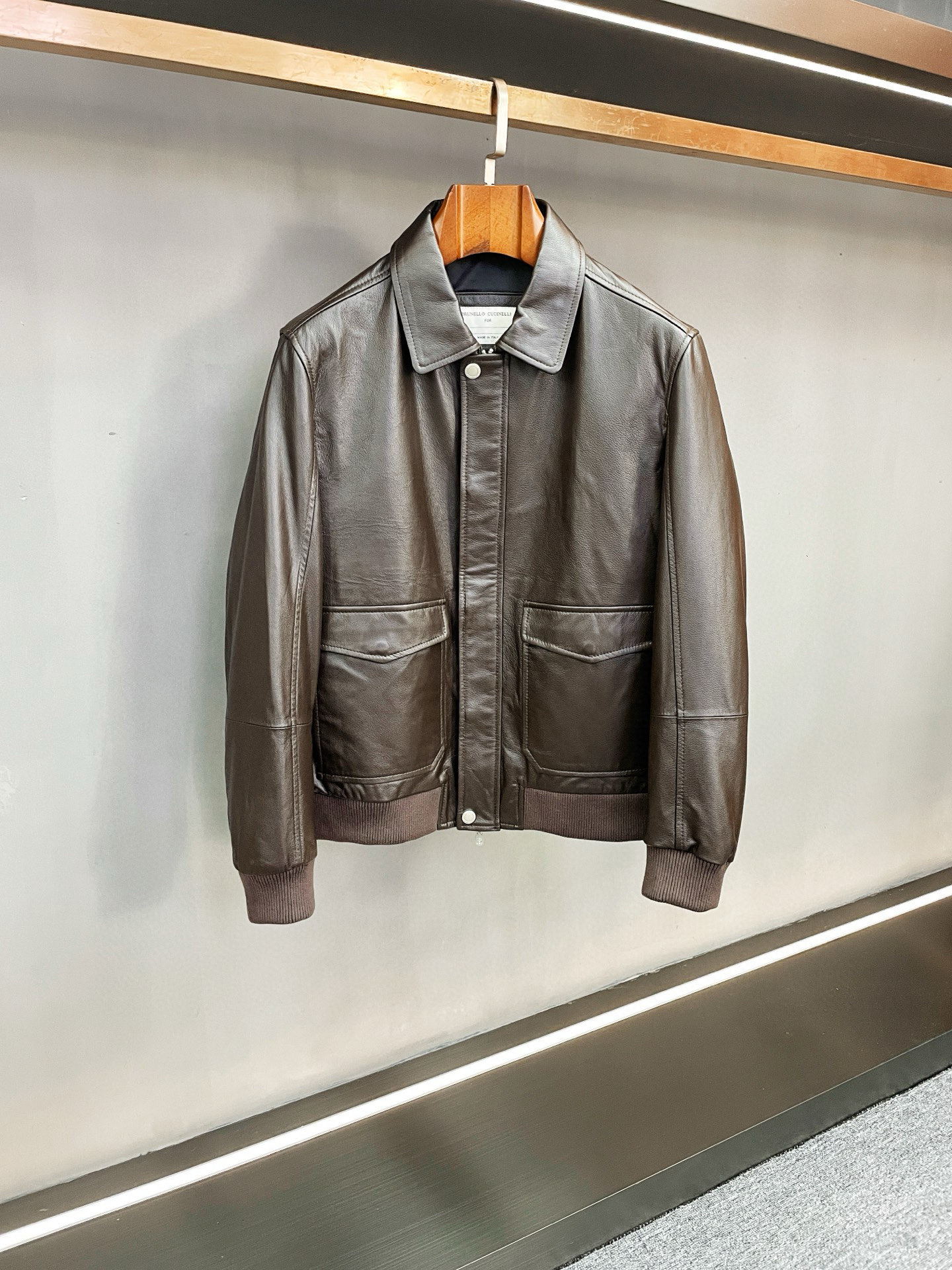 NO:674868,Brunello Cucinelli 2025 Autumn and Winter Men's Sheepskin Flight Jacket: An Eternal Interpretation of Craftsmanship and Style In the 2025 Autumn and Winter men's wear series, Brunello Cucinelli is inspired by the concept of 'memory' in ancient Greek philosophy, blends Italian craftsmanship with classic silhouettes, and launches this men's sheepskin flight jacket. It interprets the core aesthetics of old money style with a low-key texture and injects the power of sustainable classics into the contemporary gentleman's wardrobe.  The selection of materials is the soul of this jacket. The brand carefully selects sheepskin imported from New Zealand to make the body. Thanks to the unique local natural environment, the leather fibers are fine and soft, warm and light to the touch, and have excellent thermal insulation and breathability properties. The natural leather texture shows a soft luster under the light, and it has a low-key luxury aura without the need for exaggerated design, just like the quality philosophy of 'no logo is still noble' that the brand has always adhered to.  In terms of design, the classic flight jacket shape carries retro heritage, with neat lines outlining a calm figure, breaking the heavy feeling of autumn and winter jackets, and fitting in with the series' core characteristics of 'light and bright'. Ingenious body stitching can be seen in the details, which are meticulously hand-sewn, and every inch embodies the brand's ultimate pursuit of craftsmanship; the hidden high-quality lining enhances wearing comfort and perfectly echoes the warm texture of the leather, quietly blending practicality and elegance.  As an iconic item of the old money style, this jacket perfectly interprets the 'simplified and timeless' dressing philosophy. Paired with fine knitted trousers and khaki trousers, it is an elegant choice for business occasions; paired with casual jeans and leather shoes, it shows a relaxed daily style and can be used in various scenes. It abandons the fleeting trend symbols and adheres to the triple insistence of material, craftsmanship and version, becoming a hard currency in the wardrobe that can transcend time. Brunello  Cucinelli proves with this sheepskin flight jacket that true luxury always lies in the pursuit of essence - high-quality materials, exquisite craftsmanship and classic design, together create an eternal expression of gentleman style. Size M-3XL,, brunello cucinelli,jeans,jackets & coats,jackets & coats,sheepskin,Top Customize119860909Brunello Cucinelli 2025秋冬男士羊皮飞行夹克匠艺与格调的永恒演绎 在2025秋冬男装系列中,Brunello Cucinelli以古希腊哲学中'回忆'的概念为灵感,将意式匠艺与经典廓形相融,推出这款男士羊皮飞行夹克,用低调质感诠释老钱风的核心美学,为当代绅士衣橱注入永续经典的力量. 材质的甄选是这件外套的灵魂所在.品牌严选新西兰进口羊皮打造衣身,得益于当地得天独厚的自然环境,其皮革纤维细密柔软,触感温润轻盈,同时兼具出色的保温与透气性能.天然的皮革肌理在光线下呈现柔和光泽,无需浮夸设计便自带低调奢华气场,恰如品牌始终坚守的'无Logo亦显贵'的品质哲学. 设计上,经典飞行夹克版型承载着复古底蕴,利落线条勾勒出从容身姿,打破了秋冬外套的厚重感,契合系列'轻盈明朗'的核心特质.细节处更见匠心衣身缝线经由手工细致缝制,每一寸都凝聚着品牌对工艺的极致追求；暗藏的优质衬里提升穿着舒适度,与皮革的温润质感形成完美呼应,将实用与雅致悄然融合. 作为老钱风的标志性单品,这件夹克完美诠释了'精简而隽永'的穿搭哲学.内搭细腻针织与卡其西裤,是商务场合的儒雅之选；搭配休闲牛仔裤与皮鞋,则尽显日常松弛格调,多元场景皆能驾驭.它摒弃转瞬即逝的潮流符号,以材质、工艺与版型的三重坚守,成为一件能够跨越时光的衣橱硬通货. Brunello Cucinelli用这件羊皮飞行夹克证明,真正的奢华从来在于对本质的执着——优质的材质、精湛的匠艺与经典的设计,共同铸就了绅士格调的永恒表达. 码数M-3XL,,brunello cucinelli,jeans,jackets & coats,jackets & coats,sheepskin,Top Customize1,Men's clothing