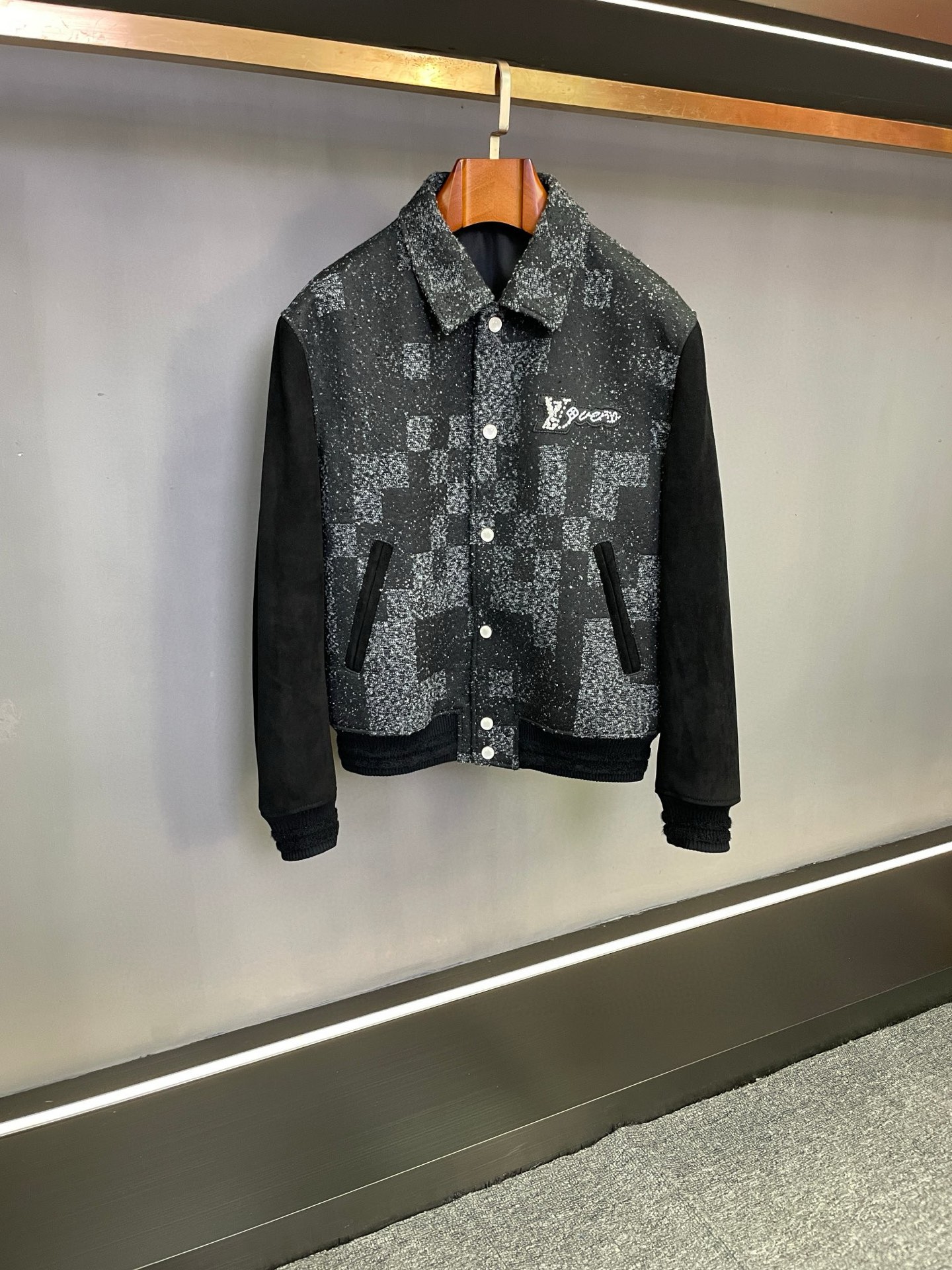 NO:674877,LV Louis Vuitton's 25th autumn and winter new men's jacket collides with craftsmanship and luxury. Lujia's 25th autumn and winter men's jacket interprets the brand's deep understanding of luxury with exquisite craftsmanship, presenting contemporary gentlemen with a wardrobe that combines style and texture.  The main body of the jacket is made of custom-made Oxford cloth, which is crisp and stylish and has excellent breathability, bringing a comfortable experience to wear in autumn and winter. What is particularly eye-catching is the LV classic checkerboard pattern carved on the fabric using a special cross-stitching process. The lines are delicate and smooth, and the layering is rich. The details highlight the brand's century-old craftsmanship and design aesthetics.  The sleeves are made of high-quality suede sheepskin, which is soft and warm to the touch. It forms a clever material collision with the Oxford cloth body, which not only adds visual layering, but also highlights the low-key luxury. The LV LOGO is carefully outlined with pearl beads on the left chest and back. The luster of the pearls and the calm tones complement each other, presenting the brand logo in a very artistic way, showing elegance and nobility.  This jacket is not only a practical choice for autumn and winter, but also a fashionable work of art that combines craftsmanship and brand spirit, providing the perfect sartorial expression for men who pursue high-quality life and unique style. Size M-3XL,,louis vuitton,louis vuitton,louis vuitton,louis vuitton,jackets & coats,sheepskin,Top Customize119860909LV 路易威登25秋冬男士新款外套匠心与奢华的碰撞  驴家25年秋冬男士外套,以精湛工艺诠释品牌对奢华的深刻理解,为当代绅士呈现兼具格调与质感的衣橱臻品.  外套主体甄选定制牛津布,挺括有型且兼具优良的透气性,为秋冬穿着带来舒适体验.尤为瞩目的是面料上采用特殊挑花工艺刻画的LV经典棋盘格纹路,线条细腻流畅,层次感丰富,于细节处彰显品牌百年传承的精湛工艺与设计美学.  袖子部分选用质感上乘的反绒羊皮,触感柔软温润,与牛津布主体形成巧妙的材质碰撞,既增添了视觉层次,又凸显出低调的奢华感.左胸及后背位置以珍珠串珠精心勾勒出LV LOGO,珍珠的莹润光泽与沉稳的色调相互映衬,将品牌标识以极具艺术感的方式呈现,尽显雅致与尊贵.  这款外套不仅是秋冬季节的实用穿搭之选,更是一件融合了匠心工艺与品牌精神的时尚艺术品,为追求高品质生活与独特风格的男士提供了完美的着装表达. 码数 M-3XL,,louis vuitton,louis vuitton,louis vuitton,louis vuitton,jackets & coats,sheepskin,Top Customize1,Men's clothing