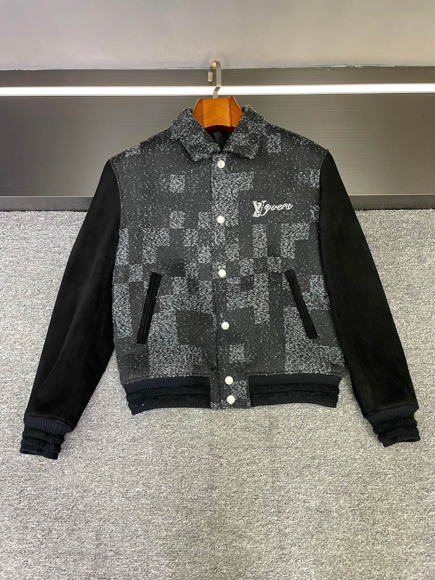 NO:674880,LV Louis Vuitton's 2025 Autumn and Winter New Style | This coat turns luxury into a work of art. Folks, as soon as Lujia's 2025 Autumn and Winter men's coat was unveiled, you will know what 'thunder is hidden in a low profile'!   The custom-made Oxford cloth used for the body has just the right amount of stiffness to the touch, but is full of ingenuity in the details - the classic checkerboard pattern woven with a special cross-stitch technique looks low-key texture from a distance, but it is only when you look closer that you realize that each pattern is exquisite, as if the texture of time is worn on the body. The best thing is that the suede sheepskin on the sleeves is so soft that you can feel the breathing of the leather. It forms a clever contrast with the toughness of the Oxford cloth, and the layering of hardness and softness is immediately revealed.  The pearl beaded LOGO on the left chest and back is the finishing touch. The warm luster of the beads and the metal letters collide with the nobility, but it is not ostentatious. The details that flash in every move are the low-key declaration of true luxury. Whether it is worn with the same series of trousers for a formal feel or with jeans for a casual look, this jacket can wear the word 'high-end' effortlessly. Want to hide some exclusive taste in your outfit in autumn and winter?  It's the answer~ Size M-3XL.,,louis vuitton,louis vuitton,louis vuitton,louis vuitton,jeans,jackets & coats,sheepskin,Top Customize119860909LV 路易威登2025秋冬新款｜这件外套把奢华玩成了艺术品  家人们,驴家2025秋冬男士外套一亮相,就知道什么叫“低调里藏着惊雷”了！  身子用的定制牛津布,摸着是恰到好处的挺括感,却在细节里藏满巧思——特殊挑花工艺织出的经典棋盘格,远看是低调的肌理感,近看才发现每一格纹路都透着精致,像是把时光的质感穿在了身上.  最妙的是袖子的反绒羊皮,柔软得能感受到皮革的呼吸感,和牛津布的硬朗形成巧妙反差,刚柔并济的层次感一下就出来了.  左胸和后背的珍珠串珠LOGO更是点睛之笔,珠的温润光泽和金属字母碰撞出贵气,却不张扬,一举一动间闪过的细节,才是真·奢华的低调宣言.  不管是搭同系列西裤的正式感,还是配牛仔裤的随性,这件外套都能把“高级”两字穿得毫不费力.秋冬想在穿搭里藏点独家品味？它就是答案～  码数M-3XL.,,louis vuitton,louis vuitton,louis vuitton,louis vuitton,jeans,jackets & coats,sheepskin,Top Customize1,Men's clothing