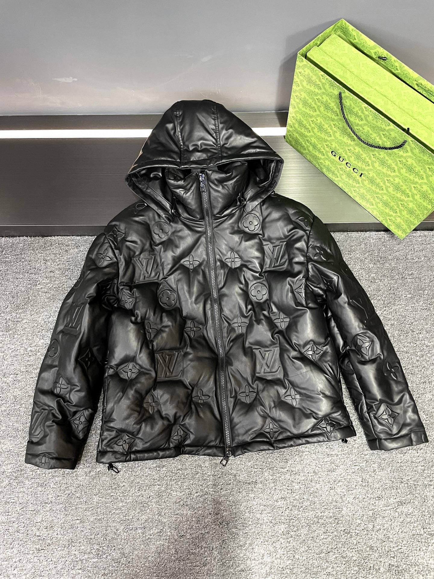 NO:674890,Men’s Winter Code of Decentness | LV 2025 Sheepskin Down Jacket is very good at texture. This new LV style is perfect for the high-end feeling in the cooling season. Anyone who really knows the industry knows that good winter clothing always coexists with warmth and style.  The weight of the sheepskin imported from New Zealand is immediately apparent when you touch it. Its delicate and soft texture is like holding a cloud on your body. The classic five-flower logo embossed on the whole body is low-key and recognizable. Every texture reveals the craftsmanship of luxury goods. The goose down filling inside is amazing, the down is full and fluffy. It is light and burdenless to wear, but it can firmly keep the cold out. It is more than one level warmer than ordinary down.  The most eye-catching thing is the detachable hood design. Taking off the hood for daily commuting is neat and stylish. It is windproof when worn outdoors and adds a sense of security. It is suitable for various occasions. You don’t have to worry about matching it. You can wear it with any pair of jeans to look elegant. This is the winter shirt that mature men should have. Size. M-3XL,, louis vuitton, jeans, down jacket, sheepskin, hats, Top Customize19860909男生冬日体面密码｜LV 2025羊皮羽绒服太懂质感 降温季的高级感,这件LV新款直接拉满 真正懂行的都知道,好的冬装从来是保暖与格调并存. 新西兰进口羊皮上手就知分量,细腻软糯的触感像把云朵揣在身上,全身经典五花Logo压花低调又有辨识度,每一处纹路都透着奢侈品的匠心.内里填充的鹅绒太惊喜,绒朵饱满蓬松,穿在身上轻盈无负担,却能把寒意牢牢挡在外面,比普通羽绒暖和不止一个level. 最戳人的是可拆卸帽子设计,日常通勤摘掉帽子是利落型格,户外防风戴上又多了份安全感,一衣两穿适配各种场合.不用费心搭配,随便搭条牛仔裤都能穿出贵气感,这才是成熟男性该有的冬日战袍吧 码数.M-3XL,,louis vuitton,jeans,down jacket,sheepskin,hats,Top Customize1,Men's clothing