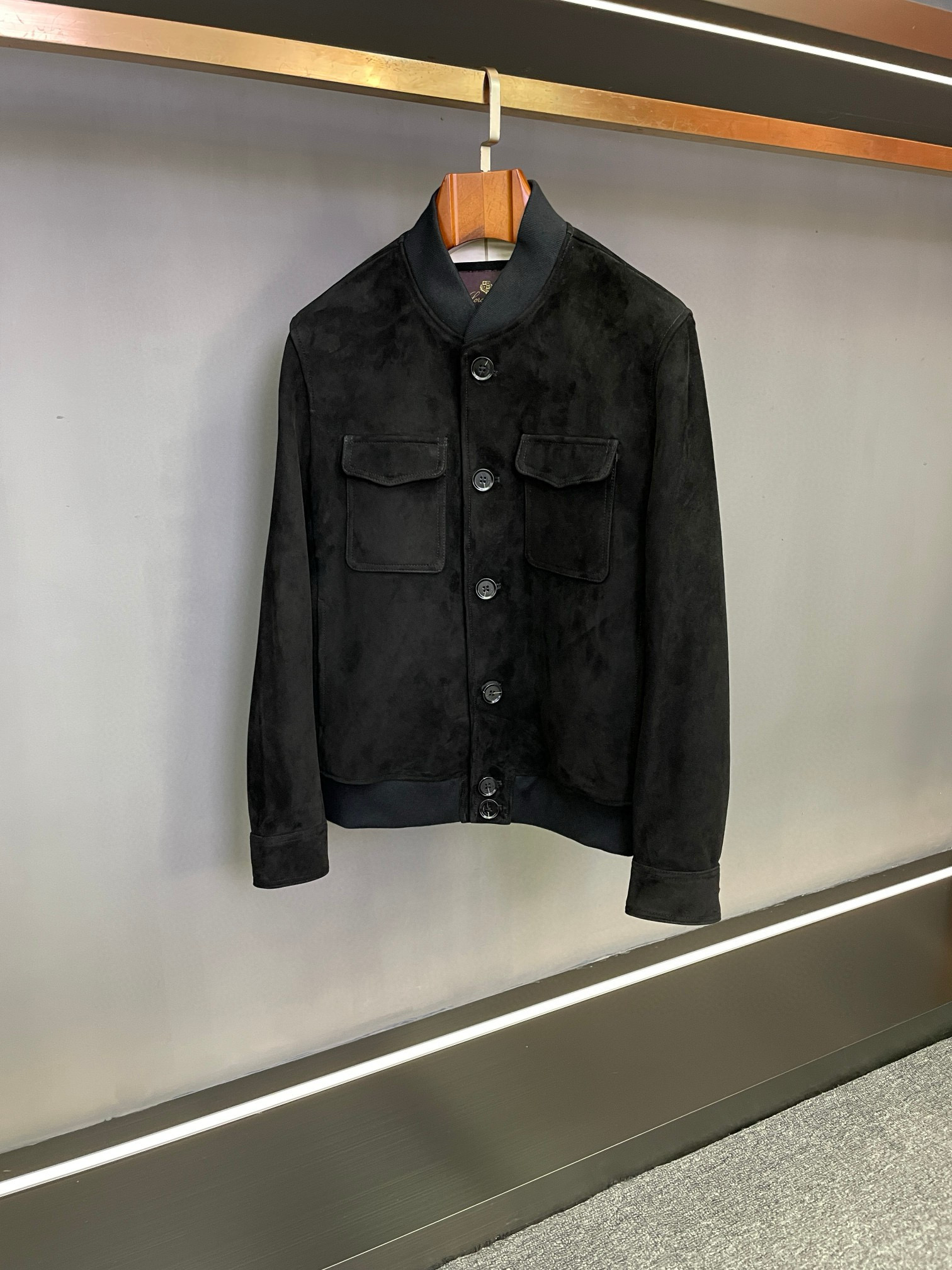 NO:674885,LP LORO PIANA's new men's sheepskin jacket for autumn and winter 2025, a new level of old money style. Dear gentlemen, LORO PANA's new men's sheepskin jacket for autumn and winter 2025 has made a shocking debut. With a classic old money style design, it presents you with a low-key and luxurious dressing experience.  This jacket from Noyo Panya is made of New Zealand suede sheepskin. Every inch of the leather exudes a natural and delicate texture. It is soft against the skin and yet tough and durable. You can feel the high-end touch from natural materials when you rub it on your fingertips. It shows its extraordinary taste in a low-key manner. The old-money style design concept runs throughout, abandoning complicated decorations, using simple lines to outline elegant outlines, and showing calmness in every gesture, highlighting your profound fashion heritage and elegant style.  Open the jacket and you will see the plaid lining. The classic plaid element has a retro charm, which not only enhances the layering of the overall outfit, but also inadvertently reveals your ultimate pursuit of details. Every time you wear it, it is a tribute to classic fashion.  The coffee and black colors launched this time are the essence of the old money style color matching system. The coffee color is warm and mellow, just like a cup of coffee on an autumn afternoon. It contains the warmth of life in its calmness, easily creating a low-key and luxurious atmosphere; the black is mysterious and deep, interpreting eternal classics and stability. It is the best choice for you to attend important occasions, showing full gentlemanly demeanor. Whether you wear it with a simple white shirt to attend a business meeting, or wear a soft sweater while walking in the streets, LORO  PIANA's 25th autumn and winter new men's sheepskin jackets are perfectly adapted to help you easily control various occasions and become the focus of the crowd. Size M-3XL,,loro piana,loro piana,jackets & coats,shirts,sheepskin,Top Customize119860909LP 诺优翩雅25秋冬新款男士羊皮夹克,演绎老钱风新高度  尊敬的各位绅士,LORO PIANA诺优翩雅2025年秋冬新款男士羊皮夹克震撼登场,以经典老钱风设计,为您呈上低调而奢华的着装体验.  诺优翩雅这款夹克精选新西兰反绒羊皮,每一寸皮革都散发着自然而细腻的质感,轻柔贴肤又坚韧耐用,在指尖摩挲间感受来自天然材质的高级触感,低调中尽显不凡品味.  老钱风设计理念贯穿始终,摒弃繁杂装饰,以简洁线条勾勒优雅轮廓,举手投足间尽显从容大气,彰显您深厚的时尚底蕴与高雅格调.  打开夹克,格纹里布映入眼帘,经典格纹元素自带复古韵味,不仅提升了整体穿搭的层次感,更在不经意间展露您对细节的极致追求,每一次穿着都是对经典时尚的致敬.  此次推出的咖色与黑色,皆是老钱风配色体系中的精髓.咖色温暖醇厚,如同秋日午后的一杯咖啡,沉稳中蕴含着生活的温度,轻松营造出低调奢华的氛围感；黑色神秘深邃,诠释着永恒的经典与稳重,是您出席重要场合时的不二之选,展现出十足的绅士风度.  无论是搭配简约白衬衫出席商务会议,还是内搭柔软针织衫漫步于街头巷尾,LORO PIANA诺优翩雅25年秋冬新款男士羊皮夹克都能完美适配,助您轻松驾驭各种场合,成为人群中的焦点.  码数M-3XL,,loro piana,loro piana,jackets & coats,shirts,sheepskin,Top Customize1,Men's clothing