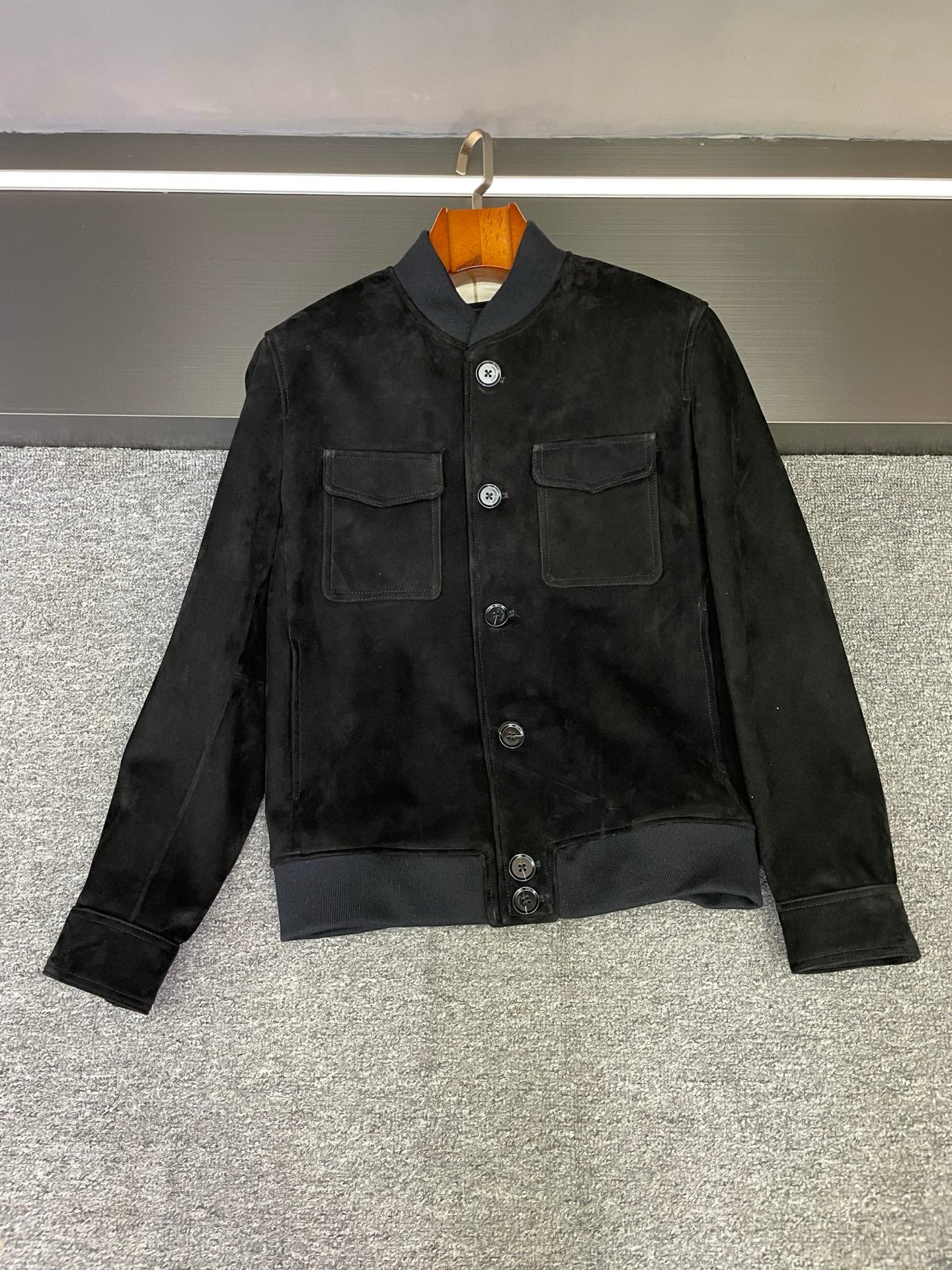 NO:674887,Old money style code, LORO PIANA 25 autumn and winter sheepskin jacket. Are you still worried about what to wear in autumn and winter to easily achieve the old money style?  LORO PIANA 2025 autumn and winter new men's sheepskin jacket is definitely your best choice!   LP's jacket this time is made of New Zealand suede sheepskin. This fabric alone has an incredibly delicate touch. The upper body is wrapped in warmth in a second, and the high-end texture hits the face, as if it is telling a low-key luxury fashion attitude. The colors include classic coffee and cool black. Brown is retro and artistic, like a cup of warm latte, and can easily adapt to various autumn scenes; black is versatile and calm. Whether it is in the workplace or at a party, it is full of aura and can easily hold the whole crowd.  The design continues the essence of the old money style, which is simple but hidden everywhere. The smooth lines outline a neat silhouette without too many complicated decorations, but the pure tailoring shows the gentleman's taste. The plaid lining inside is the finishing touch, and a corner is revealed inadvertently, which instantly adds a sense of high-end, and the details are full of elegance.  Wearing it, walking on the street or attending social events, you can easily become the focus of the crowd, showing your good taste in a low-key yet stylish way. Who can refuse such a treasure jacket that is full of autumn and winter atmosphere?   Size M-3XL.,,loro piana,loro piana,jackets & coats,sheepskin,Top Customize119860909老钱风密码,LORO PIANA 25秋冬羊皮夹克  还在发愁秋冬穿啥能轻松拿捏老钱风？LORO PIANA 2025秋冬新款男士羊皮夹克,绝对是你的不二之选！  LP这次的夹克精选新西兰反绒羊皮,光是这面料,触感就细腻得不像话,上身一秒就被温暖包裹,高级质感更是扑面而来,仿佛在诉说着低调奢华的时尚态度.  颜色上有经典咖色和酷感黑色.咖色复古又文艺,像一杯温暖的拿铁,轻松适配各种秋日场景；黑色则百搭又沉稳,不管是职场还是聚会,穿上它都气场十足,轻松hold住全场.  设计延续了老钱风的精髓,简约却处处暗藏心机.流畅的线条勾勒出利落的版型,没有过多繁杂装饰,却凭借纯粹的剪裁彰显男士的绅士品味.内里的格纹里布是点睛之笔,不经意间露出一角,高级感瞬间拉满,细节之处尽显优雅格调.  穿上它,漫步街头或是出入社交场合,都能轻松成为人群焦点,低调又不失格调地展示出你的好品味.谁能拒绝这样一件秋冬氛围感拉满的宝藏夹克呢？  码数M-3XL.,,loro piana,loro piana,jackets & coats,sheepskin,Top Customize1,Men's clothing