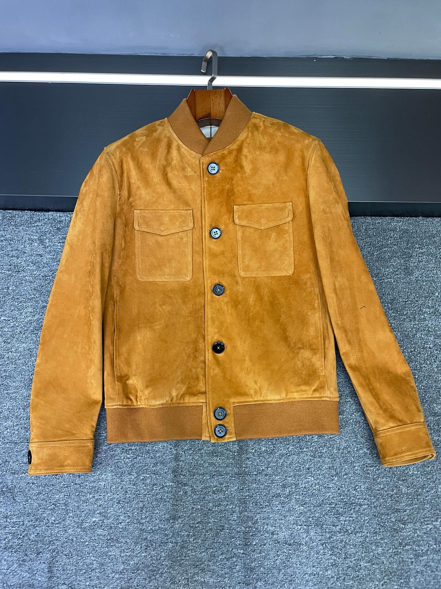 NO:674891,Old money style code, LORO PIANA 25 autumn and winter sheepskin jacket. Are you still worried about what to wear in autumn and winter to easily achieve the old money style?  LORO PIANA 2025 autumn and winter new men's sheepskin jacket is definitely your best choice!   LP's jacket this time is made of New Zealand suede sheepskin. This fabric alone has an incredibly delicate touch. The upper body is wrapped in warmth in a second, and the high-end texture hits the face, as if it is telling a low-key luxury fashion attitude. The colors include classic coffee and cool black. Brown is retro and artistic, like a cup of warm latte, and can easily adapt to various autumn scenes; black is versatile and calm. Whether it is in the workplace or at a party, it is full of aura and can easily hold the whole crowd.  The design continues the essence of the old money style, which is simple but hidden everywhere. The smooth lines outline a neat silhouette without too many complicated decorations, but the pure tailoring shows the gentleman's taste. The plaid lining inside is the finishing touch, and a corner is revealed inadvertently, which instantly adds a sense of high-end, and the details are full of elegance.  Wearing it, walking on the street or attending social events, you can easily become the focus of the crowd, showing your good taste in a low-key yet stylish way. Who can refuse such a treasure jacket that is full of autumn and winter atmosphere?   Size M-3XL.,,loro piana,loro piana,jackets & coats,sheepskin,Top Customize119860909老钱风密码,LORO PIANA 25秋冬羊皮夹克  还在发愁秋冬穿啥能轻松拿捏老钱风？LORO PIANA 2025秋冬新款男士羊皮夹克,绝对是你的不二之选！  LP这次的夹克精选新西兰反绒羊皮,光是这面料,触感就细腻得不像话,上身一秒就被温暖包裹,高级质感更是扑面而来,仿佛在诉说着低调奢华的时尚态度.  颜色上有经典咖色和酷感黑色.咖色复古又文艺,像一杯温暖的拿铁,轻松适配各种秋日场景；黑色则百搭又沉稳,不管是职场还是聚会,穿上它都气场十足,轻松hold住全场.  设计延续了老钱风的精髓,简约却处处暗藏心机.流畅的线条勾勒出利落的版型,没有过多繁杂装饰,却凭借纯粹的剪裁彰显男士的绅士品味.内里的格纹里布是点睛之笔,不经意间露出一角,高级感瞬间拉满,细节之处尽显优雅格调.  穿上它,漫步街头或是出入社交场合,都能轻松成为人群焦点,低调又不失格调地展示出你的好品味.谁能拒绝这样一件秋冬氛围感拉满的宝藏夹克呢？  码数M-3XL.,,loro piana,loro piana,jackets & coats,sheepskin,Top Customize1,Men's clothing