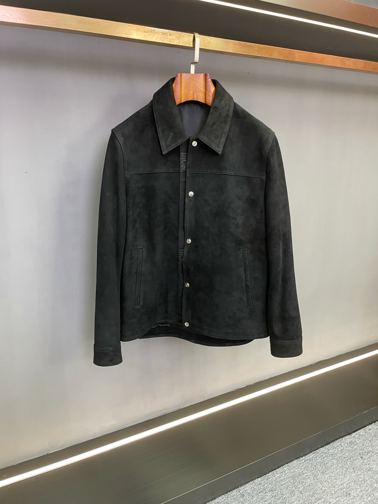 NO:674917,Dior's 2025 Autumn and Winter Men's Suede Sheepskin Jacket has an archival texture and reshapes the gentleman's style. When the coldness of autumn and winter meets the warmth of high-end leather, Dior's new 2025 Autumn and Winter Men's Sheepskin Jacket uses ingenious craftsmanship to interpret the eternal charm of luxury men's clothing. As the core item of this season, it not only continues the brand's classic genes, but also incorporates contemporary design language, making it an investment choice for a gentleman's wardrobe.  Selected suede sheepskin imported from New Zealand is used as the raw material and has been polished through dozens of fine tanning processes to achieve a fine and rich velvet texture and a smooth touch like silk. It is skin-friendly, breathable and has excellent warmth retention, allowing autumn and winter wear to say goodbye to heavy constraints. The unique texture of natural leather gives each jacket its own unique mark, and as it wears over time, it becomes more warm, lustrous and textured.  In terms of color, two classic colors are launched: calm and elegant gray, with a low-key and restrained gentleman's temperament; neat and elegant black, showing a simple and advanced modern style. Both options can easily adapt to diverse scenarios such as business commuting and daily travel.  The design details hide the ingenuity of the Dior webbing that runs through the placket, lighting up the overall look with iconic elements and becoming a low-key annotation of the brand's identity; the logo embossing on the lower left side of the clothing is exquisite, with neat and unobtrusive lines, highlighting the collection-level quality in the details. The three-dimensional tailoring follows ergonomic principles, with straight and natural shoulder lines and just the right waist proportions, which not only ensures freedom of movement, but also outlines a calm and stylish male silhouette, perfectly balancing relaxation and sophistication.  Dior's 2025 autumn and winter men's suede sheepskin jacket integrates the preciousness of natural materials, the heritage of the brand logo, and the neatness of modern tailoring, bringing elegant companionship across seasons to men who pursue texture. Size 48-56,, dior, dior, jackets & coats, sheepskin, Top Customize19860909Dior 迪奥2025秋冬男士反绒羊皮外套典藏级质感,重塑绅士格调 当秋冬的凛冽邂逅高级皮料的温润,迪奥2025秋冬新款男士羊皮外套以匠心工艺,诠释奢华男装的永恒魅力.作为本季核心单品,它既延续品牌经典基因,又融入当代设计语言,成为绅士衣橱的投资之选. 精选新西兰进口反绒羊皮为原料,经数十道精细鞣制工艺打磨,成就细腻丰盈的绒毛肌理与如丝缎般的柔滑触感,亲肤透气兼具优异保暖性,让秋冬穿搭告别厚重束缚.天然皮革的独特纹理赋予每件外套专属印记,随着穿着时光沉淀,更显温润光泽与质感张力. 色彩上推出两大经典色系沉稳雅致的灰色,自带低调内敛的绅士气质；利落大气的黑色,彰显简约高级的摩登格调,两种选择均能轻松适配商务通勤、日常出行等多元场景. 设计细节暗藏巧思贯穿门襟的Dior织带,以标志性元素点亮整体造型,成为品牌身份的低调注解；衣服左下侧的Logo压花工艺精湛,线条利落不张扬,于细节处彰显典藏级品质.立体剪裁遵循人体工学原理,肩线挺括自然,腰身比例恰到好处,既保障活动自如,又能勾勒出沉稳有型的男性轮廓,完美平衡松弛感与精致感. 迪奥2025秋冬男士反绒羊皮外套,将天然材质的珍贵、品牌标识的底蕴与现代剪裁的利落融为一体,为追求质感的男士,带来跨越季节的优雅陪伴. 码数48-56,,dior,dior,jackets & coats,sheepskin,Top Customize1,Men's clothing