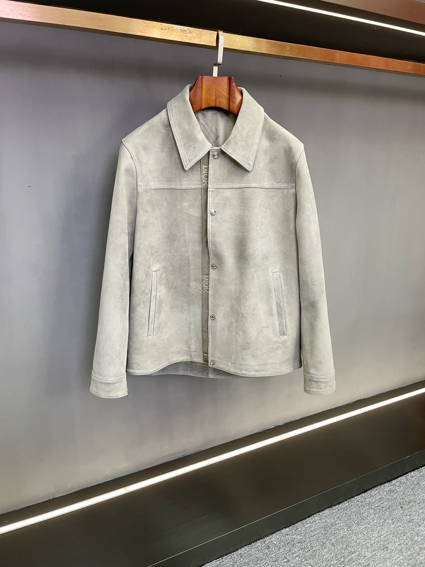 NO:674924,Dior's 2025 Autumn and Winter Men's Suede Sheepskin Jacket has an archival texture and reshapes the gentleman's style. When the coldness of autumn and winter meets the warmth of high-end leather, Dior's new 2025 Autumn and Winter Men's Sheepskin Jacket uses ingenious craftsmanship to interpret the eternal charm of luxury men's clothing. As the core item of this season, it not only continues the brand's classic genes, but also incorporates contemporary design language, making it an investment choice for a gentleman's wardrobe.  Selected suede sheepskin imported from New Zealand is used as the raw material and has been polished through dozens of fine tanning processes to achieve a fine and rich velvet texture and a smooth touch like silk. It is skin-friendly, breathable and has excellent warmth retention, allowing autumn and winter wear to say goodbye to heavy constraints. The unique texture of natural leather gives each jacket its own unique mark, and as it wears over time, it becomes more warm, lustrous and textured.  In terms of color, two classic colors are launched: calm and elegant gray, with a low-key and restrained gentleman's temperament; neat and elegant black, showing a simple and advanced modern style. Both options can easily adapt to diverse scenarios such as business commuting and daily travel.  The design details hide the ingenuity of the Dior webbing that runs through the placket, lighting up the overall look with iconic elements and becoming a low-key annotation of the brand's identity; the logo embossing on the lower left side of the clothing is exquisite, with neat and unobtrusive lines, highlighting the collection-level quality in the details. The three-dimensional tailoring follows ergonomic principles, with straight and natural shoulder lines and just the right waist proportions, which not only ensures freedom of movement, but also outlines a calm and stylish male silhouette, perfectly balancing relaxation and sophistication.  Dior's 2025 autumn and winter men's suede sheepskin jacket integrates the preciousness of natural materials, the heritage of the brand logo, and the neatness of modern tailoring, bringing elegant companionship across seasons to men who pursue texture. Size 48-56,, dior, dior, jackets & coats, sheepskin, Top Customize19860909Dior 迪奥2025秋冬男士反绒羊皮外套典藏级质感,重塑绅士格调 当秋冬的凛冽邂逅高级皮料的温润,迪奥2025秋冬新款男士羊皮外套以匠心工艺,诠释奢华男装的永恒魅力.作为本季核心单品,它既延续品牌经典基因,又融入当代设计语言,成为绅士衣橱的投资之选. 精选新西兰进口反绒羊皮为原料,经数十道精细鞣制工艺打磨,成就细腻丰盈的绒毛肌理与如丝缎般的柔滑触感,亲肤透气兼具优异保暖性,让秋冬穿搭告别厚重束缚.天然皮革的独特纹理赋予每件外套专属印记,随着穿着时光沉淀,更显温润光泽与质感张力. 色彩上推出两大经典色系沉稳雅致的灰色,自带低调内敛的绅士气质；利落大气的黑色,彰显简约高级的摩登格调,两种选择均能轻松适配商务通勤、日常出行等多元场景. 设计细节暗藏巧思贯穿门襟的Dior织带,以标志性元素点亮整体造型,成为品牌身份的低调注解；衣服左下侧的Logo压花工艺精湛,线条利落不张扬,于细节处彰显典藏级品质.立体剪裁遵循人体工学原理,肩线挺括自然,腰身比例恰到好处,既保障活动自如,又能勾勒出沉稳有型的男性轮廓,完美平衡松弛感与精致感. 迪奥2025秋冬男士反绒羊皮外套,将天然材质的珍贵、品牌标识的底蕴与现代剪裁的利落融为一体,为追求质感的男士,带来跨越季节的优雅陪伴. 码数48-56,,dior,dior,jackets & coats,sheepskin,Top Customize1,Men's clothing