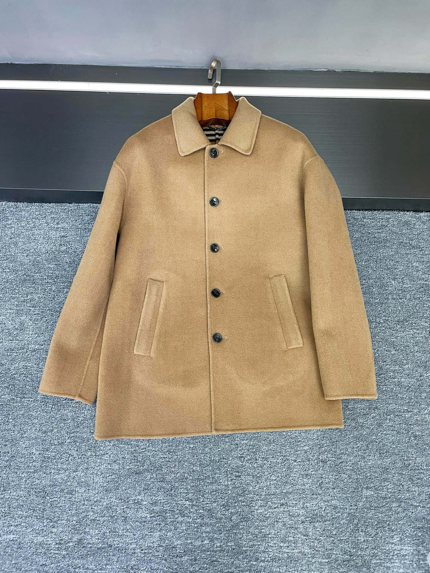 NO:674910,Burberry's archive wool coat brings pure British style to everyday life. Burberry's new 2025 autumn and winter light coat hit the aesthetic mark as soon as it debuted!  Drawing inspiration from the brand's archives, this is the 'evergreen' style that autumn and winter wardrobes should have. The texture is really high-end that can be seen with the naked eye!  The double-sided wool twill fabric with wool as the outer layer feels delicate and firm yet soft and tough, and does not scratch the skin when worn close to the skin. The key is the 'unlined' design with refined Italian craftsmanship. It is as light as if you are not wearing anything, but it can firmly lock in the warmth. You will not feel burdened when commuting in autumn and winter. The brand heritage is all in the details!  The worsted Burberry plaid lining is instantly recognizable as soon as it is opened. It is a low-key echo of the British classics and forms a clever balance with the neat lines of the whole body. The embedded straight sleeve design is very suitable for self-cultivation, quietly hiding the arm fat, and paired with the back slit design, it has a sense of elegance when walking, and is not flattering at all. Details such as button closures and welted side pockets are both practical and make the overall look more concise and elegant.  The two colors are black, which has a calm aura, and can be worn in business situations to show an elite feel; khaki is Burberry's specialty, and paired with white T jeans, it is a casual British style. You will not get tired of wearing one piece throughout autumn and winter, and this classic style really has a more timeless flavor. Size 46-54,,burberry,burberry,jeans,Top Customize119860909巴宝莉 Burberry 这件典藏羊毛大衣,把纯正英伦质感穿成日常 Burberry 2025秋冬新款轻便大衣一亮相就戳中审美！从品牌典藏款式里汲取灵感,这才是秋冬衣橱该有的「常青款」担当. 质感真的肉眼可见的高级！外层是羊毛的双面羊毛斜纹面料,摸起来细腻紧实又带着柔软韧劲,贴身穿完全不扎肤.关键是「无内衬」设计搭配意大利精制工艺,穿在身上轻盈得像没穿,却能牢牢锁住暖意,秋冬通勤赶路也不会有负重感. 细节里全是品牌底蕴！精纺Burberry格纹内里一翻开就很有辨识度,低调呼应英伦经典,和全身利落线条形成巧妙平衡.嵌入式直袖设计太懂修身需求,悄悄藏住手臂赘肉,搭配后开衩设计,走路时自带飘逸感,完全不挑身材.纽扣开合、贴边侧袋这些细节,既实用又让整体更显简洁大气. 两个颜色闭眼入不踩雷黑色自带沉稳气场,商务场合穿尽显精英感；卡其色是Burberry的拿手好戏,搭配白T牛仔裤就是随性英伦风.一件穿整个秋冬都不腻,这种经典款果然越穿越有味道. 码数46-54,,burberry,burberry,jeans,Top Customize1,Men's clothing