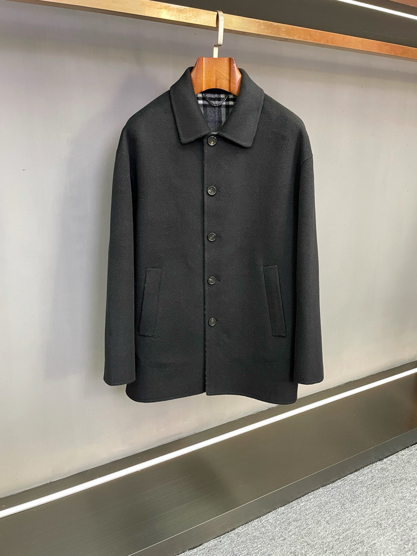 NO:674913,Burberry's 2025 new autumn and winter men's light coat is a contemporary reshaping of the archival genes. The Burberry 2025 autumn and winter men's light coat is inspired by the brand's archive style, and exquisitely integrates century-old British heritage with modern tailoring aesthetics, becoming an iconic item in the autumn and winter wardrobe that combines heritage and style.  In terms of materials and craftsmanship, this Burberry coat shows its ingenuity. Pure wool is selected to create a double-sided wool twill fabric. The texture is fine, tight and drapey, with a warm touch and crisp style. It is refined in an Italian workshop to a high level of craftsmanship.  , allowing every inch of fabric to carry the ultimate pursuit of quality. The unlined design with viscose fiber lining on the sleeves not only retains the natural breathability of wool fabrics, but also ensures smooth wearing and taking off, achieving a perfect balance between lightness and warmth.  The brand's classic code is hidden in the design details. The worsted Burberry plaid lining is a low-key presentation of the iconic element, which cleverly echoes the solid color of the outer layer, revealing the brand's recognition in every gesture. The embedded straight sleeve design outlines neat lines, with matching  It has a slim fit, accurately fits the body shape without restricting movement, and shows the upright posture of an urban elite. The single-row button closure is simple and elegant, the welt side pockets are both practical and beautiful, and the rear slit design adds a flexible layer to the silhouette. The design ingenuity can be seen in every detail.  The use of classic colors is more suitable for diverse scenes, the calm black highlights the low-key texture, and the versatile khaki color continues the British classics, which can be easily controlled whether it is daily commuting or weekend travel. This coat blends Burberry's design genes with contemporary needs, becoming an ideal choice for settling down the temperament in autumn and winter. Size 46-54.,,burberry,burberry,Top Customize119860909巴宝莉 Burberry 2025秋冬新款男士轻便大衣典藏基因的当代重塑 Burberry 2025秋冬男士轻便大衣,以品牌典藏款式为灵感溯源,将百年英伦底蕴与现代剪裁美学精妙融合,成为秋冬衣橱中兼具传承与格调的标志性单品. 在材质与工艺上,巴宝莉这件大衣尽显匠心.甄选纯羊毛打造双面羊毛斜纹面料,质地细腻紧实且富有垂坠感,触感温润兼具挺括型格,于意大利工坊精制而成的工艺水准,让每一寸面料都承载着对品质的极致追求.无内衬设计搭配衣袖粘胶纤维内衬,既保留了羊毛面料的天然透气性,又确保穿脱顺滑,实现轻盈体感与保暖性的完美平衡. 设计细节中藏着品牌的经典密码.精纺Burberry格纹内里是标志性元素的低调呈现,与外层纯色形成巧妙呼应,举手投足间流露品牌辨识度.嵌入式直袖设计勾勒利落线条,配合修身版型,精准贴合身形却不束缚活动,尽显都市精英的挺拔姿态.单排纽扣开合简约大气,贴边侧袋兼顾实用与美观,后开衩设计则为版型增添灵动层次,细节之处皆见设计巧思. 经典色彩的运用更适配多元场景,沉稳黑色彰显低调质感,百搭卡其色延续英伦经典,无论是日常通勤还是周末出行,都能轻松驾驭.这件大衣将Burberry的设计基因与当代需求相融,成为秋冬季节沉淀气质的理想之选. 码数46-54.,,burberry,burberry,Top Customize1,Men's clothing