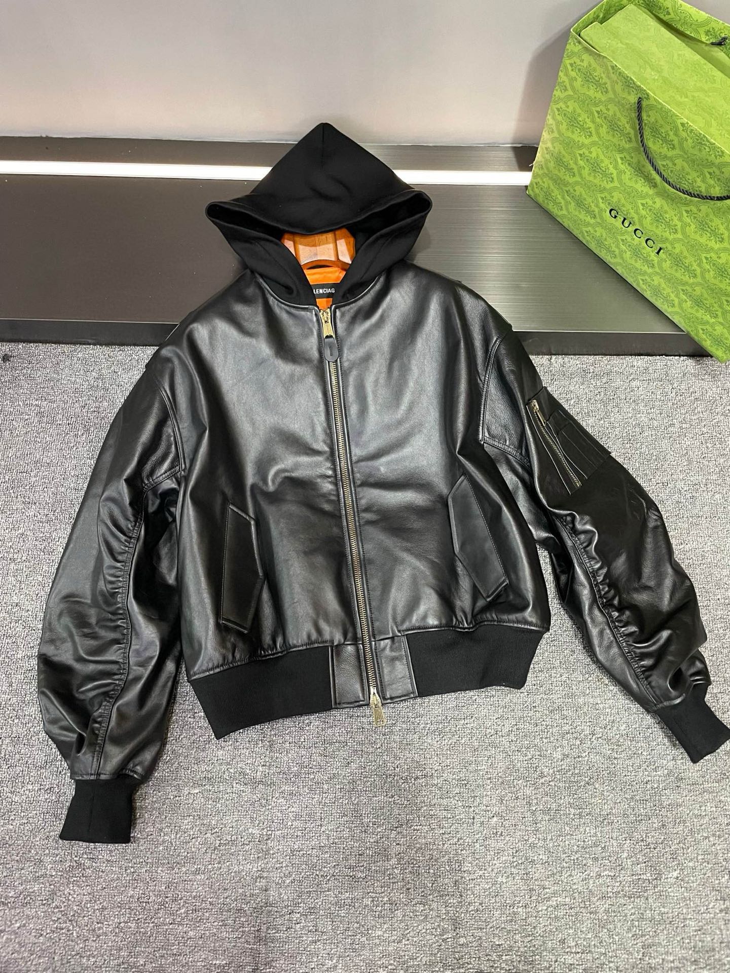 NO:674925,Balenciaga more details,,balenciaga,Top Customize119860909巴黎世家更多细节,,balenciaga,Top Customize1,Men's clothing