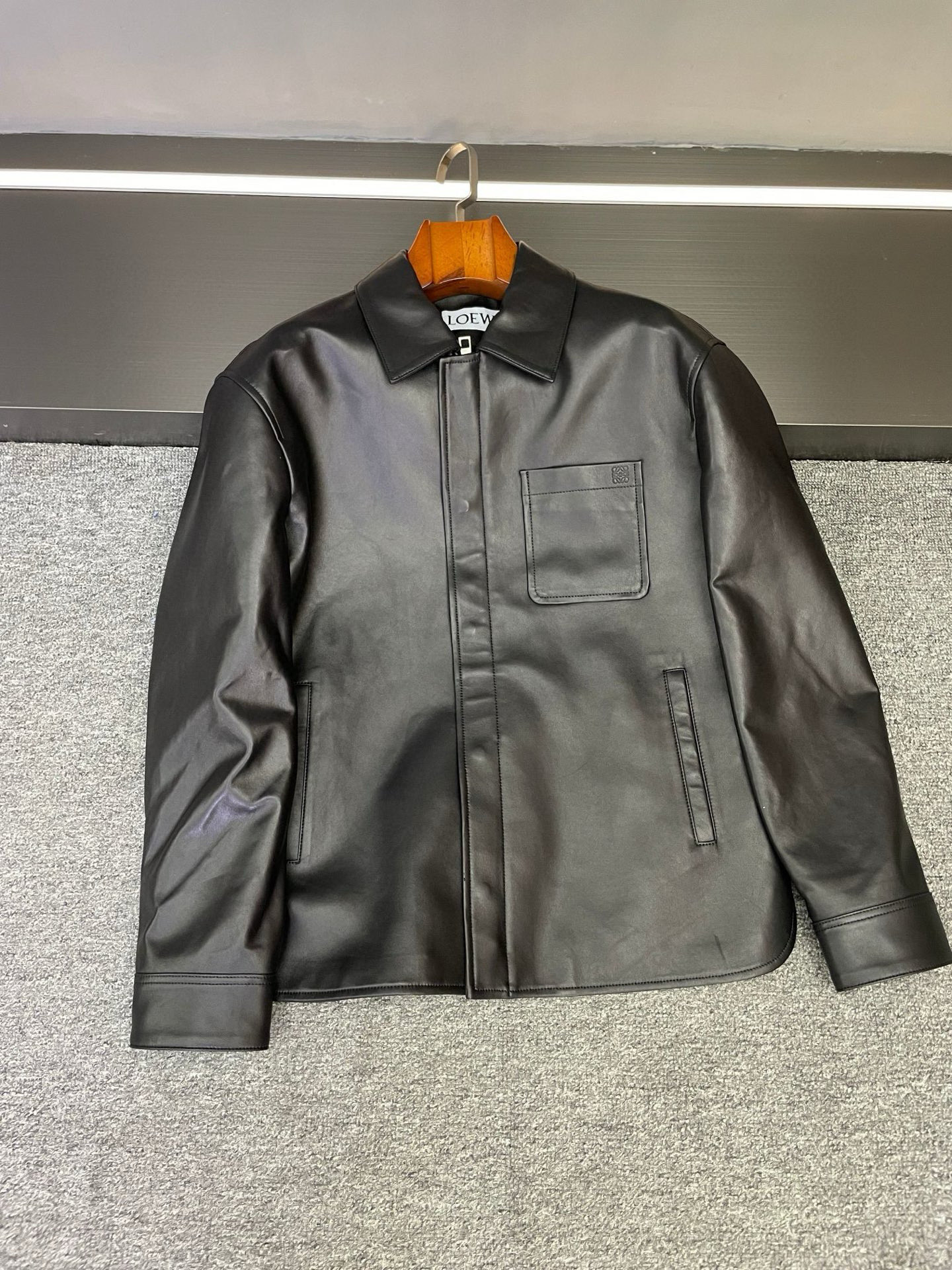 NO:674904,LOEWE's new men's sheepskin jacket for autumn and winter 2025, the beginning of a new chapter in style. In the increasingly cold autumn and winter, a jacket with both texture and style is undoubtedly the finishing touch of a man's wardrobe. LOEWE's new men's sheepskin jacket for autumn and winter 2025 comes in time for the season, bringing you a new choice for those who pursue quality and fashion.  Loewe's jacket is made of sheepskin imported from Australia. Its natural texture and delicate touch are a silent declaration of high-quality texture. The soft fit of the lambskin is like a second skin, providing an unparalleled wearing experience. At the same time, it is tough and durable and can stand the test of time.  In terms of color, there are two choices: classic black and unique green. Classic black is timeless and versatile, suitable for any occasion, calm and restrained, showing the mature charm of men; unique green breaks the rules and adds a touch of vitality to autumn and winter. Wearing it, you can easily become the focus of the crowd and show a unique fashion attitude. On the chest pocket, the low-key embossed Loewe LOGO is exquisite, small but highly recognizable, inadvertently revealing the brand's heritage and extraordinary taste, which is the persistent pursuit of quality and design in details.  Whether it is a casual outing with a simple white T and jeans, or a business occasion with a shirt, tie inside, and trousers outside, this sheepskin jacket can be perfectly integrated, easily control different styles, and meet diverse dressing needs. This autumn and winter, use Loewe's new men's sheepskin jacket to write your own fashion story and embrace the autumn and winter time that combines warmth and style. Size M-3XL,,loewe,loewe,jeans,jackets &  coats,shirts,sheepskin,ties,Top Customize119860909LOEWE 罗意威2025秋冬新款男士羊皮夹克,型格新篇启幕  在寒意渐起的秋冬,一件兼具质感与风格的夹克,无疑是男士衣橱的点睛之笔.罗意威2025秋冬新款男士羊皮夹克,应季而来,为追求品质与时尚的你,带来全新选择.  Loewe这款夹克精选澳洲进口羊皮,天然纹理与细腻触感,是高级质感的无声宣告.小羊皮的柔软贴合,宛如第二层肌肤,穿着体验无与伦比,同时又不失坚韧耐用,经得起时间的考验.  色彩上,提供经典黑色与独特绿色两种选择.经典黑色,永恒百搭,适配任何场合,沉稳内敛,彰显男士成熟魅力；独特绿色,打破常规,为秋冬增添一抹别样生机,穿上它,轻松成为人群焦点,展现与众不同的时尚态度 .  胸前口袋处,低调压花的罗意威LOGO,精致小巧却极具辨识度,不经意间流露出品牌底蕴与不凡品味,是细节处对品质与设计的执着追求.  无论是搭配简约白T与牛仔裤的休闲出街,还是内搭衬衫、领带,外配西裤的商务场合,这款羊皮夹克都能完美融入,轻松驾驭不同风格,满足多元穿搭需求.  这个秋冬,用 Loewe新款男士羊皮夹克,书写属于你的时尚故事,拥抱温暖与型格兼具的秋冬时光 . 码数M-3XL,,loewe,loewe,jeans,jackets & coats,shirts,sheepskin,ties,Top Customize1,Men's clothing