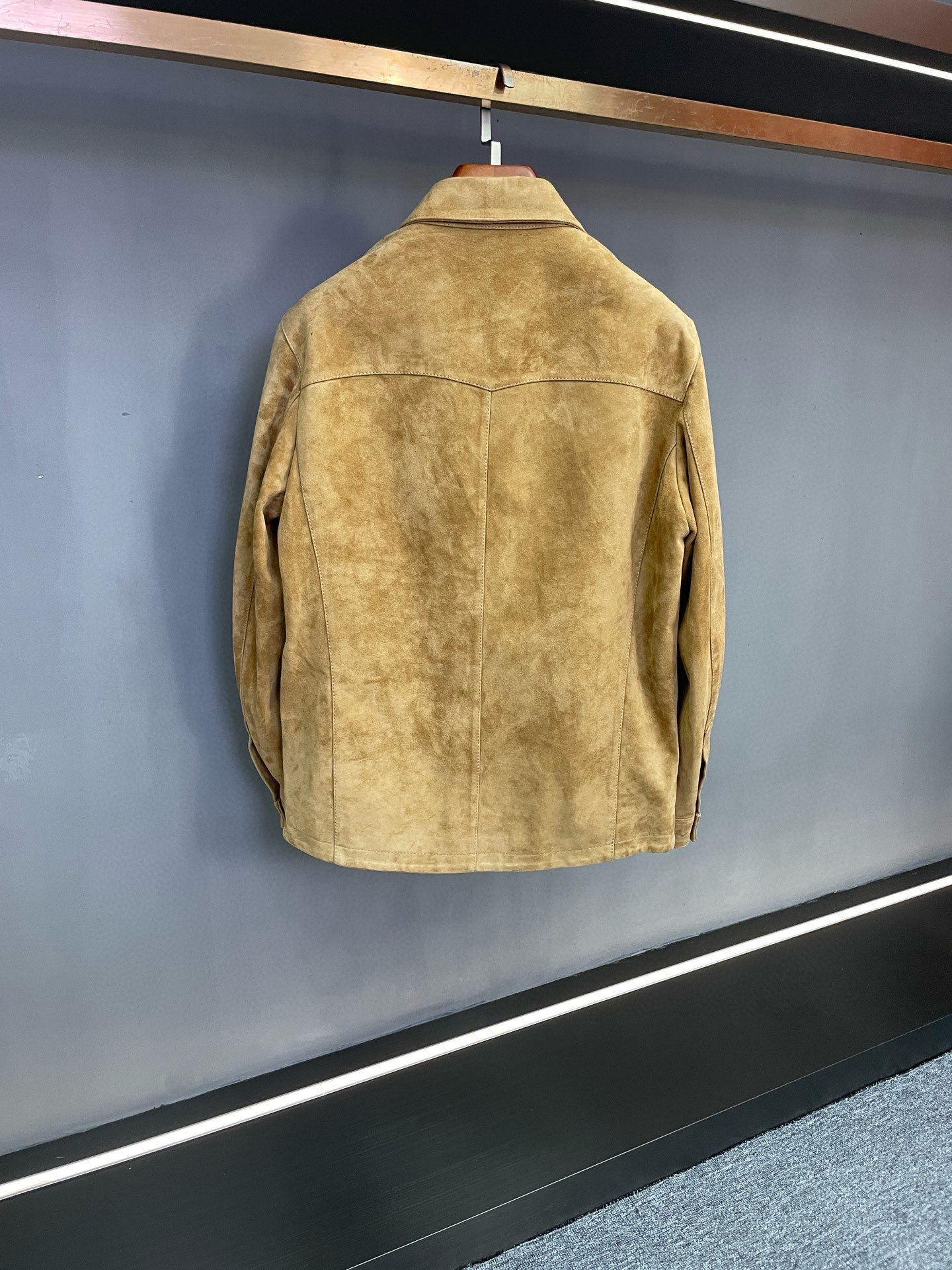 P2352 LP 诺优翩雅2025秋冬男士羊皮皮衣：以匠