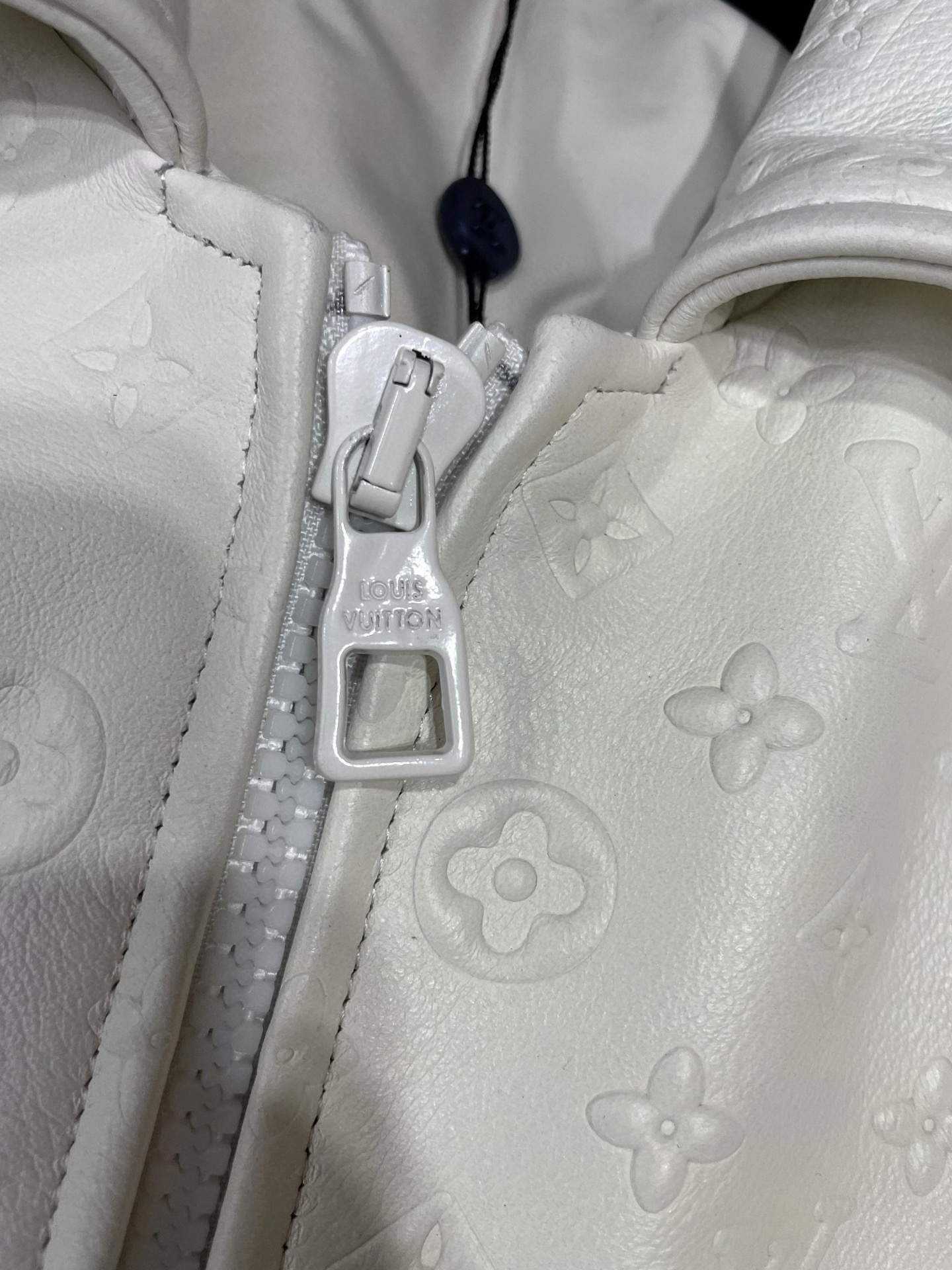 P2100 路易威登 LV 2025新款男士皮衣，平铺细