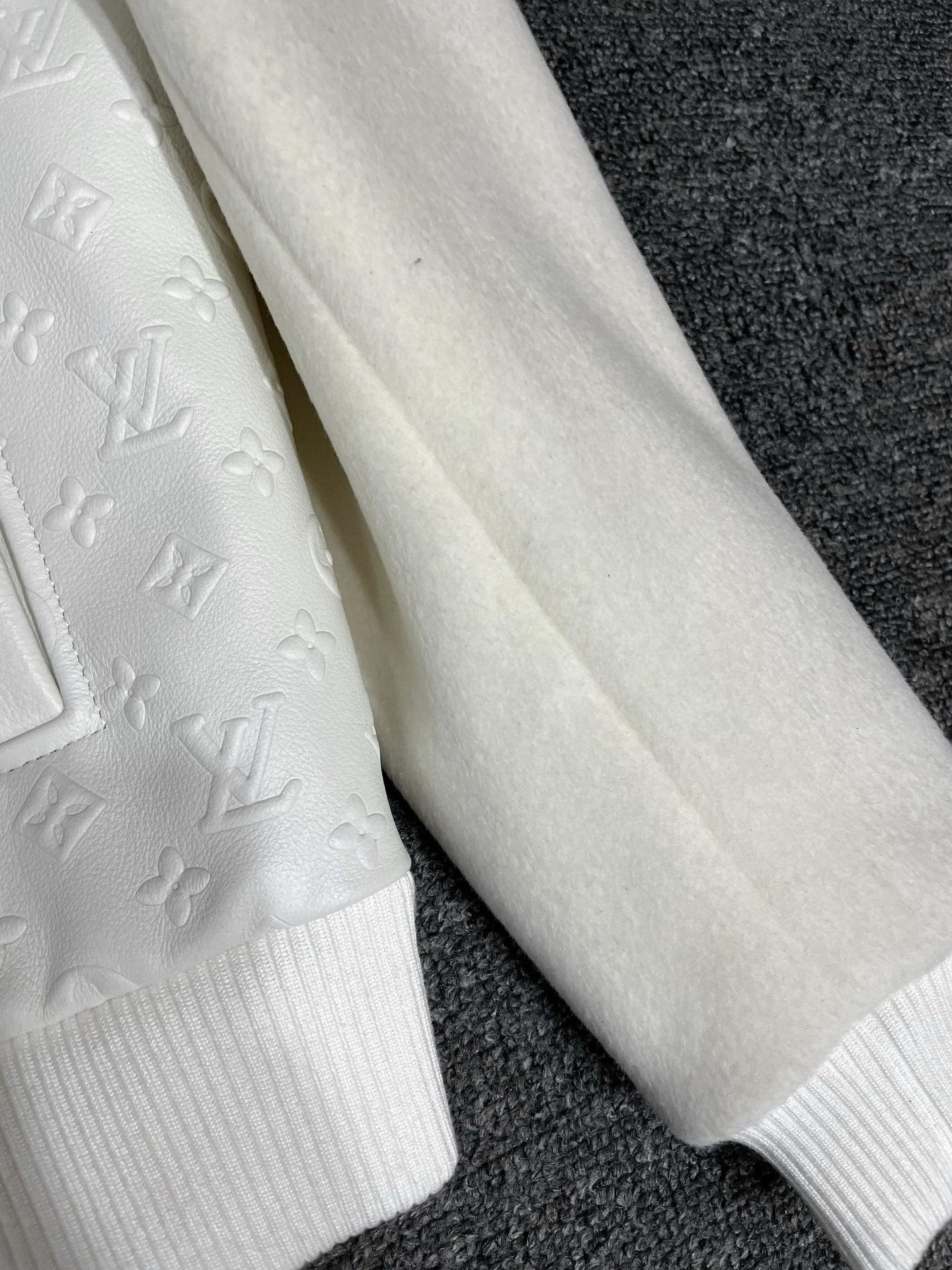 P2100 路易威登 LV 2025新款男士皮衣，平铺细