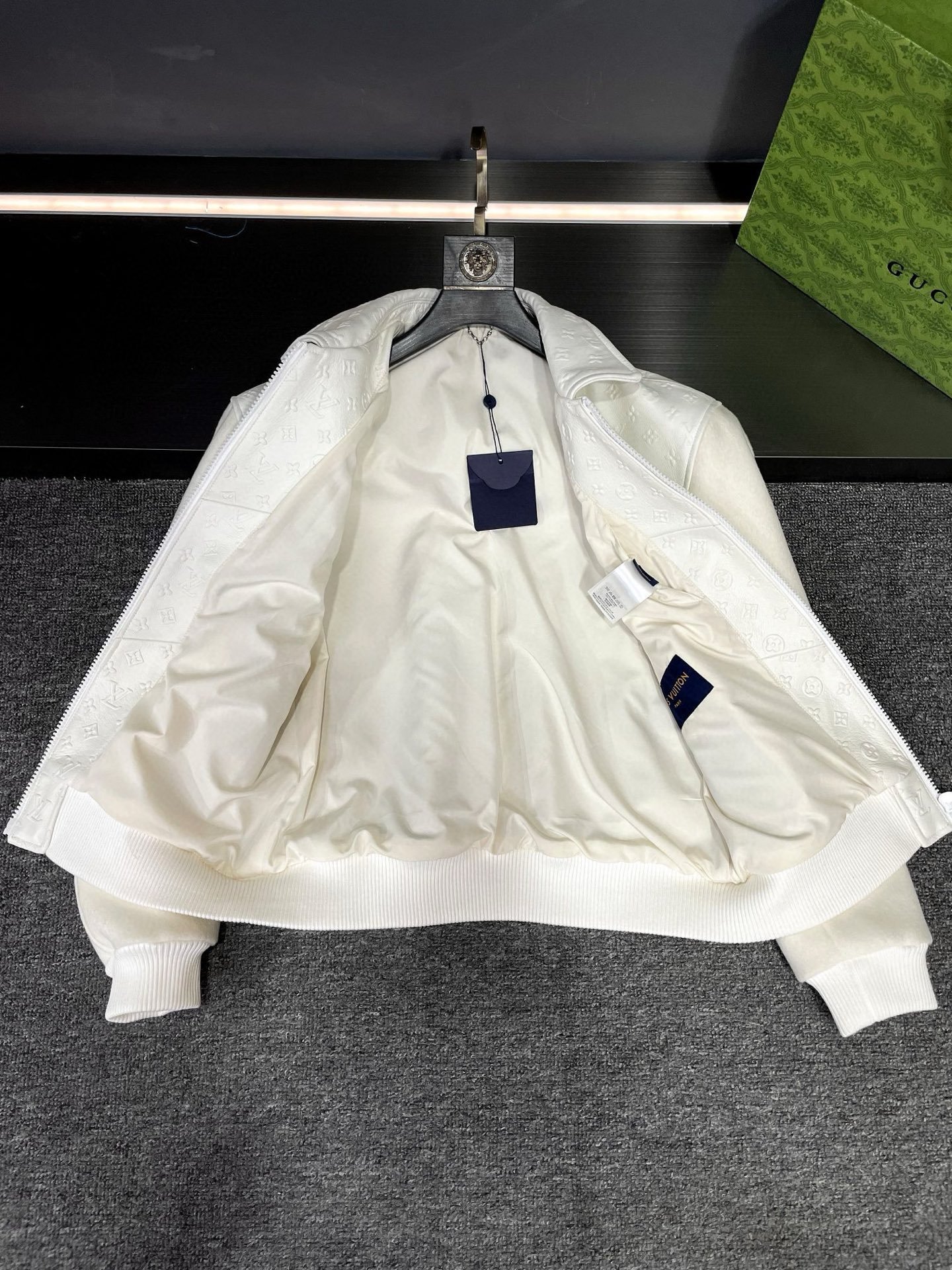 P2100 路易威登 LV 2025新款男士皮衣，平铺细