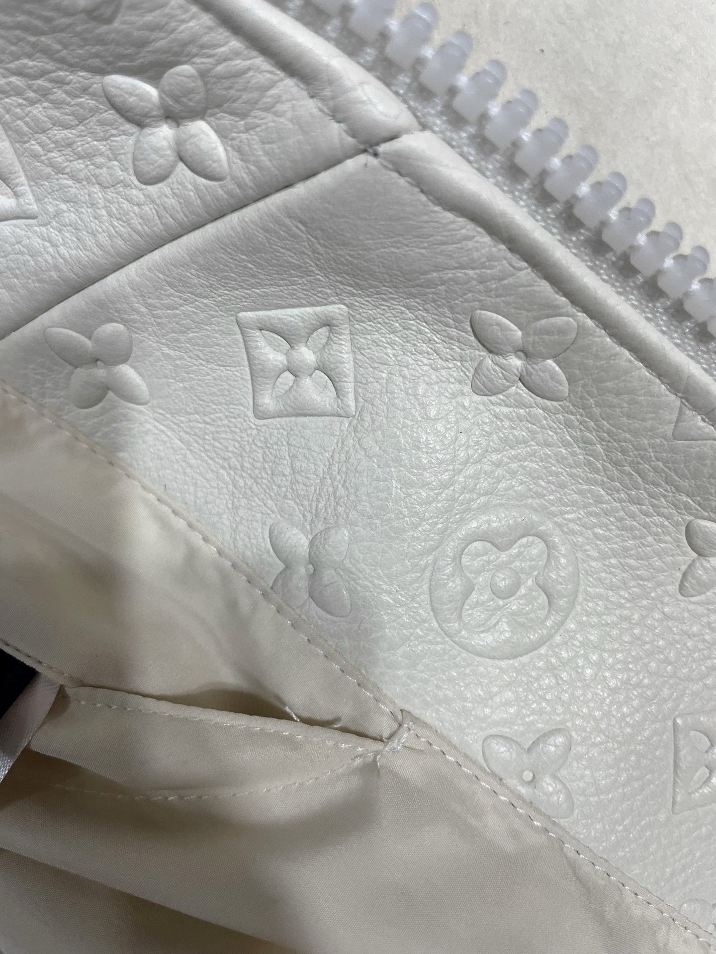 P2100 路易威登 LV 2025新款男士皮衣，平铺细