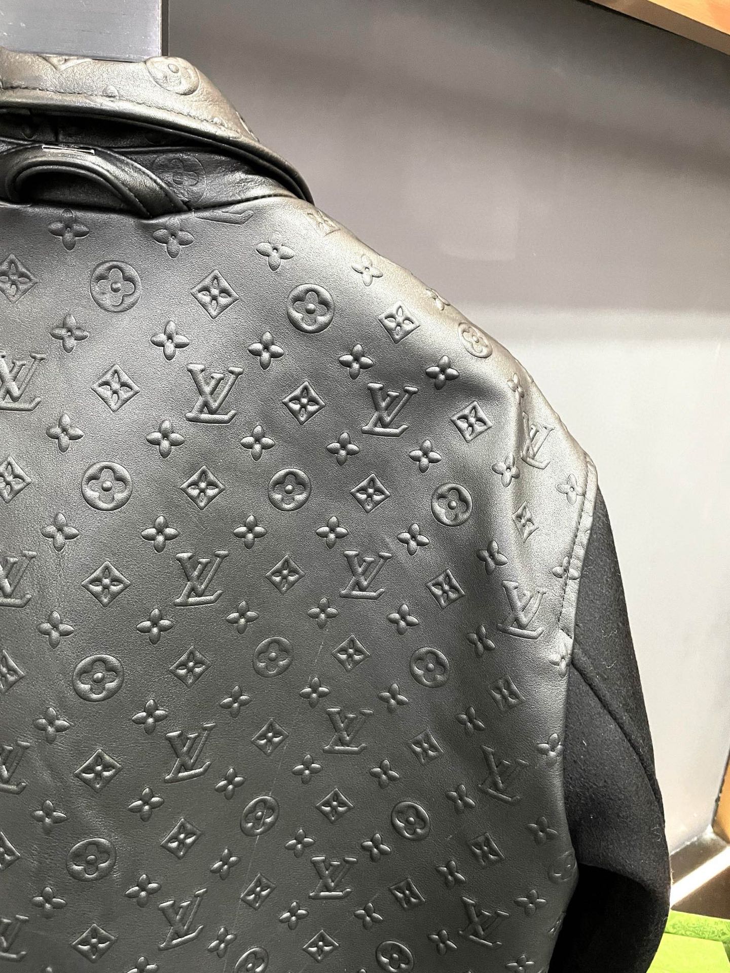 P2100 路易威登 LV 2025年新款男士羊皮拼接羊