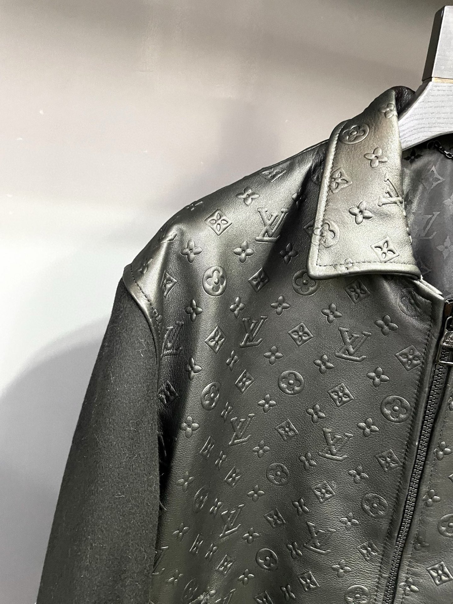 P2100 路易威登 LV 2025年新款男士羊皮拼接羊