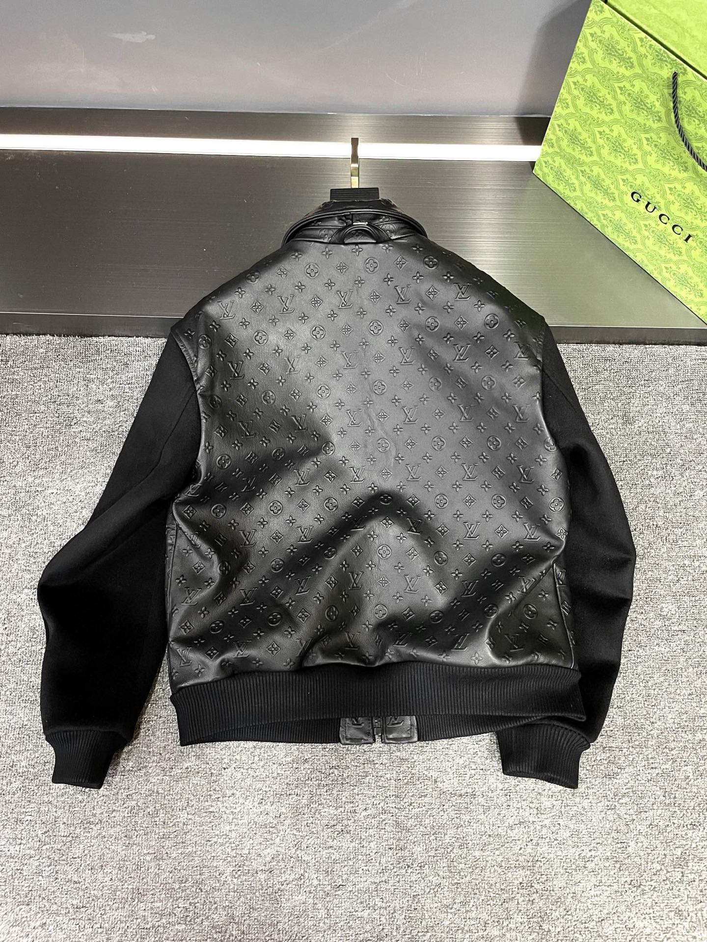 P2100 路易威登 LV 2025新款男士皮衣,平铺细