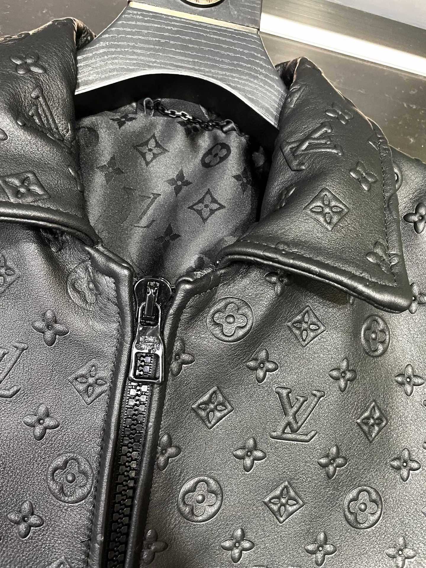 P2100 路易威登 LV 2025新款男士皮衣,平铺细