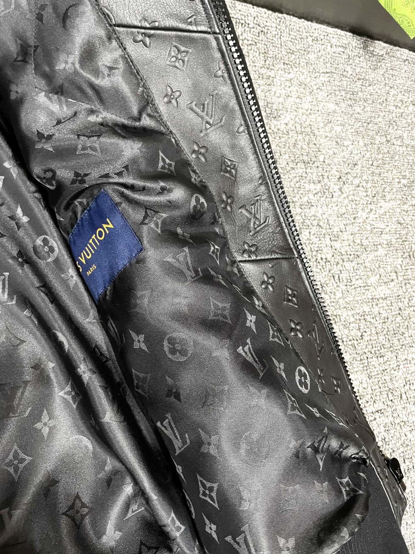 P2100 路易威登 LV 2025新款男士皮衣,平铺细